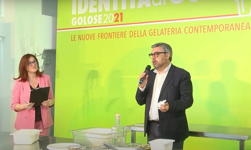 Il Sindaco di Senigallia Massimo Olivetti, insieme alla presentatrice Eleonora Cozzella
