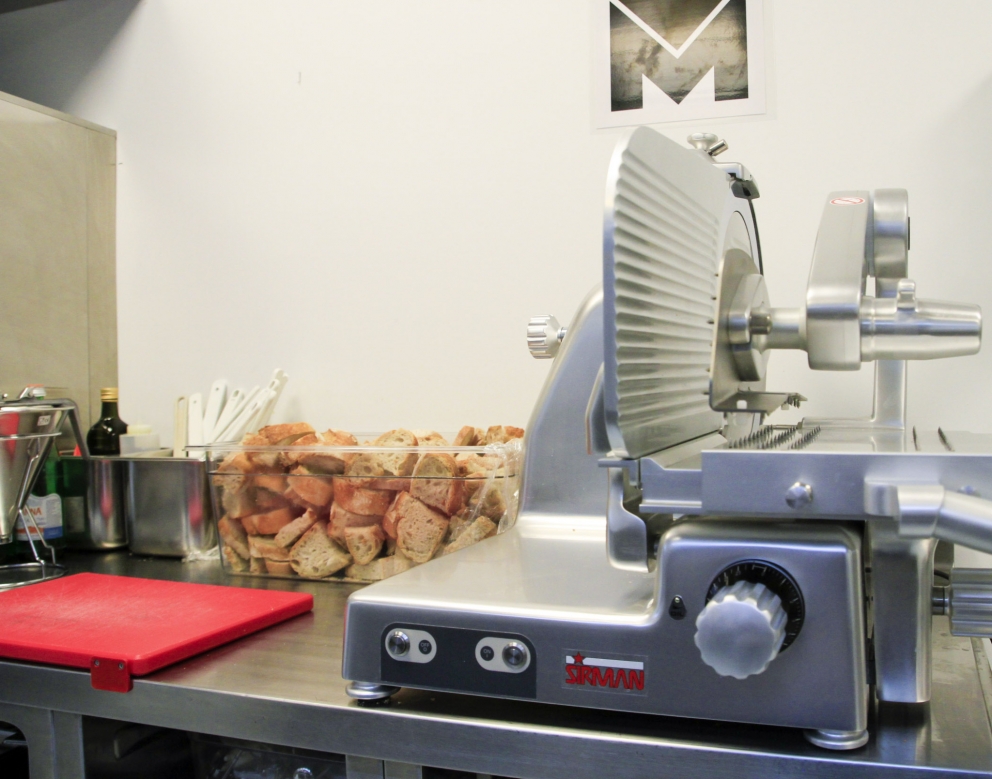 Galleria fotografica






Il piano terra del ristorante di Identità Expo








Fabiano Omodei, bartender della terrazza del S.Pellegrino Cocktail Bar








S.Pellegrino, forma e contenuto di Identità Expo (non solo acqua ma anche le Bibite S.Pellegrino e San Bitter)








Il design degli interni era di Cappellini, azienda fondata nel 1946 (leggi qui)








Le cucine erano firmate Marrone (leggi qui)...








...e Valcucine (approfondimenti qui)








Il light design era a cura di Davide Groppi, approfondimenti qui








Nei calici, i nettari del consorzio Italia del Vino: Cantine Banfi, Cantina Lunae, Cantine Ferrari Fratelli Lunelli, Sartori, Zonin1821, Gruppo Italiano Vini, Librandi, Marchesi di Barolo, Medici Ermete & Figli, Santa Margherita, Drei Donà e Terredora








La cristalleria di Identità Expo? Di Caraiba Luxury, semplicità e buon gusto








Irinox, innovazione anche nelle attrezzature





