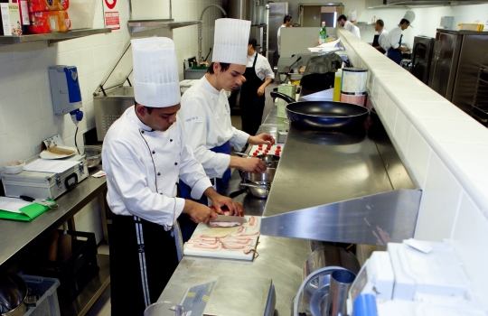 Galleria fotograficaIl Teatro del Gusto, al terzo piano della Citt&agrave; del Gusto del Gambero Rosso a Roma, Il teatro ha ospitato la finale della prima edizione del Premio Birra Moretti Grand Cru.Paolo MarchiFederico de Cesare Viola, giornalista, e Alessandra Medolago, titolare di Cantiere di Comunicazione.Alberto Rini con la sua assistente
&nbsp;La Pasta e fagioli di Alberto Rini
&nbsp;Giovanni Sorrentino con il suo assistente
&nbsp;Il Tiramis&ugrave; di Antonio Cuomo
&nbsp;Baccal&agrave; confit in grasso d'oca con mostarda di zucca al cren e laccatura di Birra Moretti Gran Cru di Daniele Zennaro
&nbsp;Giuliano BaldessariIl Carpaccio di manzo al ginepro di Giuliano BaldessariIl Ghiacciolo di birra di Giuliano BaldessariMario CapitaneoMelanzane e birra di Mario CapitaneoL'Oro di Napoli di Mario Strazzullo
&nbsp;