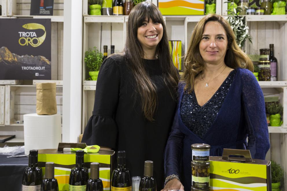 Galleria fotografica






Dispensa

Dispensa – Generi Alimentari & Generi Umani è il magazine italiano indipendente e da collezione dedicato al cibo, creato da Martina Liverani. In Dispensa le storie dei generi alimentari si intersecano a quelle dei generi umani dando vita a originali racconti fatti di parole e immagini. Un progetto controcorrente che in epoca digitale, grazie alla bellezza tattile di un prodotto editoriale antico, invita il lettore a riprendersi il tempo da dedicare alle cose belle. «Non potevamo mancare a questo grande evento, è un’occasione imperdibile non solo a livello di contatti ma anche perché ci offre una full immersion tra le eccellenze della gastronomia»









Italia Squisita 

ItaliaSquisita è il network b2b di riferimento per chi ama la ristorazione e l’accoglienza di alta gamma. Non è voluta mancare all'appuntamento con Identità Milano 2017









James 1599 

Debutto avventuroso nell'alta cucina a Identità Golose del brand James 1599. L'equipaggio, che muove i suoi passi dall'antica Compagnia Inglese delle Indie Orientali, ha portato in scena le sue spezie, i suoi sali dal mondo e le erbe aromatiche. Prodotti di alta qualità, attentamente ricercati e con un packaging all'altezza delle aspettative. Polveri impalpabili, semi aromatici, erbe disidratate, gemme marine e vulcaniche, magnifici pepi e non solo sono stati annusati e assaporati durante il congresso, assieme a golose frolle aromatizzate con la miscela di curry dolce She's My Curry creata ad hoc









Joaquin 

Per la prima volta a Identità Milano, l’azienda vitivinicola irpina Joaquin ha presentato il progetto Joaquin Dall’Isola, che le ha permesso di salvare i pochissimi quintali di uva dell’isola di Capri, prodotti da piccoli vigneti coltivati a varietà Greco, Falanghina, Biancolella, e quella che dai contadini del posto è chiamata “Ciunchesa”. Da Capri, nel 2009, sono state prodotte circa 800 Magnum, mentre nel 2010 sono state realizzate circa 2000 bottiglie. A queste si aggiunge il Vino Rosato 2012, da uve Guarnaccia e Piedirosso, un piccolo gioiello enologico di sole 68 bottiglie









Kai 

Durante tutto il congresso allo spazio espositivo di Coltelleria Kai abbiamo fatto un viaggio in Oriente con sfilettature del pesce con tecnica giapponese, decorazioni con verdure e confezionamenti di sushi e sashimi









Koppert Cress

 Koppert Cress è costantemente alla ricerca di ingredienti naturali innovativi, che permettano agli chef di aumentare il gusto e l’aroma dei loro piatti e di migliorarne la presentazione. «Siamo produttori di colori e gli chef sono i nostri pittori» ci ha spiegato Enrico Zallot. Una vasta rete internazionale di biologi, di esperti nel settore dei vegetali e di gastronomi fornisce un flusso continuo di prodotti, che soddisfa i requisiti culinari sempre più elevati di ristoranti sparsi ovunque nel mondo









Longino & Cardenal

Longino & Cardenal continua il percorso alla base del suo successo: la costante ricerca di cibi rari e preziosi. E' stato accompagnato da due nuovi partner: Pariani, un’azienda piemontese nata come produttrice di Olio di Nocciola, e Tartuflanghe, insignita da anni del titolo “Eccellenza Artigiana” dalla Regione Piemonte. Lo stand ha visto la presenza dello chef basco Senèn González che ha deliziato i visitatori proponendo le innovative lamine di patata disidratata e bacon ripiene di tuorlo d’uovo. All’interno della Longino Vip Lounge, chef e visitatori della manifestazione hanno potuto apprezzare alcuni finger food realizzati dalle giovani e sapienti mani del company chef aziendale, rigorosamente con prodotti commercializzati da Longino & Cardenal. Anche Andrea Larossa, chef del ristorante Larossa ad Alba, ha presentato una versione finger dei suoi piatti a base di prodotti Tartuflanghe. E ancora: plancton marino Veta La Palma; pane Triticum che ha nobilitato il pane precotto e surgelato; i fiori e le erbe eduli dell’azienda alto-atesina Alpin Herbs; il tonno rosso del mediterraneo Balfegò, il baccalà dissalato Giraldo e, non da ultimo, il gambero rosso di Mazara del Vallo di Don Gambero









Macelleria Zivieri e Zivieri Tartufi

In linea con il tema del congresso, Macelleria Zivieri Massimo e Zivieri Tartufi hanno animato il proprio stand con il meglio della loro produzione. Battute al coltello di bovino e cervo affiancate dal tartufo nero pregiato, toast con prosciutto cotto di Mora Romagnola, crostini con patè fegato di pollo allevato a terra e funghi galletti, degustazioni di salame Montanaro di Mora Romagnola recentemente nominato il miglior salame in Italia, tagliata di capriolo e mini hamburger di selvaggina con tartufo bianchetto. Valore delle aziende protagoniste è l'attenzione verso prodotti naturali, a completa disposizione di una ristorazione attenta e scrupolosa, secondo filiere di produzione uniche in Italia









Manicardi 

Manicardi ha portato a Identità Milano due eccellenze enogastronomiche dell’Emilia Romagna: Lambrusco e Aceto Balsamico di Modena. In degustazione: Lambrusco Grasparossa di Castelvetro DOC “Vigna Cà del Fiore”, Spumante Brut Rosè “Fabula”, Aceto Balsamico Tradizionale di Modena DOP Extra Vecchio, Aceto Balsamico di Modena IGP “Nero Elisir”, Aceto Balsamico di Modena IGP “Nero Elisir Gold” e Aceto Balsamico di Modena IGP “5 Scudi”.









Masseria Schinosa

Nella Masseria Schinosa da oltre trecento anni si fa olio extravergine di oliva con amore per la terra e per gli oltre 28.000 secolari olivi pugliesi. Gli oliveti sono condotti con le più moderne tecniche colturali e nella produzione del loro olio extra vergine di oliva si incontrano e si fondono tradizione e innovazione









Mealitaly

Mealitaly e Tesoritalia nascono per promuovere e tutelare le eccellenze tipiche del territorio italiano grazie all’alta qualità della produzione stessa. Lavorando in aree DOP e IGP, come il Parco Nazionale del Vesuvio, la Penisola Sorrentina, le Colline Salernitane e il Cilento, per ciascuna referenza è stato redatto un "disciplinare di produzione interno", elevando gli standard qualitativi a livelli altissimi sia sul mercato italiano che estero. Ogni prodotto è controllato in ogni sua fase di produzione e lavorazione, partendo dalla coltivazione diretta delle materie prime sino al packaging finale









Mepra

Mepra nasce nel 1946 dalla trasformazione dell’azienda della famiglia Prandelli che, a cavallo delle due guerre, produce materiale bellico. L’indirizzo scelto dall’azienda per la propria produzione, privilegia la qualità e non la quantità: l’alluminio, utilizzato fino ad allora, viene immediatamente sostituito dall’ottone cromato, materiale di qualità superiore. Mepra continua a produrre tutti i suoi articoli in Italia, ed è presente oggi negli ambienti più esclusivi e rinomati del mondo, dagli hotel di lusso alle compagnie di crociera e aeree









Mielizia

Nel corso delle tre giornate Mielizia ha effettuato presso il proprio spazio espositivo a Identità Milano degustazioni dei loro mieli italiani millefiori e monoflora e altri prodotti apistici, anche in accompagnamento a formaggi, per conoscere meglio i prodotti della gamma e far apprezzare la varietà del miele italiano, suggerendo insoliti abbinamenti gastronomici









Niko Formazione

Un percorso di formazione unico in Italia, dalla partnership con l'Università degli Studi di Scienze Gastronomiche di Pollenzo alla full immersion in Casadonna Reale, al progetto Spazio, ristorante-laboratorio dove convertire la pratica didattica in lavoro nell'ottica della ricerca









Olitalia

Olitalia a Identità Milano ha presentato le sue eccellenze della linea Gourmet: gli Extravergini Regionali, le Monocultivar, l’Aceto Balsamico di Modena, e Frienn, l’innovativo olio di girasole altoleico per una frittura sana e leggera. L’azienda è specializzata da più di 30 anni nella produzione di oli e aceti ed è presente in oltre 120 paesi nel mondo









Open Blue Global Services

Nello spazio espositivo di Open Blue Global Services abbiamo degustato pesce cobia in tre ricette dello chef Omar Allievi: Cobia affumicato con mele, melanzane, crunchy di pane alla segale e robiola allo yuzu, Cobia marinato al miso con salsa di arance e cicoria e Tiradito di cobia con choclo e camote. Inoltre con Samsung Oculus, un’esperienza di realtà virtuale a 360 gradi, tutti i visitatori hanno potuto immergersi in un viaggio di due minuti e mezzo nell’impianto aziendale a Panama, una vista in elicottero a 12 km dalla costa per visitare le gabbie e scoprire come viene allevato il pesce cobia









Pastificio dei Campi

Per Pastificio dei Campi due chef hanno preparato una ricetta da offrire ai visitatori presso lo spazio espositivo dell’azienda: Christoph Bob del ristorante Refettorio Monastero Santa Rosa ha proposto Pasta dei Campi con peperoni, Mezzi occhi di lupo alla genovese con ali di razza e carciofi di Schito; Andrea Napolitano del ristorante Il Bikini di Vico Equense un Mischiato delicato con polipetti alla luciana, patate affumicate e spaghetti di mare









Pedrazzoli Salumificio

Pedrazzoli, salumificio mantovano nato nel 1950, oggi leader nella produzione di salumi bio, ha esordito a Identità Milano presentando la sua linea di salumi gourmet extra-selezionati Q+. Dedicata a chi ricerca l’eccellenza, Q+ è una collezione di prodotti esclusivi a produzione limitata e si caratterizza per l’estrema artigianalità che si ricollega a un’atavica tradizione norcina valorizzata da un packaging moderno ed essenziale. Si tratta di salumi numerati che consentono di tracciare tutto il ciclo di vita del prodotto. Un omaggio sensoriale e un gusto inconfondibile che nasce dalla ricerca della massima qualità del prodotto e del sapore più genuino









Piccolo Brite

Durante le tre giornate abbiamo potuto assaggiare gli speciali prodotti che provengono dal caseificio Piccolo Brite: formaggio di alpeggio e latteria, formaggio di malga e speck, prodotti che conservano intatto tutto il sapore delle Alpi, affinati, secondo un procedimento naturale, nei locali del caseificio affacciato su Cortina nella frazione di Alverà. Presente allo stand anche il mastro casaro che ha spiegato i vari procedimenti della fase di produzione









PRI.MA

PRI.MA. (fusione delle parole "prima" e “materia"), è una start-up nata in Puglia nel 2015 su iniziativa di un pastry chef e di un imprenditore del settore erboristico-salutistico. Dall'incontro di queste due esperienze prendono vita le 31 essenze della linea PRI.MA., risultato di un innovativo processo di estrazione dagli oli essenziali di frutti, fiori, spezie e piante officinali. Pepe, lime, cannella, zenzero sono solo alcune delle loro essenze con cui sperimentare in cucina. Tre le parole chiave di questa nuova linea: innovazione, riferita alla tecnica estrattiva, continua e circolatoria, per perfetti distillati di gusto; benessere, perché PRI.MA. contiene solo le virtù naturali degli alimenti; e qualità delle preparazioni, grazie all'alta volatilità della profumazione dei suoi oli essenziali e alla loro contemporanea stabilità in cottura che lascia intatti gusto e salubrità









Riso Zaccaria

Abbiamo fatto un lungo viaggio nella storia e nella cultura del riso con Zaccaria, che ci ha presentato più di venti tipologie di riso: biologiche, di Baraggia Dop, integrali e non. Tutte prodotte con estrema cura e nel pieno rispetto dell'ambiente. Zaccaria produce anche Gallette di riso e farine di riso monocultivar. Tutto è integralmente prodotto nelle risaie e negli impianti aziendali a Salussola, in provincia di Biella, in uno dei territori più particolari e unici al mondo per la coltivazione del riso, la Baraggia









RoboQbo

RoboQbo ha presentato al congresso con cooking show di Viviana Varese le applicazioni in gastronomia e pasticceria di Qbo Universal Processing System nella versione 4. Una singola unità Qbo-4 è in grado di cuocere, raffreddare, concentrare, raffinare e lavorare in sottovuoto qualsiasi prodotto alimentare. Oggi è disponibile con un ampio display touchscreen da 10,1” oltre a un'interfaccia user friendly con funzioni avanzate di controllo del processo produttivo e di sanificazione









Selecta

Anche quest'anno in occasione del congresso Selecta ha accolto presso il proprio stand tutti i suoi ospiti per presentare, attraverso degustazioni e approfondimenti, le principali novità che hanno arricchito una selezione di specialità gastronomiche: prodotti ittici della Porto Santo Spirito, Acqua di mare Mediterranea, Ostriche Cadoret, Baccalà tradizionale Rafols, salmone scozzese Loch Fyne, Culatello di Zibello Dop e salumi tradizionali del Podere Cadassa, Foie Gras Rougié, specialità casearia della pregiata selezione Formaggi.it e formaggi francesi del noto affinatore Hervé Mons, una ricca selezione di Grand Crus di cioccolato Valrhona, tartellette dolci e salate, coni e cestini de La Rose Noire, puree di frutta Ravifruit e infine la pregiatissima carne wagyu giapponese






