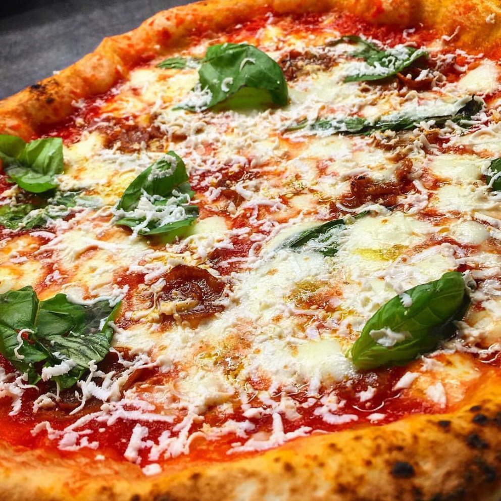 Galleria fotografica






Patrick Ricci, Pomodoro & Basilico, San Mauro Torinese (Torino)

Emozioni - Foie gras con criollo 100%, mostarda di fichi e mousse al caffè. Sottotitolo, l'amore in un morso. Resta in bocca un gusto finale di amaro e dolce, è un po' la sensazione che si prova quando si vive un amore, ma nei momenti un po' tristi, dopo una lite o quando non è corrisposto – foto Luca Appiotti









Simone Lombardi, Dry, Milano

Pizza anguilla al cartoccio, cime di rapa e provola affumicata - Un piatto dalla prevalente nota affumicata data dalla cottura dell’anguilla nel forno a legna. Le cime di rapa ne risaltano: sapidità, grassezza e tendenza amarognola









Leonardo Giannico, Taverna Gourmet, Milano

Pizza polipo e cime di rapa, impasto al nero di seppia – Con vellutata di broccoli calabresi cime di rapa e polipo alla plancia, il tutto accompagnato da un bicchierino di acqua di polipo, lime e pepe nero, per sciacquare la bocca e accompagnare la pizza









Antonio Pappalardo, La Cascina dei Sapori, Rezzato (Brescia)

Pizza da degustazione con tagliatelle di seppia, caco, noce macadamia e frutto della passione - L'abbiamo proposta in anteprima per la serata di beneficienza che abbiamo organizzato a favore della fondazione PInAC ed è piaciuta molto. L'ho creata insieme al mio secondo Matteo Attianese, perché abbiamo visto che in precedenza abbiamo proposto la seppia in alcune pizze ma sempre con poco successo. Quindi cambiando forma alla seppia (prima cotta sottovuoto e poi tagliata con l'affettatrice a mó di tagliatella) ho notato che è stata molto apprezzata









Denis Lovatel, Da Ezio, Alano di Piave (Belluno)

In-fusioni - La pizza inaugura un progetto al quale tengo molto, prevede la creazione di 12 pizze d'autore ideate insieme ad altrettanti importanti chef. Ne proporremo una al mese qui Da Ezio. Questo mese partiamo con una pizza creata insieme a Francesco Brutto di Undicesimo Vineria, premiato di recente come Miglior Chef Emergente del Nordest. Insieme abbiamo pensato una pizza bianca con fiordilatte, topinambur al forno, chips di cavolo nero, succo di cavolo nero, noci e infuso di Pu'er, un particolare tè post-fermentato cinese della regione della Yunnan, che più invecchia e più migliora. Sulla pizza usiamo un Pu'er del 1998 con sentori di noce, cantina, terra e corteccia. In generale è una pizza che gioca sull'armonia e non sui contrasti, i gusti si richiamano a vicenda









Alberto Morello, Gigi Pipa, Este (Padova)

Gennaio nell'orto - La verdura è ovviamente di nostra produzione (broccolo verde, finocchio con aneto, cipolla caramellata, spuma di spinaci e parmigiano, chips di broccolo fiolaro)









Ruggero Ravagnan, Grigoris, Mestre (Venezia)

Cavolo che sarda! - Fiordilatte, cavolo nero, sarda al forno, peperoncino fresco, pane croccante di Petra9, finocchietto









Simone Padoan, I Tigli, San Bonifacio (Verona)

Pizza raperonzoli e pasta di salame - Perché per me è la perfetta trasposizione di ricordi di infanzia in un piatto moderno, capace di attualizzare sapori tradizionali tipici di questo periodo









Renato Bosco, Saporè, San Martino Buon Albergo (Verona)

Aria Affumicata - Aria di pane cotta al vapore con renga affumicata e con crema calda di broccoletto di Custoza. Tradizioni e usanze della cucina veronese vogliono essere riportate in chiave attuale presentando un piatto che si troverà a Saporè nel periodo quaresimale. In molti paesi del Veronese si festeggia la renga (pesce povero) in concomitanza con il mercoledì delle ceneri. Sacro e profano si mescolano









Matto Aloe, Berberè, Bologna (anche Castelmaggiore e Firenze)

Pizza 'nduja di Spilinga, pomodoro, caciocavallo. Una pizza che ha preso posto nei menu di tutte le stagioni in Berberè. Un'evergreen caldo, deciso e accogliente: una pizza del sud









Massimo Gatti, I Due Gatti, Borgo Val di Taro (Parma)

Pizza Don Camillo. E' una delle pizze che comporrà il menu della nuova pizzeria al taglio Pizza di Parma, in posizione centralissima a Parma (apertura entro marzo) che proporremo lungo l'anno con cadenza mensile, per giocare anche con prodotti fuori del nostro territorio in maniera accattivante. E' ispirata alle scorribande e ai luoghi del personaggio di Guareschi: spalla cotta di San Secondo, la crema di Parmigiano-Reggiano (tratto d'unione tra le due province) e le cipolline Borettane (Boretto è un paese nei pressi di Brescello, dove venne sviluppata la storia di Don Camillo) cotte nella Fortana, vino tipico della Bassa Parmense e Reggiana 









Gabriele Bonci, Pizzarium, Roma

Pizza carbonara di carciofi. Una focaccia di cipolle dolci, con sopra una strapazzata di uovo, guanciale e pecorino. Rifinita con qualche carciofo, alla giudia e alla romana. L'ho dedicata a tutte quelle persone che ogni giorno vengono da tutto il mondo per assaggiare la mia pizza. Un boccone di romanità all'ennesima potenza









Stefano Callegari, Sforno, Roma

Bruschetta culo e camicia. Fetta di pane tostato con un velo di burro Occelli, uovo Parisi in camicia e una fetta di culatello Spigaroli sopra. La presenterò da Sbanco, il mio nuovo locale, apertura marzo 2016









Franco Pepe, Pepe in Grani, Caiazzo (Caserta)

Pizza Bucolica. L'ispirazione nasce da un'antica ricetta campana. Alla zucca ed ai fagioli si uniscono il sapore deciso della scamorza affumicata e la nota croccante del radicchio









Ciro Salvo, 50 Kalò, Napoli

50 Kalò (Margherita con scarole). Ingredienti: pomodorini datterini freschi, scarole cotte a vapore, fior di latte di Agerola, olive nere taggiasche, capperi di Salina azienda agrobiologica Salvatore D'Amico, olio extra vergine d'oliva Dop colline salernitane









Enzo Coccia, La Notizia 94, Napoli

Pizza Guardia Costiera. E' una pizza nata in nome della solidarietà per gli uomini e donne della guardia costiera che ogni anno salvano migliaia di vite (profughi). Include mozzarella di bufala, tonno affumicato tagliato sottile, erba cipollina, olio aromatizzao al limone, origano e basilico. Abbinamento consigliato: champagne Jacquesson 738






