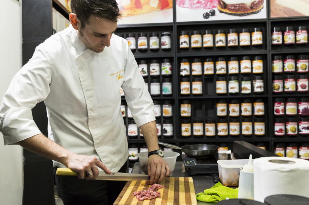 Galleria fotografica






Dispensa

Dispensa – Generi Alimentari & Generi Umani è il magazine italiano indipendente e da collezione dedicato al cibo, creato da Martina Liverani. In Dispensa le storie dei generi alimentari si intersecano a quelle dei generi umani dando vita a originali racconti fatti di parole e immagini. Un progetto controcorrente che in epoca digitale, grazie alla bellezza tattile di un prodotto editoriale antico, invita il lettore a riprendersi il tempo da dedicare alle cose belle. «Non potevamo mancare a questo grande evento, è un’occasione imperdibile non solo a livello di contatti ma anche perché ci offre una full immersion tra le eccellenze della gastronomia»









Italia Squisita 

ItaliaSquisita è il network b2b di riferimento per chi ama la ristorazione e l’accoglienza di alta gamma. Non è voluta mancare all'appuntamento con Identità Milano 2017









James 1599 

Debutto avventuroso nell'alta cucina a Identità Golose del brand James 1599. L'equipaggio, che muove i suoi passi dall'antica Compagnia Inglese delle Indie Orientali, ha portato in scena le sue spezie, i suoi sali dal mondo e le erbe aromatiche. Prodotti di alta qualità, attentamente ricercati e con un packaging all'altezza delle aspettative. Polveri impalpabili, semi aromatici, erbe disidratate, gemme marine e vulcaniche, magnifici pepi e non solo sono stati annusati e assaporati durante il congresso, assieme a golose frolle aromatizzate con la miscela di curry dolce She's My Curry creata ad hoc









Joaquin 

Per la prima volta a Identità Milano, l’azienda vitivinicola irpina Joaquin ha presentato il progetto Joaquin Dall’Isola, che le ha permesso di salvare i pochissimi quintali di uva dell’isola di Capri, prodotti da piccoli vigneti coltivati a varietà Greco, Falanghina, Biancolella, e quella che dai contadini del posto è chiamata “Ciunchesa”. Da Capri, nel 2009, sono state prodotte circa 800 Magnum, mentre nel 2010 sono state realizzate circa 2000 bottiglie. A queste si aggiunge il Vino Rosato 2012, da uve Guarnaccia e Piedirosso, un piccolo gioiello enologico di sole 68 bottiglie









Kai 

Durante tutto il congresso allo spazio espositivo di Coltelleria Kai abbiamo fatto un viaggio in Oriente con sfilettature del pesce con tecnica giapponese, decorazioni con verdure e confezionamenti di sushi e sashimi









Koppert Cress

 Koppert Cress è costantemente alla ricerca di ingredienti naturali innovativi, che permettano agli chef di aumentare il gusto e l’aroma dei loro piatti e di migliorarne la presentazione. «Siamo produttori di colori e gli chef sono i nostri pittori» ci ha spiegato Enrico Zallot. Una vasta rete internazionale di biologi, di esperti nel settore dei vegetali e di gastronomi fornisce un flusso continuo di prodotti, che soddisfa i requisiti culinari sempre più elevati di ristoranti sparsi ovunque nel mondo









Longino & Cardenal

Longino & Cardenal continua il percorso alla base del suo successo: la costante ricerca di cibi rari e preziosi. E' stato accompagnato da due nuovi partner: Pariani, un’azienda piemontese nata come produttrice di Olio di Nocciola, e Tartuflanghe, insignita da anni del titolo “Eccellenza Artigiana” dalla Regione Piemonte. Lo stand ha visto la presenza dello chef basco Senèn González che ha deliziato i visitatori proponendo le innovative lamine di patata disidratata e bacon ripiene di tuorlo d’uovo. All’interno della Longino Vip Lounge, chef e visitatori della manifestazione hanno potuto apprezzare alcuni finger food realizzati dalle giovani e sapienti mani del company chef aziendale, rigorosamente con prodotti commercializzati da Longino & Cardenal. Anche Andrea Larossa, chef del ristorante Larossa ad Alba, ha presentato una versione finger dei suoi piatti a base di prodotti Tartuflanghe. E ancora: plancton marino Veta La Palma; pane Triticum che ha nobilitato il pane precotto e surgelato; i fiori e le erbe eduli dell’azienda alto-atesina Alpin Herbs; il tonno rosso del mediterraneo Balfegò, il baccalà dissalato Giraldo e, non da ultimo, il gambero rosso di Mazara del Vallo di Don Gambero









Macelleria Zivieri e Zivieri Tartufi

In linea con il tema del congresso, Macelleria Zivieri Massimo e Zivieri Tartufi hanno animato il proprio stand con il meglio della loro produzione. Battute al coltello di bovino e cervo affiancate dal tartufo nero pregiato, toast con prosciutto cotto di Mora Romagnola, crostini con patè fegato di pollo allevato a terra e funghi galletti, degustazioni di salame Montanaro di Mora Romagnola recentemente nominato il miglior salame in Italia, tagliata di capriolo e mini hamburger di selvaggina con tartufo bianchetto. Valore delle aziende protagoniste è l'attenzione verso prodotti naturali, a completa disposizione di una ristorazione attenta e scrupolosa, secondo filiere di produzione uniche in Italia









Manicardi 

Manicardi ha portato a Identità Milano due eccellenze enogastronomiche dell’Emilia Romagna: Lambrusco e Aceto Balsamico di Modena. In degustazione: Lambrusco Grasparossa di Castelvetro DOC “Vigna Cà del Fiore”, Spumante Brut Rosè “Fabula”, Aceto Balsamico Tradizionale di Modena DOP Extra Vecchio, Aceto Balsamico di Modena IGP “Nero Elisir”, Aceto Balsamico di Modena IGP “Nero Elisir Gold” e Aceto Balsamico di Modena IGP “5 Scudi”.









Masseria Schinosa

Nella Masseria Schinosa da oltre trecento anni si fa olio extravergine di oliva con amore per la terra e per gli oltre 28.000 secolari olivi pugliesi. Gli oliveti sono condotti con le più moderne tecniche colturali e nella produzione del loro olio extra vergine di oliva si incontrano e si fondono tradizione e innovazione









Mealitaly

Mealitaly e Tesoritalia nascono per promuovere e tutelare le eccellenze tipiche del territorio italiano grazie all’alta qualità della produzione stessa. Lavorando in aree DOP e IGP, come il Parco Nazionale del Vesuvio, la Penisola Sorrentina, le Colline Salernitane e il Cilento, per ciascuna referenza è stato redatto un "disciplinare di produzione interno", elevando gli standard qualitativi a livelli altissimi sia sul mercato italiano che estero. Ogni prodotto è controllato in ogni sua fase di produzione e lavorazione, partendo dalla coltivazione diretta delle materie prime sino al packaging finale









Mepra

Mepra nasce nel 1946 dalla trasformazione dell’azienda della famiglia Prandelli che, a cavallo delle due guerre, produce materiale bellico. L’indirizzo scelto dall’azienda per la propria produzione, privilegia la qualità e non la quantità: l’alluminio, utilizzato fino ad allora, viene immediatamente sostituito dall’ottone cromato, materiale di qualità superiore. Mepra continua a produrre tutti i suoi articoli in Italia, ed è presente oggi negli ambienti più esclusivi e rinomati del mondo, dagli hotel di lusso alle compagnie di crociera e aeree









Mielizia

Nel corso delle tre giornate Mielizia ha effettuato presso il proprio spazio espositivo a Identità Milano degustazioni dei loro mieli italiani millefiori e monoflora e altri prodotti apistici, anche in accompagnamento a formaggi, per conoscere meglio i prodotti della gamma e far apprezzare la varietà del miele italiano, suggerendo insoliti abbinamenti gastronomici









Niko Formazione

Un percorso di formazione unico in Italia, dalla partnership con l'Università degli Studi di Scienze Gastronomiche di Pollenzo alla full immersion in Casadonna Reale, al progetto Spazio, ristorante-laboratorio dove convertire la pratica didattica in lavoro nell'ottica della ricerca









Olitalia

Olitalia a Identità Milano ha presentato le sue eccellenze della linea Gourmet: gli Extravergini Regionali, le Monocultivar, l’Aceto Balsamico di Modena, e Frienn, l’innovativo olio di girasole altoleico per una frittura sana e leggera. L’azienda è specializzata da più di 30 anni nella produzione di oli e aceti ed è presente in oltre 120 paesi nel mondo









Open Blue Global Services

Nello spazio espositivo di Open Blue Global Services abbiamo degustato pesce cobia in tre ricette dello chef Omar Allievi: Cobia affumicato con mele, melanzane, crunchy di pane alla segale e robiola allo yuzu, Cobia marinato al miso con salsa di arance e cicoria e Tiradito di cobia con choclo e camote. Inoltre con Samsung Oculus, un’esperienza di realtà virtuale a 360 gradi, tutti i visitatori hanno potuto immergersi in un viaggio di due minuti e mezzo nell’impianto aziendale a Panama, una vista in elicottero a 12 km dalla costa per visitare le gabbie e scoprire come viene allevato il pesce cobia









Pastificio dei Campi

Per Pastificio dei Campi due chef hanno preparato una ricetta da offrire ai visitatori presso lo spazio espositivo dell’azienda: Christoph Bob del ristorante Refettorio Monastero Santa Rosa ha proposto Pasta dei Campi con peperoni, Mezzi occhi di lupo alla genovese con ali di razza e carciofi di Schito; Andrea Napolitano del ristorante Il Bikini di Vico Equense un Mischiato delicato con polipetti alla luciana, patate affumicate e spaghetti di mare









Pedrazzoli Salumificio

Pedrazzoli, salumificio mantovano nato nel 1950, oggi leader nella produzione di salumi bio, ha esordito a Identità Milano presentando la sua linea di salumi gourmet extra-selezionati Q+. Dedicata a chi ricerca l’eccellenza, Q+ è una collezione di prodotti esclusivi a produzione limitata e si caratterizza per l’estrema artigianalità che si ricollega a un’atavica tradizione norcina valorizzata da un packaging moderno ed essenziale. Si tratta di salumi numerati che consentono di tracciare tutto il ciclo di vita del prodotto. Un omaggio sensoriale e un gusto inconfondibile che nasce dalla ricerca della massima qualità del prodotto e del sapore più genuino









Piccolo Brite

Durante le tre giornate abbiamo potuto assaggiare gli speciali prodotti che provengono dal caseificio Piccolo Brite: formaggio di alpeggio e latteria, formaggio di malga e speck, prodotti che conservano intatto tutto il sapore delle Alpi, affinati, secondo un procedimento naturale, nei locali del caseificio affacciato su Cortina nella frazione di Alverà. Presente allo stand anche il mastro casaro che ha spiegato i vari procedimenti della fase di produzione









PRI.MA

PRI.MA. (fusione delle parole "prima" e “materia"), è una start-up nata in Puglia nel 2015 su iniziativa di un pastry chef e di un imprenditore del settore erboristico-salutistico. Dall'incontro di queste due esperienze prendono vita le 31 essenze della linea PRI.MA., risultato di un innovativo processo di estrazione dagli oli essenziali di frutti, fiori, spezie e piante officinali. Pepe, lime, cannella, zenzero sono solo alcune delle loro essenze con cui sperimentare in cucina. Tre le parole chiave di questa nuova linea: innovazione, riferita alla tecnica estrattiva, continua e circolatoria, per perfetti distillati di gusto; benessere, perché PRI.MA. contiene solo le virtù naturali degli alimenti; e qualità delle preparazioni, grazie all'alta volatilità della profumazione dei suoi oli essenziali e alla loro contemporanea stabilità in cottura che lascia intatti gusto e salubrità









Riso Zaccaria

Abbiamo fatto un lungo viaggio nella storia e nella cultura del riso con Zaccaria, che ci ha presentato più di venti tipologie di riso: biologiche, di Baraggia Dop, integrali e non. Tutte prodotte con estrema cura e nel pieno rispetto dell'ambiente. Zaccaria produce anche Gallette di riso e farine di riso monocultivar. Tutto è integralmente prodotto nelle risaie e negli impianti aziendali a Salussola, in provincia di Biella, in uno dei territori più particolari e unici al mondo per la coltivazione del riso, la Baraggia









RoboQbo

RoboQbo ha presentato al congresso con cooking show di Viviana Varese le applicazioni in gastronomia e pasticceria di Qbo Universal Processing System nella versione 4. Una singola unità Qbo-4 è in grado di cuocere, raffreddare, concentrare, raffinare e lavorare in sottovuoto qualsiasi prodotto alimentare. Oggi è disponibile con un ampio display touchscreen da 10,1” oltre a un'interfaccia user friendly con funzioni avanzate di controllo del processo produttivo e di sanificazione









Selecta

Anche quest'anno in occasione del congresso Selecta ha accolto presso il proprio stand tutti i suoi ospiti per presentare, attraverso degustazioni e approfondimenti, le principali novità che hanno arricchito una selezione di specialità gastronomiche: prodotti ittici della Porto Santo Spirito, Acqua di mare Mediterranea, Ostriche Cadoret, Baccalà tradizionale Rafols, salmone scozzese Loch Fyne, Culatello di Zibello Dop e salumi tradizionali del Podere Cadassa, Foie Gras Rougié, specialità casearia della pregiata selezione Formaggi.it e formaggi francesi del noto affinatore Hervé Mons, una ricca selezione di Grand Crus di cioccolato Valrhona, tartellette dolci e salate, coni e cestini de La Rose Noire, puree di frutta Ravifruit e infine la pregiatissima carne wagyu giapponese









Sommariva Tradizione Agricola

Il frantoio Sommariva, la cui attività è aperta al pubblico, produce da oltre 100 anni olio extravergine d'oliva da olive della varietà Taggiasca, Pignola, Merlina e Colombaia, coltivate nell'azienda agricola di famiglia. Nell'azienda agricola, a conduzione biologica dal 1972, si producono inoltre basilico, rucola, carciofi e pomodori che, nel laboratorio di famiglia, sono trasformati in ottimo pesto genovese con basilico DOP, olive in salamoia, varie salse e conserve






