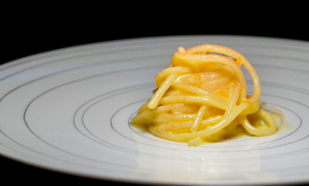 Lo spaghetto ispirato al Negroni sbagliato nel ristorante toscano dall'accento greco