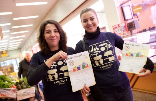 Galleria fotografica






L'entrata del mercato comunale di Ponte Lambro in via Parea 13 a Milano. A questo mercato è abbinato Matias Perdomo, chef del ristorante Pont de Ferr sui Navigli.








Le schede con la lista della spesa consigliata da Matias Perdomo.








Matias Perdomo con un negoziante del mercato Ponte Lambro.








La consegna dei bollini: ogni bollino equivale a 1 euro, aggiungendo 2 euro alla propria spesa si potrà ricevere il ricettario con tutti e sette i menu ideati dagli chef, invece aggiungendone altri 3, per un totale di 5 euro, si riceverà la borsa in cotone con il logo del Comune di Milano contenente anche il numero di ottobre de La Cucina Italiana e la primissima edizione della stessa rivista targata 1929.
 








All'associazione La Strada è destinata la spesa solidale del mercato di Ponte Lambro e del mercato di piazza Wagner: il ricavato sarà destinato alle Comunità di Accoglienza Minori della Cooperativa. 
 
 








Matias Perdomo al banco salumi di Ponte Lambro.








Il fruttivendolo del mercato Zara in piazzale Lagosta: a questo mercato è abbinato Cesare Battisti, chef del Ratanà in via De Castillia.





