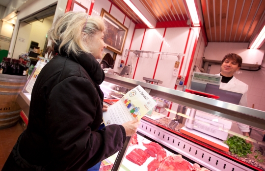 Galleria fotografica






L'entrata del mercato comunale di Ponte Lambro in via Parea 13 a Milano. A questo mercato è abbinato Matias Perdomo, chef del ristorante Pont de Ferr sui Navigli.








Le schede con la lista della spesa consigliata da Matias Perdomo.








Matias Perdomo con un negoziante del mercato Ponte Lambro.








La consegna dei bollini: ogni bollino equivale a 1 euro, aggiungendo 2 euro alla propria spesa si potrà ricevere il ricettario con tutti e sette i menu ideati dagli chef, invece aggiungendone altri 3, per un totale di 5 euro, si riceverà la borsa in cotone con il logo del Comune di Milano contenente anche il numero di ottobre de La Cucina Italiana e la primissima edizione della stessa rivista targata 1929.
 








All'associazione La Strada è destinata la spesa solidale del mercato di Ponte Lambro e del mercato di piazza Wagner: il ricavato sarà destinato alle Comunità di Accoglienza Minori della Cooperativa. 
 
 








Matias Perdomo al banco salumi di Ponte Lambro.








Il fruttivendolo del mercato Zara in piazzale Lagosta: a questo mercato è abbinato Cesare Battisti, chef del Ratanà in via De Castillia.








Lo staff del Ratanà "in divisa" e con la lista della spesa consigliata da Cesare Battisti.






