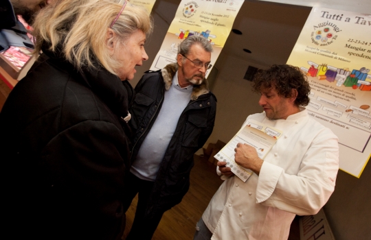Galleria fotografica






L'entrata del mercato comunale di Ponte Lambro in via Parea 13 a Milano. A questo mercato è abbinato Matias Perdomo, chef del ristorante Pont de Ferr sui Navigli.








Le schede con la lista della spesa consigliata da Matias Perdomo.








Matias Perdomo con un negoziante del mercato Ponte Lambro.








La consegna dei bollini: ogni bollino equivale a 1 euro, aggiungendo 2 euro alla propria spesa si potrà ricevere il ricettario con tutti e sette i menu ideati dagli chef, invece aggiungendone altri 3, per un totale di 5 euro, si riceverà la borsa in cotone con il logo del Comune di Milano contenente anche il numero di ottobre de La Cucina Italiana e la primissima edizione della stessa rivista targata 1929.
 








All'associazione La Strada è destinata la spesa solidale del mercato di Ponte Lambro e del mercato di piazza Wagner: il ricavato sarà destinato alle Comunità di Accoglienza Minori della Cooperativa. 
 
 








Matias Perdomo al banco salumi di Ponte Lambro.








Il fruttivendolo del mercato Zara in piazzale Lagosta: a questo mercato è abbinato Cesare Battisti, chef del Ratanà in via De Castillia.








Lo staff del Ratanà "in divisa" e con la lista della spesa consigliata da Cesare Battisti.








La spesa al banco del macellaio in Zara.





