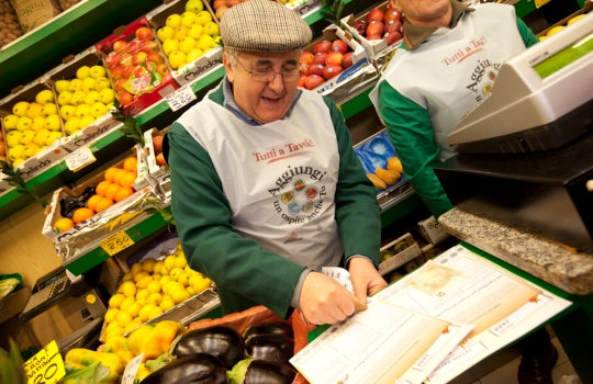 Galleria fotografica






L'entrata del mercato comunale di Ponte Lambro in via Parea 13 a Milano. A questo mercato è abbinato Matias Perdomo, chef del ristorante Pont de Ferr sui Navigli.








Le schede con la lista della spesa consigliata da Matias Perdomo.








Matias Perdomo con un negoziante del mercato Ponte Lambro.








La consegna dei bollini: ogni bollino equivale a 1 euro, aggiungendo 2 euro alla propria spesa si potrà ricevere il ricettario con tutti e sette i menu ideati dagli chef, invece aggiungendone altri 3, per un totale di 5 euro, si riceverà la borsa in cotone con il logo del Comune di Milano contenente anche il numero di ottobre de La Cucina Italiana e la primissima edizione della stessa rivista targata 1929.
 








All'associazione La Strada è destinata la spesa solidale del mercato di Ponte Lambro e del mercato di piazza Wagner: il ricavato sarà destinato alle Comunità di Accoglienza Minori della Cooperativa. 
 
 








Matias Perdomo al banco salumi di Ponte Lambro.








Il fruttivendolo del mercato Zara in piazzale Lagosta: a questo mercato è abbinato Cesare Battisti, chef del Ratanà in via De Castillia.








Lo staff del Ratanà "in divisa" e con la lista della spesa consigliata da Cesare Battisti.








La spesa al banco del macellaio in Zara.








Lo chef Cesare Battisti spiega ai clienti del mercato come si svolge l'iniziativa.





