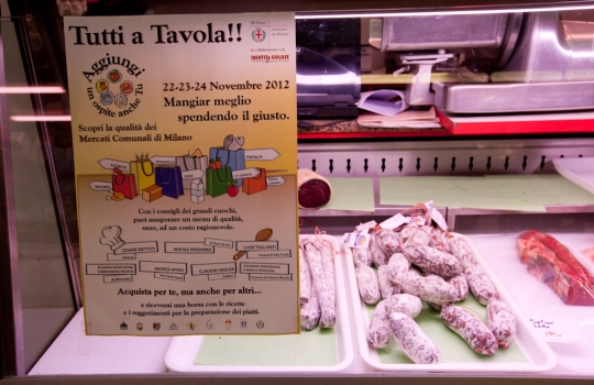 Galleria fotografica






L'entrata del mercato comunale di Ponte Lambro in via Parea 13 a Milano. A questo mercato è abbinato Matias Perdomo, chef del ristorante Pont de Ferr sui Navigli.








Le schede con la lista della spesa consigliata da Matias Perdomo.








Matias Perdomo con un negoziante del mercato Ponte Lambro.








La consegna dei bollini: ogni bollino equivale a 1 euro, aggiungendo 2 euro alla propria spesa si potrà ricevere il ricettario con tutti e sette i menu ideati dagli chef, invece aggiungendone altri 3, per un totale di 5 euro, si riceverà la borsa in cotone con il logo del Comune di Milano contenente anche il numero di ottobre de La Cucina Italiana e la primissima edizione della stessa rivista targata 1929.
 








All'associazione La Strada è destinata la spesa solidale del mercato di Ponte Lambro e del mercato di piazza Wagner: il ricavato sarà destinato alle Comunità di Accoglienza Minori della Cooperativa. 
 
 








Matias Perdomo al banco salumi di Ponte Lambro.








Il fruttivendolo del mercato Zara in piazzale Lagosta: a questo mercato è abbinato Cesare Battisti, chef del Ratanà in via De Castillia.








Lo staff del Ratanà "in divisa" e con la lista della spesa consigliata da Cesare Battisti.








La spesa al banco del macellaio in Zara.








Lo chef Cesare Battisti spiega ai clienti del mercato come si svolge l'iniziativa.








I bollini al banco frutta e verdura.





