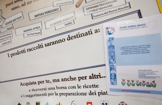 Galleria fotografica






L'entrata del mercato comunale di Ponte Lambro in via Parea 13 a Milano. A questo mercato è abbinato Matias Perdomo, chef del ristorante Pont de Ferr sui Navigli.








Le schede con la lista della spesa consigliata da Matias Perdomo.








Matias Perdomo con un negoziante del mercato Ponte Lambro.








La consegna dei bollini: ogni bollino equivale a 1 euro, aggiungendo 2 euro alla propria spesa si potrà ricevere il ricettario con tutti e sette i menu ideati dagli chef, invece aggiungendone altri 3, per un totale di 5 euro, si riceverà la borsa in cotone con il logo del Comune di Milano contenente anche il numero di ottobre de La Cucina Italiana e la primissima edizione della stessa rivista targata 1929.
 








All'associazione La Strada è destinata la spesa solidale del mercato di Ponte Lambro e del mercato di piazza Wagner: il ricavato sarà destinato alle Comunità di Accoglienza Minori della Cooperativa. 
 
 








Matias Perdomo al banco salumi di Ponte Lambro.








Il fruttivendolo del mercato Zara in piazzale Lagosta: a questo mercato è abbinato Cesare Battisti, chef del Ratanà in via De Castillia.








Lo staff del Ratanà "in divisa" e con la lista della spesa consigliata da Cesare Battisti.








La spesa al banco del macellaio in Zara.








Lo chef Cesare Battisti spiega ai clienti del mercato come si svolge l'iniziativa.








I bollini al banco frutta e verdura.








Cartellonistica all'interno dei mercati.








I volontari consegnano la borsa in cotone a fronte della donazione di 5 euro.








La scheda con l'apposito spazio per applicare i bollini.





