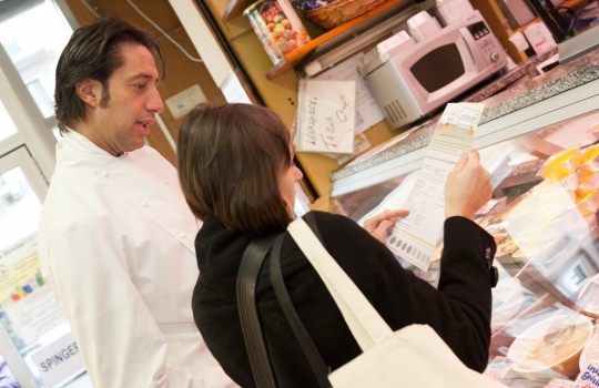 Galleria fotografica






Eugenio Roncoroni (a sinistra) e Beniamino Nespor al mercato Ticinese in piazza XXIV Maggio








Il banco della carne al mercato Ticinese








I consigli di Roncoroni e Nespor sui prodotti del mercato








Consigli al banco frutta e verdura





