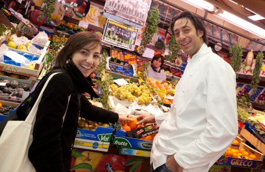 Galleria fotografica






Eugenio Roncoroni (a sinistra) e Beniamino Nespor al mercato Ticinese in piazza XXIV Maggio








Il banco della carne al mercato Ticinese








I consigli di Roncoroni e Nespor sui prodotti del mercato








Consigli al banco frutta e verdura








Luigi Taglienti aiuta a fare la spesa per il menu da lui consigliato





