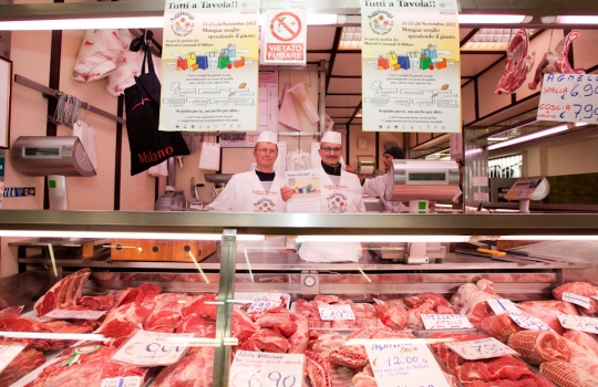 Galleria fotografica






Eugenio Roncoroni (a sinistra) e Beniamino Nespor al mercato Ticinese in piazza XXIV Maggio





