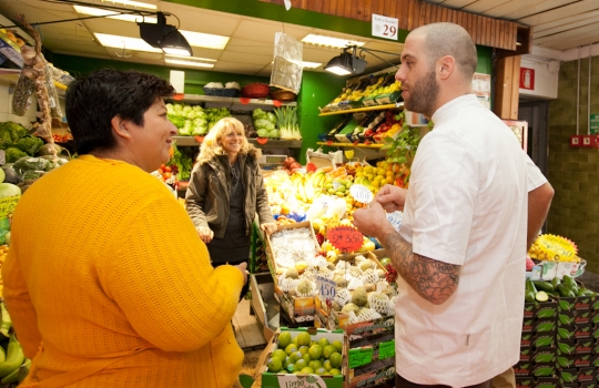 Galleria fotografica






Eugenio Roncoroni (a sinistra) e Beniamino Nespor al mercato Ticinese in piazza XXIV Maggio








Il banco della carne al mercato Ticinese








I consigli di Roncoroni e Nespor sui prodotti del mercato





