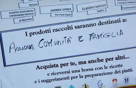 Galleria fotografica






Eugenio Roncoroni (a sinistra) e Beniamino Nespor al mercato Ticinese in piazza XXIV Maggio








Il banco della carne al mercato Ticinese








I consigli di Roncoroni e Nespor sui prodotti del mercato








Consigli al banco frutta e verdura








Luigi Taglienti aiuta a fare la spesa per il menu da lui consigliato








La #spesaalmercato
 








Fruttivendolo del mercato Prealpi





