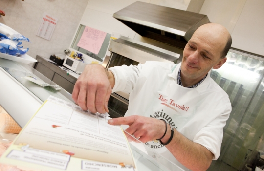 Galleria fotografica






Eugenio Roncoroni (a sinistra) e Beniamino Nespor al mercato Ticinese in piazza XXIV Maggio








Il banco della carne al mercato Ticinese








I consigli di Roncoroni e Nespor sui prodotti del mercato








Consigli al banco frutta e verdura








Luigi Taglienti aiuta a fare la spesa per il menu da lui consigliato








La #spesaalmercato
 








Fruttivendolo del mercato Prealpi








All'Associazione Comunità e Famiglia è stata destinata la spesa solidale del mercato Morsenchio








Al mercato Morsenchio erano abbinati gli chef Giovanni Traversone e Marco Tronconi della Trattoria del Nuovo Macello in via Cesare Lombroso








Tronconi (a sinistra) e Traversone al mercato





