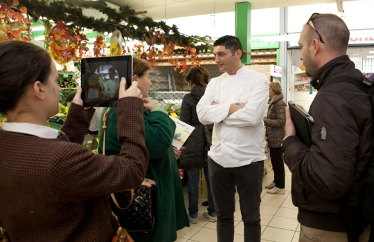 Galleria fotografica






Eugenio Roncoroni (a sinistra) e Beniamino Nespor al mercato Ticinese in piazza XXIV Maggio








Il banco della carne al mercato Ticinese








I consigli di Roncoroni e Nespor sui prodotti del mercato








Consigli al banco frutta e verdura








Luigi Taglienti aiuta a fare la spesa per il menu da lui consigliato








La #spesaalmercato
 








Fruttivendolo del mercato Prealpi








All'Associazione Comunità e Famiglia è stata destinata la spesa solidale del mercato Morsenchio








Al mercato Morsenchio erano abbinati gli chef Giovanni Traversone e Marco Tronconi della Trattoria del Nuovo Macello in via Cesare Lombroso








Tronconi (a sinistra) e Traversone al mercato








La raccolta dei bollini








Commercianti al mercato Morsenchio








La consegna della borsa in cotone








L'entrata del mercato Ca' Granda, abbinato allo chef Andrea Aprea del ristorante neostellato Vun del Park Hyatt








Allo Spazio Aperto Servizi le donazioni raccolte al mercato Ca' Granda








La #spesaalmercato con Andrea Aprea sabato mattina








La scelta dei funghi migliori





