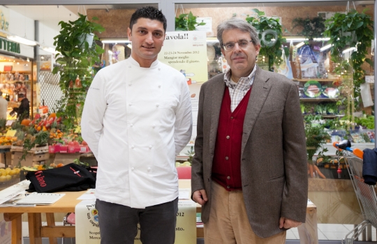 Galleria fotografica






Eugenio Roncoroni (a sinistra) e Beniamino Nespor al mercato Ticinese in piazza XXIV Maggio








Il banco della carne al mercato Ticinese








I consigli di Roncoroni e Nespor sui prodotti del mercato








Consigli al banco frutta e verdura








Luigi Taglienti aiuta a fare la spesa per il menu da lui consigliato








La #spesaalmercato
 








Fruttivendolo del mercato Prealpi








All'Associazione Comunità e Famiglia è stata destinata la spesa solidale del mercato Morsenchio








Al mercato Morsenchio erano abbinati gli chef Giovanni Traversone e Marco Tronconi della Trattoria del Nuovo Macello in via Cesare Lombroso








Tronconi (a sinistra) e Traversone al mercato








La raccolta dei bollini








Commercianti al mercato Morsenchio








La consegna della borsa in cotone








L'entrata del mercato Ca' Granda, abbinato allo chef Andrea Aprea del ristorante neostellato Vun del Park Hyatt








Allo Spazio Aperto Servizi le donazioni raccolte al mercato Ca' Granda








La #spesaalmercato con Andrea Aprea sabato mattina








La scelta dei funghi migliori








Scatti al mercato





