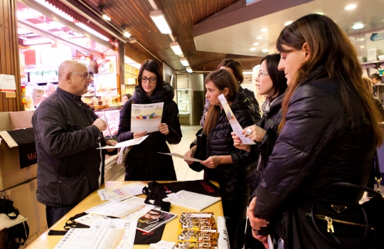 Galleria fotografica






Eugenio Roncoroni (a sinistra) e Beniamino Nespor al mercato Ticinese in piazza XXIV Maggio








Il banco della carne al mercato Ticinese








I consigli di Roncoroni e Nespor sui prodotti del mercato








Consigli al banco frutta e verdura








Luigi Taglienti aiuta a fare la spesa per il menu da lui consigliato








La #spesaalmercato
 








Fruttivendolo del mercato Prealpi








All'Associazione Comunità e Famiglia è stata destinata la spesa solidale del mercato Morsenchio








Al mercato Morsenchio erano abbinati gli chef Giovanni Traversone e Marco Tronconi della Trattoria del Nuovo Macello in via Cesare Lombroso








Tronconi (a sinistra) e Traversone al mercato








La raccolta dei bollini








Commercianti al mercato Morsenchio








La consegna della borsa in cotone








L'entrata del mercato Ca' Granda, abbinato allo chef Andrea Aprea del ristorante neostellato Vun del Park Hyatt








Allo Spazio Aperto Servizi le donazioni raccolte al mercato Ca' Granda








La #spesaalmercato con Andrea Aprea sabato mattina








La scelta dei funghi migliori








Scatti al mercato








Andrea Aprea con Franco D'Alfondo, Assessore al Commercio, Attività Produttive, Turismo e Marketing Territoriale del Comune di Milano
 








Il mercato Wagner visto dall'esterno. Con Claudio Sadler si è conclusa sabato pomeriggio la seconda edizione di Tutti a Tavola!! Aggiungi un ospite anche tu






