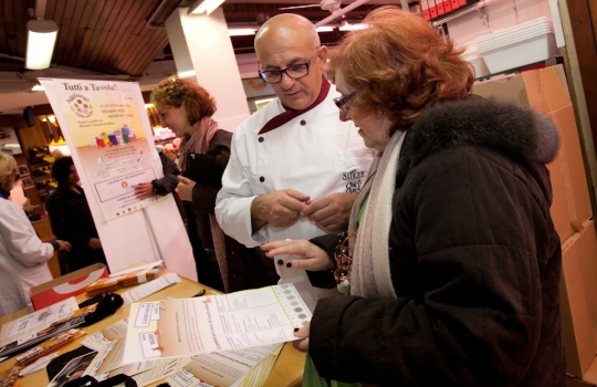Galleria fotografica






Eugenio Roncoroni (a sinistra) e Beniamino Nespor al mercato Ticinese in piazza XXIV Maggio








Il banco della carne al mercato Ticinese








I consigli di Roncoroni e Nespor sui prodotti del mercato








Consigli al banco frutta e verdura








Luigi Taglienti aiuta a fare la spesa per il menu da lui consigliato








La #spesaalmercato
 








Fruttivendolo del mercato Prealpi








All'Associazione Comunità e Famiglia è stata destinata la spesa solidale del mercato Morsenchio








Al mercato Morsenchio erano abbinati gli chef Giovanni Traversone e Marco Tronconi della Trattoria del Nuovo Macello in via Cesare Lombroso








Tronconi (a sinistra) e Traversone al mercato








La raccolta dei bollini








Commercianti al mercato Morsenchio








La consegna della borsa in cotone








L'entrata del mercato Ca' Granda, abbinato allo chef Andrea Aprea del ristorante neostellato Vun del Park Hyatt








Allo Spazio Aperto Servizi le donazioni raccolte al mercato Ca' Granda








La #spesaalmercato con Andrea Aprea sabato mattina








La scelta dei funghi migliori








Scatti al mercato








Andrea Aprea con Franco D'Alfondo, Assessore al Commercio, Attività Produttive, Turismo e Marketing Territoriale del Comune di Milano
 








Il mercato Wagner visto dall'esterno. Con Claudio Sadler si è conclusa sabato pomeriggio la seconda edizione di Tutti a Tavola!! Aggiungi un ospite anche tu









Claudio Sadler dispensa consigli al mercato





