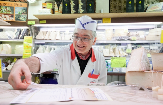 Galleria fotografica






Eugenio Roncoroni (a sinistra) e Beniamino Nespor al mercato Ticinese in piazza XXIV Maggio








Il banco della carne al mercato Ticinese








I consigli di Roncoroni e Nespor sui prodotti del mercato








Consigli al banco frutta e verdura








Luigi Taglienti aiuta a fare la spesa per il menu da lui consigliato








La #spesaalmercato
 








Fruttivendolo del mercato Prealpi








All'Associazione Comunità e Famiglia è stata destinata la spesa solidale del mercato Morsenchio








Al mercato Morsenchio erano abbinati gli chef Giovanni Traversone e Marco Tronconi della Trattoria del Nuovo Macello in via Cesare Lombroso








Tronconi (a sinistra) e Traversone al mercato








La raccolta dei bollini








Commercianti al mercato Morsenchio








La consegna della borsa in cotone








L'entrata del mercato Ca' Granda, abbinato allo chef Andrea Aprea del ristorante neostellato Vun del Park Hyatt








Allo Spazio Aperto Servizi le donazioni raccolte al mercato Ca' Granda








La #spesaalmercato con Andrea Aprea sabato mattina








La scelta dei funghi migliori








Scatti al mercato








Andrea Aprea con Franco D'Alfondo, Assessore al Commercio, Attività Produttive, Turismo e Marketing Territoriale del Comune di Milano
 








Il mercato Wagner visto dall'esterno. Con Claudio Sadler si è conclusa sabato pomeriggio la seconda edizione di Tutti a Tavola!! Aggiungi un ospite anche tu









Claudio Sadler dispensa consigli al mercato








La #spesaalmercato con Sadler
 





