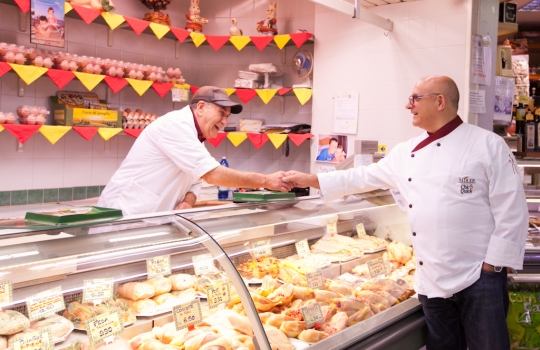 Galleria fotografica






Eugenio Roncoroni (a sinistra) e Beniamino Nespor al mercato Ticinese in piazza XXIV Maggio








Il banco della carne al mercato Ticinese








I consigli di Roncoroni e Nespor sui prodotti del mercato








Consigli al banco frutta e verdura








Luigi Taglienti aiuta a fare la spesa per il menu da lui consigliato








La #spesaalmercato
 








Fruttivendolo del mercato Prealpi








All'Associazione Comunità e Famiglia è stata destinata la spesa solidale del mercato Morsenchio








Al mercato Morsenchio erano abbinati gli chef Giovanni Traversone e Marco Tronconi della Trattoria del Nuovo Macello in via Cesare Lombroso








Tronconi (a sinistra) e Traversone al mercato








La raccolta dei bollini








Commercianti al mercato Morsenchio








La consegna della borsa in cotone








L'entrata del mercato Ca' Granda, abbinato allo chef Andrea Aprea del ristorante neostellato Vun del Park Hyatt








Allo Spazio Aperto Servizi le donazioni raccolte al mercato Ca' Granda








La #spesaalmercato con Andrea Aprea sabato mattina








La scelta dei funghi migliori








Scatti al mercato








Andrea Aprea con Franco D'Alfondo, Assessore al Commercio, Attività Produttive, Turismo e Marketing Territoriale del Comune di Milano
 








Il mercato Wagner visto dall'esterno. Con Claudio Sadler si è conclusa sabato pomeriggio la seconda edizione di Tutti a Tavola!! Aggiungi un ospite anche tu









Claudio Sadler dispensa consigli al mercato








La #spesaalmercato con Sadler
 








La raccolta dei bollini





