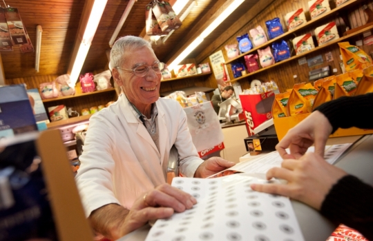 Galleria fotografica






L'entrata del mercato comunale di Ponte Lambro in via Parea 13 a Milano. A questo mercato è abbinato Matias Perdomo, chef del ristorante Pont de Ferr sui Navigli.








Le schede con la lista della spesa consigliata da Matias Perdomo.








Matias Perdomo con un negoziante del mercato Ponte Lambro.





