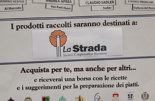 Galleria fotografica






L'entrata del mercato comunale di Ponte Lambro in via Parea 13 a Milano. A questo mercato è abbinato Matias Perdomo, chef del ristorante Pont de Ferr sui Navigli.








Le schede con la lista della spesa consigliata da Matias Perdomo.








Matias Perdomo con un negoziante del mercato Ponte Lambro.








La consegna dei bollini: ogni bollino equivale a 1 euro, aggiungendo 2 euro alla propria spesa si potrà ricevere il ricettario con tutti e sette i menu ideati dagli chef, invece aggiungendone altri 3, per un totale di 5 euro, si riceverà la borsa in cotone con il logo del Comune di Milano contenente anche il numero di ottobre de La Cucina Italiana e la primissima edizione della stessa rivista targata 1929.
 





