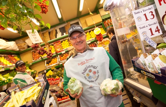 Galleria fotografica






L'entrata del mercato comunale di Ponte Lambro in via Parea 13 a Milano. A questo mercato è abbinato Matias Perdomo, chef del ristorante Pont de Ferr sui Navigli.








Le schede con la lista della spesa consigliata da Matias Perdomo.








Matias Perdomo con un negoziante del mercato Ponte Lambro.








La consegna dei bollini: ogni bollino equivale a 1 euro, aggiungendo 2 euro alla propria spesa si potrà ricevere il ricettario con tutti e sette i menu ideati dagli chef, invece aggiungendone altri 3, per un totale di 5 euro, si riceverà la borsa in cotone con il logo del Comune di Milano contenente anche il numero di ottobre de La Cucina Italiana e la primissima edizione della stessa rivista targata 1929.
 








All'associazione La Strada è destinata la spesa solidale del mercato di Ponte Lambro e del mercato di piazza Wagner: il ricavato sarà destinato alle Comunità di Accoglienza Minori della Cooperativa. 
 
 








Matias Perdomo al banco salumi di Ponte Lambro.





