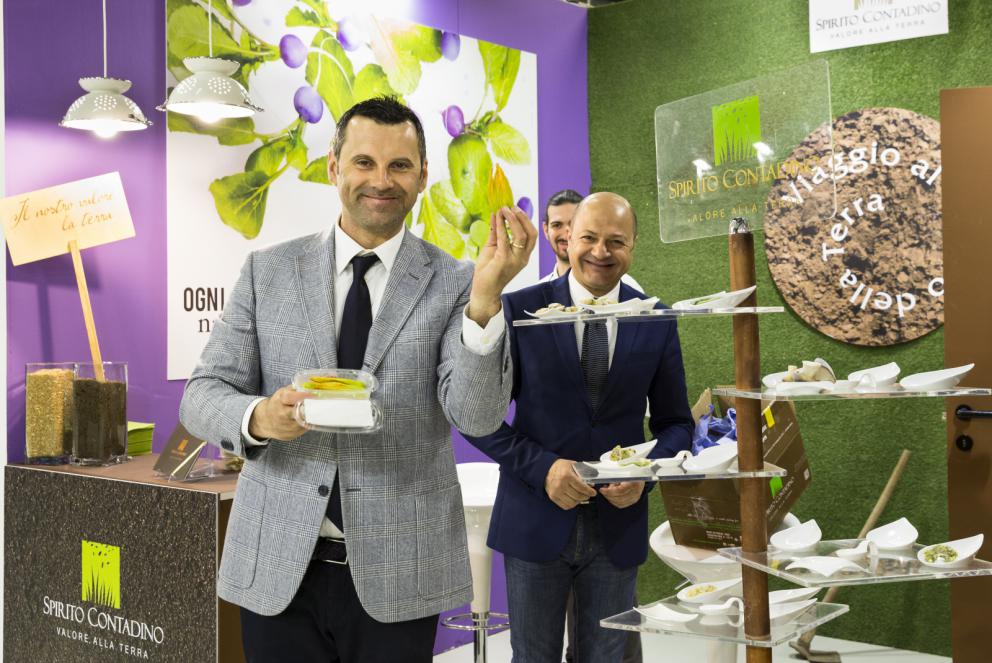 Galleria fotografica






Dispensa

Dispensa – Generi Alimentari & Generi Umani è il magazine italiano indipendente e da collezione dedicato al cibo, creato da Martina Liverani. In Dispensa le storie dei generi alimentari si intersecano a quelle dei generi umani dando vita a originali racconti fatti di parole e immagini. Un progetto controcorrente che in epoca digitale, grazie alla bellezza tattile di un prodotto editoriale antico, invita il lettore a riprendersi il tempo da dedicare alle cose belle. «Non potevamo mancare a questo grande evento, è un’occasione imperdibile non solo a livello di contatti ma anche perché ci offre una full immersion tra le eccellenze della gastronomia»









Italia Squisita 

ItaliaSquisita è il network b2b di riferimento per chi ama la ristorazione e l’accoglienza di alta gamma. Non è voluta mancare all'appuntamento con Identità Milano 2017









James 1599 

Debutto avventuroso nell'alta cucina a Identità Golose del brand James 1599. L'equipaggio, che muove i suoi passi dall'antica Compagnia Inglese delle Indie Orientali, ha portato in scena le sue spezie, i suoi sali dal mondo e le erbe aromatiche. Prodotti di alta qualità, attentamente ricercati e con un packaging all'altezza delle aspettative. Polveri impalpabili, semi aromatici, erbe disidratate, gemme marine e vulcaniche, magnifici pepi e non solo sono stati annusati e assaporati durante il congresso, assieme a golose frolle aromatizzate con la miscela di curry dolce She's My Curry creata ad hoc









Joaquin 

Per la prima volta a Identità Milano, l’azienda vitivinicola irpina Joaquin ha presentato il progetto Joaquin Dall’Isola, che le ha permesso di salvare i pochissimi quintali di uva dell’isola di Capri, prodotti da piccoli vigneti coltivati a varietà Greco, Falanghina, Biancolella, e quella che dai contadini del posto è chiamata “Ciunchesa”. Da Capri, nel 2009, sono state prodotte circa 800 Magnum, mentre nel 2010 sono state realizzate circa 2000 bottiglie. A queste si aggiunge il Vino Rosato 2012, da uve Guarnaccia e Piedirosso, un piccolo gioiello enologico di sole 68 bottiglie









Kai 

Durante tutto il congresso allo spazio espositivo di Coltelleria Kai abbiamo fatto un viaggio in Oriente con sfilettature del pesce con tecnica giapponese, decorazioni con verdure e confezionamenti di sushi e sashimi









Koppert Cress

 Koppert Cress è costantemente alla ricerca di ingredienti naturali innovativi, che permettano agli chef di aumentare il gusto e l’aroma dei loro piatti e di migliorarne la presentazione. «Siamo produttori di colori e gli chef sono i nostri pittori» ci ha spiegato Enrico Zallot. Una vasta rete internazionale di biologi, di esperti nel settore dei vegetali e di gastronomi fornisce un flusso continuo di prodotti, che soddisfa i requisiti culinari sempre più elevati di ristoranti sparsi ovunque nel mondo









Longino & Cardenal

Longino & Cardenal continua il percorso alla base del suo successo: la costante ricerca di cibi rari e preziosi. E' stato accompagnato da due nuovi partner: Pariani, un’azienda piemontese nata come produttrice di Olio di Nocciola, e Tartuflanghe, insignita da anni del titolo “Eccellenza Artigiana” dalla Regione Piemonte. Lo stand ha visto la presenza dello chef basco Senèn González che ha deliziato i visitatori proponendo le innovative lamine di patata disidratata e bacon ripiene di tuorlo d’uovo. All’interno della Longino Vip Lounge, chef e visitatori della manifestazione hanno potuto apprezzare alcuni finger food realizzati dalle giovani e sapienti mani del company chef aziendale, rigorosamente con prodotti commercializzati da Longino & Cardenal. Anche Andrea Larossa, chef del ristorante Larossa ad Alba, ha presentato una versione finger dei suoi piatti a base di prodotti Tartuflanghe. E ancora: plancton marino Veta La Palma; pane Triticum che ha nobilitato il pane precotto e surgelato; i fiori e le erbe eduli dell’azienda alto-atesina Alpin Herbs; il tonno rosso del mediterraneo Balfegò, il baccalà dissalato Giraldo e, non da ultimo, il gambero rosso di Mazara del Vallo di Don Gambero









Macelleria Zivieri e Zivieri Tartufi

In linea con il tema del congresso, Macelleria Zivieri Massimo e Zivieri Tartufi hanno animato il proprio stand con il meglio della loro produzione. Battute al coltello di bovino e cervo affiancate dal tartufo nero pregiato, toast con prosciutto cotto di Mora Romagnola, crostini con patè fegato di pollo allevato a terra e funghi galletti, degustazioni di salame Montanaro di Mora Romagnola recentemente nominato il miglior salame in Italia, tagliata di capriolo e mini hamburger di selvaggina con tartufo bianchetto. Valore delle aziende protagoniste è l'attenzione verso prodotti naturali, a completa disposizione di una ristorazione attenta e scrupolosa, secondo filiere di produzione uniche in Italia









Manicardi 

Manicardi ha portato a Identità Milano due eccellenze enogastronomiche dell’Emilia Romagna: Lambrusco e Aceto Balsamico di Modena. In degustazione: Lambrusco Grasparossa di Castelvetro DOC “Vigna Cà del Fiore”, Spumante Brut Rosè “Fabula”, Aceto Balsamico Tradizionale di Modena DOP Extra Vecchio, Aceto Balsamico di Modena IGP “Nero Elisir”, Aceto Balsamico di Modena IGP “Nero Elisir Gold” e Aceto Balsamico di Modena IGP “5 Scudi”.









Masseria Schinosa

Nella Masseria Schinosa da oltre trecento anni si fa olio extravergine di oliva con amore per la terra e per gli oltre 28.000 secolari olivi pugliesi. Gli oliveti sono condotti con le più moderne tecniche colturali e nella produzione del loro olio extra vergine di oliva si incontrano e si fondono tradizione e innovazione









Mealitaly

Mealitaly e Tesoritalia nascono per promuovere e tutelare le eccellenze tipiche del territorio italiano grazie all’alta qualità della produzione stessa. Lavorando in aree DOP e IGP, come il Parco Nazionale del Vesuvio, la Penisola Sorrentina, le Colline Salernitane e il Cilento, per ciascuna referenza è stato redatto un "disciplinare di produzione interno", elevando gli standard qualitativi a livelli altissimi sia sul mercato italiano che estero. Ogni prodotto è controllato in ogni sua fase di produzione e lavorazione, partendo dalla coltivazione diretta delle materie prime sino al packaging finale









Mepra

Mepra nasce nel 1946 dalla trasformazione dell’azienda della famiglia Prandelli che, a cavallo delle due guerre, produce materiale bellico. L’indirizzo scelto dall’azienda per la propria produzione, privilegia la qualità e non la quantità: l’alluminio, utilizzato fino ad allora, viene immediatamente sostituito dall’ottone cromato, materiale di qualità superiore. Mepra continua a produrre tutti i suoi articoli in Italia, ed è presente oggi negli ambienti più esclusivi e rinomati del mondo, dagli hotel di lusso alle compagnie di crociera e aeree









Mielizia

Nel corso delle tre giornate Mielizia ha effettuato presso il proprio spazio espositivo a Identità Milano degustazioni dei loro mieli italiani millefiori e monoflora e altri prodotti apistici, anche in accompagnamento a formaggi, per conoscere meglio i prodotti della gamma e far apprezzare la varietà del miele italiano, suggerendo insoliti abbinamenti gastronomici









Niko Formazione

Un percorso di formazione unico in Italia, dalla partnership con l'Università degli Studi di Scienze Gastronomiche di Pollenzo alla full immersion in Casadonna Reale, al progetto Spazio, ristorante-laboratorio dove convertire la pratica didattica in lavoro nell'ottica della ricerca









Olitalia

Olitalia a Identità Milano ha presentato le sue eccellenze della linea Gourmet: gli Extravergini Regionali, le Monocultivar, l’Aceto Balsamico di Modena, e Frienn, l’innovativo olio di girasole altoleico per una frittura sana e leggera. L’azienda è specializzata da più di 30 anni nella produzione di oli e aceti ed è presente in oltre 120 paesi nel mondo









Open Blue Global Services

Nello spazio espositivo di Open Blue Global Services abbiamo degustato pesce cobia in tre ricette dello chef Omar Allievi: Cobia affumicato con mele, melanzane, crunchy di pane alla segale e robiola allo yuzu, Cobia marinato al miso con salsa di arance e cicoria e Tiradito di cobia con choclo e camote. Inoltre con Samsung Oculus, un’esperienza di realtà virtuale a 360 gradi, tutti i visitatori hanno potuto immergersi in un viaggio di due minuti e mezzo nell’impianto aziendale a Panama, una vista in elicottero a 12 km dalla costa per visitare le gabbie e scoprire come viene allevato il pesce cobia









Pastificio dei Campi

Per Pastificio dei Campi due chef hanno preparato una ricetta da offrire ai visitatori presso lo spazio espositivo dell’azienda: Christoph Bob del ristorante Refettorio Monastero Santa Rosa ha proposto Pasta dei Campi con peperoni, Mezzi occhi di lupo alla genovese con ali di razza e carciofi di Schito; Andrea Napolitano del ristorante Il Bikini di Vico Equense un Mischiato delicato con polipetti alla luciana, patate affumicate e spaghetti di mare









Pedrazzoli Salumificio

Pedrazzoli, salumificio mantovano nato nel 1950, oggi leader nella produzione di salumi bio, ha esordito a Identità Milano presentando la sua linea di salumi gourmet extra-selezionati Q+. Dedicata a chi ricerca l’eccellenza, Q+ è una collezione di prodotti esclusivi a produzione limitata e si caratterizza per l’estrema artigianalità che si ricollega a un’atavica tradizione norcina valorizzata da un packaging moderno ed essenziale. Si tratta di salumi numerati che consentono di tracciare tutto il ciclo di vita del prodotto. Un omaggio sensoriale e un gusto inconfondibile che nasce dalla ricerca della massima qualità del prodotto e del sapore più genuino









Piccolo Brite

Durante le tre giornate abbiamo potuto assaggiare gli speciali prodotti che provengono dal caseificio Piccolo Brite: formaggio di alpeggio e latteria, formaggio di malga e speck, prodotti che conservano intatto tutto il sapore delle Alpi, affinati, secondo un procedimento naturale, nei locali del caseificio affacciato su Cortina nella frazione di Alverà. Presente allo stand anche il mastro casaro che ha spiegato i vari procedimenti della fase di produzione









PRI.MA

PRI.MA. (fusione delle parole "prima" e “materia"), è una start-up nata in Puglia nel 2015 su iniziativa di un pastry chef e di un imprenditore del settore erboristico-salutistico. Dall'incontro di queste due esperienze prendono vita le 31 essenze della linea PRI.MA., risultato di un innovativo processo di estrazione dagli oli essenziali di frutti, fiori, spezie e piante officinali. Pepe, lime, cannella, zenzero sono solo alcune delle loro essenze con cui sperimentare in cucina. Tre le parole chiave di questa nuova linea: innovazione, riferita alla tecnica estrattiva, continua e circolatoria, per perfetti distillati di gusto; benessere, perché PRI.MA. contiene solo le virtù naturali degli alimenti; e qualità delle preparazioni, grazie all'alta volatilità della profumazione dei suoi oli essenziali e alla loro contemporanea stabilità in cottura che lascia intatti gusto e salubrità









Riso Zaccaria

Abbiamo fatto un lungo viaggio nella storia e nella cultura del riso con Zaccaria, che ci ha presentato più di venti tipologie di riso: biologiche, di Baraggia Dop, integrali e non. Tutte prodotte con estrema cura e nel pieno rispetto dell'ambiente. Zaccaria produce anche Gallette di riso e farine di riso monocultivar. Tutto è integralmente prodotto nelle risaie e negli impianti aziendali a Salussola, in provincia di Biella, in uno dei territori più particolari e unici al mondo per la coltivazione del riso, la Baraggia









RoboQbo

RoboQbo ha presentato al congresso con cooking show di Viviana Varese le applicazioni in gastronomia e pasticceria di Qbo Universal Processing System nella versione 4. Una singola unità Qbo-4 è in grado di cuocere, raffreddare, concentrare, raffinare e lavorare in sottovuoto qualsiasi prodotto alimentare. Oggi è disponibile con un ampio display touchscreen da 10,1” oltre a un'interfaccia user friendly con funzioni avanzate di controllo del processo produttivo e di sanificazione









Selecta

Anche quest'anno in occasione del congresso Selecta ha accolto presso il proprio stand tutti i suoi ospiti per presentare, attraverso degustazioni e approfondimenti, le principali novità che hanno arricchito una selezione di specialità gastronomiche: prodotti ittici della Porto Santo Spirito, Acqua di mare Mediterranea, Ostriche Cadoret, Baccalà tradizionale Rafols, salmone scozzese Loch Fyne, Culatello di Zibello Dop e salumi tradizionali del Podere Cadassa, Foie Gras Rougié, specialità casearia della pregiata selezione Formaggi.it e formaggi francesi del noto affinatore Hervé Mons, una ricca selezione di Grand Crus di cioccolato Valrhona, tartellette dolci e salate, coni e cestini de La Rose Noire, puree di frutta Ravifruit e infine la pregiatissima carne wagyu giapponese









Sommariva Tradizione Agricola

Il frantoio Sommariva, la cui attività è aperta al pubblico, produce da oltre 100 anni olio extravergine d'oliva da olive della varietà Taggiasca, Pignola, Merlina e Colombaia, coltivate nell'azienda agricola di famiglia. Nell'azienda agricola, a conduzione biologica dal 1972, si producono inoltre basilico, rucola, carciofi e pomodori che, nel laboratorio di famiglia, sono trasformati in ottimo pesto genovese con basilico DOP, olive in salamoia, varie salse e conserve









Sosa

L'azienda catalana, leader nella realizzazione di ingredienti per la ristorazione e la pasticceria, è tornata a Identità Milano per presentare i suoi prodotti durante i tre giorni di congresso. La società, nata nel 1967, si è sviluppata nel tempo sino a divenire punto di riferimento internazionale per la produzione di una vastissima gamma di prodotti: frutta secca, frutta disidratata, texturizzanti, estratti vegetali naturali, oli essenziali e molto altro ancora. Tecnologia, ricerca e innovazione consentono all'azienda di ampliare e perfezionare costantemente le linee di prodotto, per rispondere a qualsiasi richiesta di chef e pasticceri









Soul Salad

Soul Salad, il programma radiofonico ideato e condotto dal giornalista e speaker radiofonico Francesco Seminara, coniuga eccellenze enogastronomiche, intrattenimento e soul music. Il programma è approdato a Identità Milano con una postazione esclusiva nella quale si sono svolte interviste agli chef, incontri con produttori vitivinicoli e imprenditori, e focus sui partner della manifestazione






