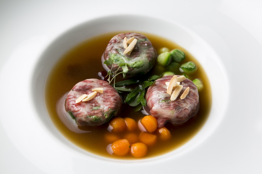 Galleria fotograficaANTIPASTO.&nbsp;&ldquo;Aspic&rdquo; con calamaro, ostriche, Konjac e verdure di&nbsp;Fabrizio Ferrari, chef del ristorante&nbsp;Al Porticciolo 84 di Lecco
PRIMO PIATTO. Tagliatella&nbsp;Grana Padano e&nbsp;Joshu&nbsp;Wagyu di Terry Giacomello del ristorante Inkiostro di Parma
Carne cruda di razza Joshu Wagyu con acqua di Grana Padano e radice di Konjac di Andrea Ribaldone, chef de I Due Buoi di Alessandria
