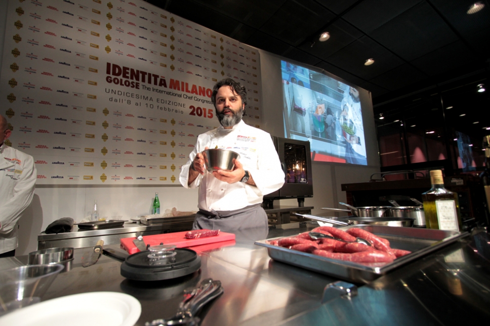 Galleria fotografica






Roberta Pezzella durante la sua lezione ha proposto una colazione vegetale, croissant e brioche realizzati sostituendo allo zucchero tradizionale uno di cocco








Tanta curiosità ha destato l'intervento di Poul Andiras Ziska, chef dalle isole Faroe, una manciata di scogli tra la Scozia, l’Islanda e la Norvegia





