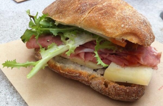 Galleria fotograficaFabio Pisani di Aimo e Nadia e il suo partner della rassegna, Davide Longoni del panificio LongoniPer Pisani e Longoni, un'apprezzatissima Rosetta di Petra con cicerchie, ciocriette selvatiche e ricotta marzoticaMarco Valletta dell'Accademia del pane e Maria Grazia Attolini della Dolcetteria di Rimini. Per loro Tondo morbido di glutin&ograve; all'origano con polpa di trota del Sile e zucchine marinate all'agretto&nbsp;(foto Sarah Scaparone)Aurora Mazzucchelli del ristorante Marconi di Sasso Marconi (Bologna) era in coppia con Massimo Vitali del panificio Vitali di Cesenatico (Forl&igrave;-Cesena)Per loro anche un insolito tocco di cioccolato tra due fette di Ciabattina di Petra con fiocchi di germe di grano, ripiene anche di formaggio ragusano, origano sicliano e olive fresche. Rievocazione di memorie d'infanzia per la MazzucchelliSimone Padoan de I Tigli di San Bonifacio (Verona) era in tandem con Pietro Freddi dell'omonima forneria di Casto (Brescia)Per loro, un Tondo morbido di Petra con farina di piselli germinati con tonno, ruchetta, cipolla in carpione, alga nori e yogurt alla senape. Un hot dog di tonno, insomma, quello di Padoan/Freddi, giocato sul concetto di "maiale del mare"Marco Stabile dell'Ora d'Aria di Firenze e Alessio Cecchi dell'Antico Forno Bacci di Campi Bisenzio (Firenze)