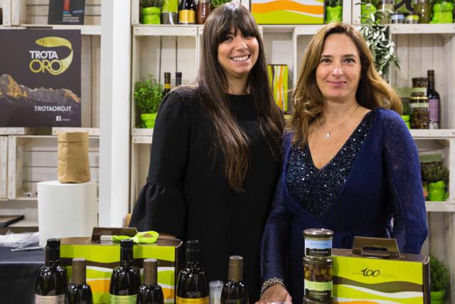 Galleria fotografica






Acetaia Giusti - Il Gran Deposito Aceto Balsamico di Giuseppe Giusti, la più antica azienda produttrice di Aceto Balsamico di Modena fondata nel 1605, ha portato al congresso l’intera Collezione Storica Giusti, una selezione di pregiati aceti balsamici invecchiati fino a 100 anni, assieme a un panettone all’aceto balsamico creato per Acetaia Giusti dall’Antica Pasticceria Muzzi. «Il nostro aceto è sempre in viaggio – ci ha raccontato Claudio Giusti – E' molto interessante vedere come viene utilizzato nelle cucine fusion di tutto il mondo, in Giappone, in Korea e nelle cucine americane e sudamericane». A Identità Golose il Banda Rossa, un aceto balsamico che invecchia in antiche botticelle risalenti al 1600, è stato in assoluto il preferito dagli chef









Agrimontana - Con Agrimontana abbiamo fatto un viaggio tra estetica, ragione e sentimento grazie a diversi appuntamenti con il pastry consultant Emmanuele Forcone che ci ha fatto scoprire forme e strutture in pasticceria; Andrea Tortora, pastry chef, che ha fatto la colomba, preparato la colazione e reinterpretato il pandoro; Diego Crosara, pastry consultant, che ha preparato un Gelato e cioccolato tra dolce e salato; e lo chef Marco Perez che ci ha mostrato un “cibo da favola” in un gioco di molteplici sapori dal gusto unico. Protagonisti i frutti della natura: zenzero candito, amarena chiara, albicocche, pere e olive siciliane candite









Alaska Seafood Marketing Institute (ASMI) - Presenti allo stand di Alaska Seafood i pesci che rappresentano l'eccellenza del gusto, il trionfo della naturalità e, soprattutto, della qualità. Abbiamo scoperto la raffinatezza dei prodotti ittici dell'Alaska: salmone selvaggio, black cod, granchio reale e ikura. Alessio Taffarello, chef di Lile in cucina, ha preparato deliziosi finger food con alcune di queste prelibatezze. Un viaggio meraviglioso dove l'alta qualità della materia prima e la libertà creativa dello chef hanno creato un'esperienza gustativa indimenticabile









Ambasciatori del Gusto - Presenti al congresso anche gli Ambasciatori del Gusto: cuochi, ristoratori, pizzaioli, sommelier, persone di sala, pasticcieri e gelatieri che attraverso il proprio mestiere si sono distinti nella valorizzazione del patrimonio agroalimentare ed enogastronomico italiano. L’associazione Ambasciatori del Gusto è una realtà senza scopo di lucro, espressione dell’eccellenza della ristorazione e della pasticceria italiana









Angelo dello chef - Angelo e Roberta Castellani hanno presentato tutto ciò che può essere utile per uno chef e ristoratore: arredo tavola, forniture complete per cucine professionali, pregiate porcellane, tutto per il finger food, macchinari, specialità alimentari e articoli per la pasticceria









Antica Corte Pallavicina - Come ogni anno i fratelli Spigaroli ci hanno proposto un viaggio di gusto tra i migliori salumi della Bassa Parmense. In primis il mitico culatello di Zibello che ora come 500 anni fa viene prodotto naturalmente, senza conservanti e affinato nelle cantine dell’Antica Corte Pallavicina. La proposta di salumi ha visto inoltre protagonisti il salame gentile, la mariola, il lardo di maiale nero e il “fioccaccio”, assieme a un culatello di Suino Nero di Parma 36 mesi abbinato a un metodo classico della cantina Berlucchi









Artmenu Factory - Con Artmenu Factory abbiamo intrapreso un viaggio all’insegna della qualità e del made in Italy: portamenu e carte dei vini nei materiali più svariati, dall’ecopelle stile canvas all’ecopelle imitazione legno. Lontana da qualsiasi criterio di standardizzazione, l’azienda lavora rigorosamente a mano le proprie realizzazioni coniugando sempre eleganza e funzionalità









Associazione Le Soste - L’associazione Le Soste riunisce ottantacinque tra i migliori ristoranti di cucina italiana nel nostro Paese e nel Mondo. L’idea originaria prese forma nel 1982 durante una cena tra ristoratori amici: alcuni tra i maggiori chef italiani stabilirono di incontrarsi periodicamente per condividere spunti e progetti sull’enogastronomia italiana d’eccellenza e rendere noti ai propri clienti i ristoranti che perseguivano quotidianamente gli ideali di cultura gastronomica, convivialità, accoglienza, cortesia e raffinatezza. Il modello di riferimento furono dal principio le grandi associazioni francesi come Traditions et Qualité e Relais Gourmands. Da allora tanti anni sono passati, ma lo spirito di amicizia tra i diversi soci, nonché il percorso comune teso all’alta qualità, animano ancora oggi i membri Le Soste









Azienda agricola San Pietro a Pettine - L’azienda agricola San Pietro a Pettine è stata presente a Identità Milano 2017 per rappresentare l’Umbria e per raccontare l’eccellenza di un territorio che sta vivendo un momento difficile. Allo stand si sono alternate degustazioni di specialità gastronomiche al tartufo, tra cui il succo di tartufo nero pregiato, ultimo nato in azienda, che ha fatto il suo debutto al congresso









Azienda agricola Valier - Daniele Valier è stato il primo a credere nella valorizzazione della noce verde e ora la sua azienda agricola Valier è la prima e unica a livello nazionale a lavorarla e valorizzarla in ogni sua stagionalità. Allo stand dell’azienda abbiamo conosciuto l’intera linea di prodotti Noce Verde e Noce Secca: farina e pasta di noci, noci sgusciate e olio di noce estratto a freddo dalla spremitura della noce Lara prima qualità









Berlucchi - Berlucchi ha accolto gli ospiti nella sua lounge all black dove, oltre all’assaggio di ’61 Brut, Satèn e Rosè, si sono tenute degustazioni di audaci abbinamenti di salmone Upstream, culatello da maiale nero affinato 36 mesi dell’Antica Corte Pallavicina, con ’61 Nature 2009, Franciacorta non dosato, affinato 5 anni sui lieviti. Cristina Bowerman di Glass Hostaria ha deliziato il pubblico con tre finger in un originale “elogio della purezza”









Bonaventura Maschio - Prime Uve, il prodotto simbolo di Bonaventura Maschio, ha ispirato i cocktail dei bartender in abbinamento alle creazioni di grandi chef. Marco Russo e Wicky Priyan, Flavio Angiolillo e Moreno Cedroni, Mattia Pastori e Marcello Trentini sono stati i protagonisti di “Alambicchi, sorsi e assaggi”, le degustazioni ispirate all’uso versatile di Prime Uve che Bonaventura Maschio ha proposto ogni giorno presso lo stand. Per Prime Uve sono stati anche studiati dei cocktails da Noi di Sala, in particolare da Marco Civitelli e Abdel El Attaoui di Ceresio 7. «Abbiamo raccontato il tema del viaggio con i nostri prodotti e la loro diversità d’origine: alcuni, come la grappa, sono tradizionalmente italiani, altri sono dei gin che parlano un’altra lingua ma noi li abbiamo reinterpretati in chiave tricolore – ci hanno spiegato Anna e Andrea Maschio - I nostri prodotti per la mixology hanno fatto un viaggio che parte dal Messico, dai Caraibi, dall’Inghilterra, dall’Irlanda, per arrivare fino a noi»









Carozzi Formaggi - Shottini di taleggio, limone e Martini, muffin al cioccolato e olive taggiasche accompagnati da primosale, gazpacho e formaggio di capra: Carozzi Formaggi quest’anno ha voluto proprio stupire il pubblico di Identità Golose che ha potuto vivere un viaggio nel mondo del formaggio più raffinato e gustoso. Durante la kermesse, ad accompagnare l’azienda valsassinese c’era lo chef Marco Rossi che con il suo estro ha saputo conquistare i presenti declinando il formaggio in una serie di finger food ricercati. La collaborazione tra Carozzi e lo chef del ristorante Al Rustico di Lambrugo è sfociata nella creazione del libro “Dal mare alla montagna, e ritorno”: uno scrigno composto da una serie di ricette volte a presentare i formaggi Top Level Carozzi sotto diversi punti di vista. I formaggi Carozzi hanno chiuso la tre giorni da protagonisti all’evento Identità di Champagne organizzato da Ruinart









Coltelleria Silvano Collini - Per la prima volta al congresso la Coltelleria Collini ha presentato Ibrà, una nuova linea artigianale e semi-artigianale di coltelleria da chef firmata Silvano Collini. «L’insolita forma a “B” di questi coltelli è un omaggio a Bra, la mia città» ci ha spiegato Silvano Collini, che nei tre giorni di congresso ci ha offerto degustazioni di vini e assaggi di prodotti tipici del territorio delle Langhe e Roero, elaborati e presentati dallo chef Luca Dall'Aglio









Comune di Arenzano – Villa Figoli - La Villa Figoli Des Geneys è la sede per la nuova Accademia di Alta Formazione per l'Hótellerie di Bordo. È la prima scuola in Italia dedicata esclusivamente alla formazione di professionisti dell'hótellerie che lavoreranno sulle navi passeggeri: cuochi, pasticceri, panettieri, animatori, addetti al servizio clienti e altre figure legate all'accoglienza e all'intrattenimento di bordo. L’iniziativa nasce dalla collaborazione tra Regione Liguria, Comune di Arenzano e Fondazione ITS Accademia Italiana Marina Mercantile, che gestisce la scuola con l’obiettivo di promuovere l’eccellenza italiana nel comparto dell’ospitalità di bordo









Consorzio Prugne della California - Il Consorzio delle Prugne della California, realtà che raggruppa 900 coltivatori di susine e 29 confezionatori di prugne che da oltre 150 anni si dedicano alla coltivazione e alla raccolta di questo superalimento di pregio, ci ha fatto scoprire i suoi prodotti con degustazioni giornaliere di prugne, concentrati e puree assieme a brioche e biscotti preparati dallo chef Andrea Valentinetti. Ricche di sostanze nutrienti e considerate estremamente benefiche per la salute e il benessere, le prugne rappresentano il prodotto per eccellenza da tenere anche in cucina. Per questa ragione, sia i cuochi professionisti che quelli meno esperti amano includere le prugne nelle loro creazioni culinarie per sostituire un po’ del burro, dell’olio o dello zucchero nella ricetta









Consorzio tutela Arancia Rossa Igp - Il Consorzio Tutela Arancia Rossa di Sicilia Igp ha proposto una serie di degustazioni dedicate all’arancia rossa, prodotta esclusivamente in Sicilia (a Catania, Enna e Siracusa) grazie alle forti escursioni termiche. Il Consorzio, che conta oggi oltre 600 soci fra produttori e confezionatori per 6.500 ettari di coltivazione certificata, ha l’obiettivo di tutelare, promuovere e valorizzare Tarocco, Moro e Sanguinello che, con le varie cultivar, sono le varietà di arancia rossa previste dal disciplinare di produzione









Contadi Castaldi - Contadi Castaldi ha presentato la sua filosofia aziendale e prodotti di alto livello per quella che l’azienda stessa definisce “una nuova generazione di Franciacorta”: il Soul Satèn, una riserva franciacortina, 100% Chardonnay, affinata 72 mesi sui lieviti per un gusto scattante, fresco e piacevole









Coppini Arte Olearia - L’olio extravergine T.o.p. di Coppini Arte Olearia è stato l’olio ufficiale di Identità Milano 2017, utilizzato per le preparazioni di tutti gli chef durante i tre giorni di congresso. T.o.p. - Tracciabilità Origine Prodotto è un’iniziativa che racchiude e rappresenta l’anima più profonda della Coppini Arte Alearia. Il nucleo del progetto è stato concepito nei primi anni ’80 e ora è un sigillo che contiene l’anima, la filosofia e la storia step by step dell’azienda, dai primi passi fino a oggi. I prodotti di Coppini sono stati esaltati da degustazioni con abbinamenti innovati di Stefano Guizzetti, Terry Giacomello del ristorante stellato Inkiostro e Alfonso Vitelli del ristorante Areadocks









Dissapore-Ifood - Dalla rete al congresso più importante d’Italia: iFood.it e Dissapore.com a Identità Golose 2017 sono stati presenti con più di 20 iFood Social Reporter per raccontare live attraverso i social gli istanti più significativi del congresso, assieme a interviste con gli ospiti e i protagonisti dell’evento al Dissapore Café. «Sono passati cinque anni da quando venni per la prima volta al congresso come blogger, esserci oggi con questo spazio è una grandissima soddisfazione» ci ha raccontato Vatinee Suvimol, responsabile iFood









Divine Creazioni Surgital - Allo stand di Divine Creazioni si sono alternate preparazioni e degustazioni di panciotti con finferli e fontina e spaghetti cacio e pepe della linea Divine Creazioni, assieme alle due ricette realizzate dallo chef stellato Paolo Gramaglia. Novità presentata al congresso i mammoli, delicati e morbidi gnocchi di patata viola della miglior specie: le vitelotte









East Lombardy - Lo stand di East Lombardy ha scandito i tre giorni di congresso a ritmo di colazioni, pranzi e aperitivi preparati dagli chef e dalle aziende protagoniste del grande progetto che vede la Lombardia Orientale Regione Gastronomica Europea 2017. Alla Scuola di Identità Golose, inoltre, è stato ospitato l’evento di lancio di East Lombardy con brindisi a cura del Franciacorta e cooking show con degustazione di Petronilla e Paolo Frosio del Frosio di Almè, Riccardo Camanini del Lido 84 di Gardone Riviera, Sergio Carboni del ristorante Locanda degli Artisti a Cappella De' Picenardi e Vera Caffini dell'Aquila Nigra di Mantova









Eccellenza Ellenica - Eccellenza Ellenica ha riportato al congresso la cooperativa di produttori di zafferano ellenico, krokos kozanis, insieme a un nuovo prodotto, la bottarga trikalinos, e un calendario di attività ricco e goloso con degustazioni di gelati d’autore. Ad aprire le danze allo stand sono state le signore della pasticceria Il Girasole e, a seguire, gli chef Felix Lo Basso, Cesare Grandi, Gaetano Riccio Pesciolini, Fabio Zanetello, Laura Ghezzi, Marcello Trentini, Cesare Battisti, Paolo Paciaroni e Vasiliki Pierrakea









Famiglia Cecchi - Famiglia Cecchi ha presentato tutti i giorni un abbinamento perfetto tra il vino Coevo, flagship aziendale, e i piatti principi della cucina toscana della tradizione. Assieme a Coevo, degustazioni di Primocolle, il Chianti Classico DOCG di Villa Cerna, vino rappresentativo della Famiglia Cecchi, e di Litorale, il Vermentino dell’estate italiana









Federazione Italiana Cuochi - La Federazione Italiana Cuochi, una rete capillare di 114 associazioni italiane ed estere, con i suoi 16mila associati costituisce la rappresentanza sul territorio nazionale dei professionisti e degli allievi della cucina. Presente nei principali saloni culinari del mondo nel circuito della World Association of Cooks Societies (World-Chef), ha un ruolo di primo piano nelle grandi competizioni internazionali attraverso i suoi Team Nazionali (NIC) e la Direzione Continentale dei Paesi de Sud Europa. La Fic ha sempre operato nella formazione e nell’aggiornamento professionale, affrontano ogni problematica legata alla categoria e alle linee di tendenza del settore culinario









Fingerlime - Espositori e visitatori hanno potuto assaggiare l’esplosivo gusto del Fingerlime, innovative perline 100% naturali, in tre diverse varietà appena arrivate dall’Australia, assieme a emulsioni a caldo e a freddo del frutto intero e del frutto candito. Il Fingerlime è un agrume comunemente chiamato “Limone Caviale” o “Caviale di agrumi” perché la polpa è composta da tante vescicole sferiche, cariche di succo, che lo fanno somigliare al caviale. Grazie al suo sapore unico e alla bellezza dei chicchi, viene utilizzato come ingrediente per le preparazioni gastronomiche: dai piatti più semplici ai piatti d’alta ristorazione









Fiorirà un giardino - Fiorirà un giardino è un’azienda italiana che, da più di venti anni, crea e commercializza prodotti in tutto il mondo. Alta qualità e rispetto per l’ambiente sono alla base di questo marchio che produce arredi, tessili, oggetti e profumi d’arredo made in Italy. La raffinata collezione è dedicata a chi desidera distinguersi e possiede un occhio attento alla cura dei dettagli. Fiorirà un giardino è un marchio dove ogni singolo oggetto è disegnato e realizzato con estrema attenzione, allo scopo di creare linee armoniose e immediatamente riconoscibili









Franciacorta - La Franciacorta è la zona vitivinicola per eccellenza nell'area geografica di East Lombardy, il territorio delle province di Bergamo, Brescia, Cremona e Mantova, che quest'anno è l'European Region of Gastronomy. Tutti i giorni di Identità Milano i visitatori hanno potuto degustare le migliori selezioni di bollicine della Franciacorta allo stand di East Lombardy









Frantoio Muraglia - La famiglia Muraglia produce in Puglia olio extravergine d’oliva da 5 generazioni. L’olio è estratto a freddo nel frantoio di famiglia dalle olive coltivate nell’azienda agricola. Alla tradizione e storia che accompagna i prodotti del Frantoio Muraglia, si è associata una forte vocazione e attenzione al packaging dei prodotti. Al congresso ha proposto degustazioni di oli aromatizzati naturali, per un viaggio territoriale e gustativo









Frantoio di Sant’Agata d’Oneglia - Per il Frantoio di Sant’Agata d’Oneglia l’edizione 2017 di Identità Milano è stata speciale: l’azienda ha festeggiato il 190esimo anniversario della fondazione. Dal 1827 la famiglia Mela produce sulle colline dell’entroterra Imperiese, nel frantoio di proprietà. Nella giornata finale del congresso Luca Marchini, chef de L’Erba del Re di Modena e presidente Jre Italia, ha proposto nello stand del frantoio alcuni piatti che hanno visto l’olio protagonista






