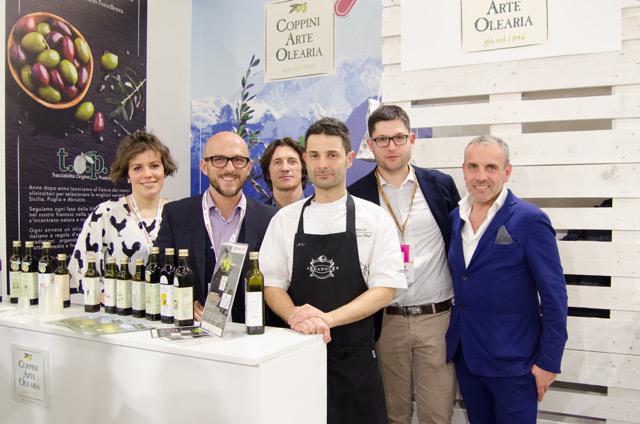 Galleria fotografica






Acetaia Giusti - Il Gran Deposito Aceto Balsamico di Giuseppe Giusti, la più antica azienda produttrice di Aceto Balsamico di Modena fondata nel 1605, ha portato al congresso l’intera Collezione Storica Giusti, una selezione di pregiati aceti balsamici invecchiati fino a 100 anni, assieme a un panettone all’aceto balsamico creato per Acetaia Giusti dall’Antica Pasticceria Muzzi. «Il nostro aceto è sempre in viaggio – ci ha raccontato Claudio Giusti – E' molto interessante vedere come viene utilizzato nelle cucine fusion di tutto il mondo, in Giappone, in Korea e nelle cucine americane e sudamericane». A Identità Golose il Banda Rossa, un aceto balsamico che invecchia in antiche botticelle risalenti al 1600, è stato in assoluto il preferito dagli chef









Agrimontana - Con Agrimontana abbiamo fatto un viaggio tra estetica, ragione e sentimento grazie a diversi appuntamenti con il pastry consultant Emmanuele Forcone che ci ha fatto scoprire forme e strutture in pasticceria; Andrea Tortora, pastry chef, che ha fatto la colomba, preparato la colazione e reinterpretato il pandoro; Diego Crosara, pastry consultant, che ha preparato un Gelato e cioccolato tra dolce e salato; e lo chef Marco Perez che ci ha mostrato un “cibo da favola” in un gioco di molteplici sapori dal gusto unico. Protagonisti i frutti della natura: zenzero candito, amarena chiara, albicocche, pere e olive siciliane candite









Alaska Seafood Marketing Institute (ASMI) - Presenti allo stand di Alaska Seafood i pesci che rappresentano l'eccellenza del gusto, il trionfo della naturalità e, soprattutto, della qualità. Abbiamo scoperto la raffinatezza dei prodotti ittici dell'Alaska: salmone selvaggio, black cod, granchio reale e ikura. Alessio Taffarello, chef di Lile in cucina, ha preparato deliziosi finger food con alcune di queste prelibatezze. Un viaggio meraviglioso dove l'alta qualità della materia prima e la libertà creativa dello chef hanno creato un'esperienza gustativa indimenticabile









Ambasciatori del Gusto - Presenti al congresso anche gli Ambasciatori del Gusto: cuochi, ristoratori, pizzaioli, sommelier, persone di sala, pasticcieri e gelatieri che attraverso il proprio mestiere si sono distinti nella valorizzazione del patrimonio agroalimentare ed enogastronomico italiano. L’associazione Ambasciatori del Gusto è una realtà senza scopo di lucro, espressione dell’eccellenza della ristorazione e della pasticceria italiana









Angelo dello chef - Angelo e Roberta Castellani hanno presentato tutto ciò che può essere utile per uno chef e ristoratore: arredo tavola, forniture complete per cucine professionali, pregiate porcellane, tutto per il finger food, macchinari, specialità alimentari e articoli per la pasticceria









Antica Corte Pallavicina - Come ogni anno i fratelli Spigaroli ci hanno proposto un viaggio di gusto tra i migliori salumi della Bassa Parmense. In primis il mitico culatello di Zibello che ora come 500 anni fa viene prodotto naturalmente, senza conservanti e affinato nelle cantine dell’Antica Corte Pallavicina. La proposta di salumi ha visto inoltre protagonisti il salame gentile, la mariola, il lardo di maiale nero e il “fioccaccio”, assieme a un culatello di Suino Nero di Parma 36 mesi abbinato a un metodo classico della cantina Berlucchi









Artmenu Factory - Con Artmenu Factory abbiamo intrapreso un viaggio all’insegna della qualità e del made in Italy: portamenu e carte dei vini nei materiali più svariati, dall’ecopelle stile canvas all’ecopelle imitazione legno. Lontana da qualsiasi criterio di standardizzazione, l’azienda lavora rigorosamente a mano le proprie realizzazioni coniugando sempre eleganza e funzionalità









Associazione Le Soste - L’associazione Le Soste riunisce ottantacinque tra i migliori ristoranti di cucina italiana nel nostro Paese e nel Mondo. L’idea originaria prese forma nel 1982 durante una cena tra ristoratori amici: alcuni tra i maggiori chef italiani stabilirono di incontrarsi periodicamente per condividere spunti e progetti sull’enogastronomia italiana d’eccellenza e rendere noti ai propri clienti i ristoranti che perseguivano quotidianamente gli ideali di cultura gastronomica, convivialità, accoglienza, cortesia e raffinatezza. Il modello di riferimento furono dal principio le grandi associazioni francesi come Traditions et Qualité e Relais Gourmands. Da allora tanti anni sono passati, ma lo spirito di amicizia tra i diversi soci, nonché il percorso comune teso all’alta qualità, animano ancora oggi i membri Le Soste









Azienda agricola San Pietro a Pettine - L’azienda agricola San Pietro a Pettine è stata presente a Identità Milano 2017 per rappresentare l’Umbria e per raccontare l’eccellenza di un territorio che sta vivendo un momento difficile. Allo stand si sono alternate degustazioni di specialità gastronomiche al tartufo, tra cui il succo di tartufo nero pregiato, ultimo nato in azienda, che ha fatto il suo debutto al congresso









Azienda agricola Valier - Daniele Valier è stato il primo a credere nella valorizzazione della noce verde e ora la sua azienda agricola Valier è la prima e unica a livello nazionale a lavorarla e valorizzarla in ogni sua stagionalità. Allo stand dell’azienda abbiamo conosciuto l’intera linea di prodotti Noce Verde e Noce Secca: farina e pasta di noci, noci sgusciate e olio di noce estratto a freddo dalla spremitura della noce Lara prima qualità









Berlucchi - Berlucchi ha accolto gli ospiti nella sua lounge all black dove, oltre all’assaggio di ’61 Brut, Satèn e Rosè, si sono tenute degustazioni di audaci abbinamenti di salmone Upstream, culatello da maiale nero affinato 36 mesi dell’Antica Corte Pallavicina, con ’61 Nature 2009, Franciacorta non dosato, affinato 5 anni sui lieviti. Cristina Bowerman di Glass Hostaria ha deliziato il pubblico con tre finger in un originale “elogio della purezza”









Bonaventura Maschio - Prime Uve, il prodotto simbolo di Bonaventura Maschio, ha ispirato i cocktail dei bartender in abbinamento alle creazioni di grandi chef. Marco Russo e Wicky Priyan, Flavio Angiolillo e Moreno Cedroni, Mattia Pastori e Marcello Trentini sono stati i protagonisti di “Alambicchi, sorsi e assaggi”, le degustazioni ispirate all’uso versatile di Prime Uve che Bonaventura Maschio ha proposto ogni giorno presso lo stand. Per Prime Uve sono stati anche studiati dei cocktails da Noi di Sala, in particolare da Marco Civitelli e Abdel El Attaoui di Ceresio 7. «Abbiamo raccontato il tema del viaggio con i nostri prodotti e la loro diversità d’origine: alcuni, come la grappa, sono tradizionalmente italiani, altri sono dei gin che parlano un’altra lingua ma noi li abbiamo reinterpretati in chiave tricolore – ci hanno spiegato Anna e Andrea Maschio - I nostri prodotti per la mixology hanno fatto un viaggio che parte dal Messico, dai Caraibi, dall’Inghilterra, dall’Irlanda, per arrivare fino a noi»









Carozzi Formaggi - Shottini di taleggio, limone e Martini, muffin al cioccolato e olive taggiasche accompagnati da primosale, gazpacho e formaggio di capra: Carozzi Formaggi quest’anno ha voluto proprio stupire il pubblico di Identità Golose che ha potuto vivere un viaggio nel mondo del formaggio più raffinato e gustoso. Durante la kermesse, ad accompagnare l’azienda valsassinese c’era lo chef Marco Rossi che con il suo estro ha saputo conquistare i presenti declinando il formaggio in una serie di finger food ricercati. La collaborazione tra Carozzi e lo chef del ristorante Al Rustico di Lambrugo è sfociata nella creazione del libro “Dal mare alla montagna, e ritorno”: uno scrigno composto da una serie di ricette volte a presentare i formaggi Top Level Carozzi sotto diversi punti di vista. I formaggi Carozzi hanno chiuso la tre giorni da protagonisti all’evento Identità di Champagne organizzato da Ruinart









Coltelleria Silvano Collini - Per la prima volta al congresso la Coltelleria Collini ha presentato Ibrà, una nuova linea artigianale e semi-artigianale di coltelleria da chef firmata Silvano Collini. «L’insolita forma a “B” di questi coltelli è un omaggio a Bra, la mia città» ci ha spiegato Silvano Collini, che nei tre giorni di congresso ci ha offerto degustazioni di vini e assaggi di prodotti tipici del territorio delle Langhe e Roero, elaborati e presentati dallo chef Luca Dall'Aglio









Comune di Arenzano – Villa Figoli - La Villa Figoli Des Geneys è la sede per la nuova Accademia di Alta Formazione per l'Hótellerie di Bordo. È la prima scuola in Italia dedicata esclusivamente alla formazione di professionisti dell'hótellerie che lavoreranno sulle navi passeggeri: cuochi, pasticceri, panettieri, animatori, addetti al servizio clienti e altre figure legate all'accoglienza e all'intrattenimento di bordo. L’iniziativa nasce dalla collaborazione tra Regione Liguria, Comune di Arenzano e Fondazione ITS Accademia Italiana Marina Mercantile, che gestisce la scuola con l’obiettivo di promuovere l’eccellenza italiana nel comparto dell’ospitalità di bordo









Consorzio Prugne della California - Il Consorzio delle Prugne della California, realtà che raggruppa 900 coltivatori di susine e 29 confezionatori di prugne che da oltre 150 anni si dedicano alla coltivazione e alla raccolta di questo superalimento di pregio, ci ha fatto scoprire i suoi prodotti con degustazioni giornaliere di prugne, concentrati e puree assieme a brioche e biscotti preparati dallo chef Andrea Valentinetti. Ricche di sostanze nutrienti e considerate estremamente benefiche per la salute e il benessere, le prugne rappresentano il prodotto per eccellenza da tenere anche in cucina. Per questa ragione, sia i cuochi professionisti che quelli meno esperti amano includere le prugne nelle loro creazioni culinarie per sostituire un po’ del burro, dell’olio o dello zucchero nella ricetta









Consorzio tutela Arancia Rossa Igp - Il Consorzio Tutela Arancia Rossa di Sicilia Igp ha proposto una serie di degustazioni dedicate all’arancia rossa, prodotta esclusivamente in Sicilia (a Catania, Enna e Siracusa) grazie alle forti escursioni termiche. Il Consorzio, che conta oggi oltre 600 soci fra produttori e confezionatori per 6.500 ettari di coltivazione certificata, ha l’obiettivo di tutelare, promuovere e valorizzare Tarocco, Moro e Sanguinello che, con le varie cultivar, sono le varietà di arancia rossa previste dal disciplinare di produzione









Contadi Castaldi - Contadi Castaldi ha presentato la sua filosofia aziendale e prodotti di alto livello per quella che l’azienda stessa definisce “una nuova generazione di Franciacorta”: il Soul Satèn, una riserva franciacortina, 100% Chardonnay, affinata 72 mesi sui lieviti per un gusto scattante, fresco e piacevole






