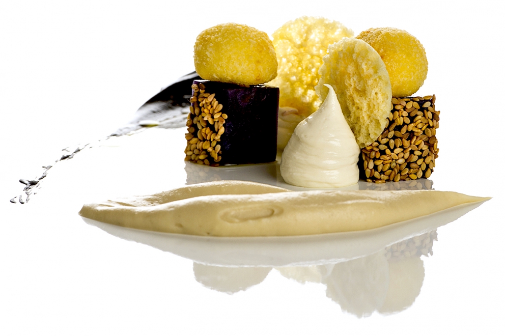 Galleria fotografica






Giorgio Damini, Damini & Affini, Arzignano (Vicenza)

La mia caesar salad - L'idea è sicuramente nata dopo le mie esperienze londinesi, quando ho scoperto come una salsa cambi completamante il gusto dell'insalata. Quindi ho cercato di esaltare tutti gli ingredienti dividendoli uno per uno, senza mescolare nulla, poi un pizzico di macelleria con la carne disidratata al posto del pollo e, dulcis in fundo, il pane di Eugenio Pol









Alessandro Dal Degan, La Tana, Asiago (Vicenza)

Crudo di anatra fiammeggiata, topinambur, foglie di faggio e sorbo dell'uccellatore - E' un piatto che per tonalita amaro-salate e per quelle dei colori è un simbolo della stagione fredda e della monocromia invernale. Un omaggio alla lentezza









Alessio Longhini, Stube Gourmet dell'hotel Europa, Asiago (Vicenza)

Riso carnaroli mantecato alla crema di topinambur, crudo di ricciola, caramello di birra stout, uova di salmone - Piatto che rispecchia le mie esperienze. Raccoglie gusti e consistenze diversi tra loro









Alfio Ghezzi, Locanda Margon, Trento

Non aglio e olio, non cacio e pepe, ma insolito Trentino - Spaghetti Monograno Felicetti, TrentoDoc Ferrari Perlé, Trentingrana e olio extravergine Garda Trentino Dop Uliva... Un piatto che nasce sulla suggestione di Bottura: «...ma siamo proprio sicuri che la tradizione sia rispettosa del territorio?». E che si sviluppa attraverso la tecnica dei due classici, aglio e olio e cacio e pepe, declinati però in chiave trentina









Giuliano Baldessari, Aqua Crua, Barbarano Vicentino (Vicenza)

Mungotto alle capesante, artemisia e argilla - Lo propongo perché offre un punto di vista diverso sul mondo del risotto. Il mungotto è il nome che ho dato al "risotto" fatto con i fagioli mung al posto del riso









Lionello Cera, Antica Osteria Cera, Campagna Lupia (Venezia)

Spaghettino freddo con cavolfiore, champagne rosé, scampo e ostrica - Un piatto che nasce dopo avere cotto il cavolfiore assieme ai gusci delle canocchie. Ho pensato di conferirgli acidità e ho fatto ridurre dello champagne con anice stellato. Poi scampo crudo battuto e un pezzo di ostrica per ricordare il mare in purezza









Nicola Dinato, Feva, Castelfranco Veneto (Treviso)

Risotto al broccolo di Bassano, cannocchie, mandarino, alici - "...with tangerine trees and broccoli skies..". Citiamo, modificandola, una frase del brano Lucy in the Skies with Diamonds, dei Beatles. Proponiamo l'italianità in un primo piatto invernale, che coglie spunti dal territorio limitrofo (il broccolo di Bassano del Grappa, le cannocchie della Laguna di Venezia), ma anche da altrove (i mandarini siciliani, la colatura di alici di Cetara). Il tutto unito da un grande riso, il Principato di Lucedio









Giuseppe D’Aquino, Oseleta, Cavaion Veronese (Verona)

Spaghetti al pomodoro del piennolo, burrata e scorza di limone – Un piatto che nella sua semplicità è diventato il must del ristorante Oseleta. Un piatto per il quale a detta di tanti vale la pena fare il viaggio









Riccardo Gaspari, El Brite de Larieto, Cortina d'Ampezzo (Belluno)

Spaghetto di montagna - Il profumo del bosco sfida la tradizione italiana in un semplice spaghetto aglio e olio









Donato Episcopo, La Corte dell'hotel Villa Abbazia, Follina (Treviso)

Mandorla di Toritto, composta di fichi “paradiso”, spugna all’alloro e gelato moka - Questo dessert nasce da un capriccio di mia mamma che, durante un mio viaggio, decise di mettermi di nascosto, in valigia, un vasetto di fichi secchi. Non so come fece a passare i controlli in aeroporto e comunque quando lo trovai fu una bella sorpresa. Mi ricordo che da ragazzo, quando andavo a casa delle zie o dei nonni, con il caffè offrivano dei fichi secchi con al centro una mandorla e un pezzettino di foglia di alloro (usanza della mia terra, che è il Salento)









Alberto Basso, 3Quarti, Grancona (Vicenza)

Risi e latte, miele, sfere di birra al lampone e ribes - Riso e latte è la tradizione, il cibo povero per eccellenza nelle nostre zone. Siamo partiti quindi da questo e dalla semplicità per sviluppare un dolce inusuale e per certi versi anche un po' estremo. Il riso viene cotto nel latte e mantecato col gorgonzola, per dare un po’ di sapidità, e miele del bosco di Rigoni di Asiago. Lo serviamo con lamponi disidratati, ribes e sfere di birra al lampone









Nicola Portinari, La Peca, Lonigo (Vicenza)

Anguilla in forno di braci con guava e tamarindo - L'anguilla è difficile da affrontare per la clientela a causa della sua grassezza. Quindi la sfida è creare un piatto da consigliare per poi ricevere complimenti e la conseguente voglia di mangiarlo di nuovo. Risulta croccante fuori e morbido dentro, con la guava che con la sua fresca tannicità doma la parte grassa dell'anguilla, mentre il tamarindo addolcisce e rende raffinato e vellutato il suo sapore rustico e leggermente terroso









Leandro Luppi, Vecchia Malcesine, Malcesine (Verona)

Raviolo aperto di spaghetti, lago e zafferano - Un chiaro omaggio al Marchesi del Raviolo aperto e allo Scabin dello spaghetto cotto in sottovuoto. In più, il mio lago









Lorenzo Cogo, El Coq, Marano Vicentino (Vicenza)

Ritorno alla sapidità - Alice sotto sale, rapa, dragoncello, kiwi fermentato, petali di carciofo e umibudo









Piergiorgio Siviero, Lazzaro 1915, Pontelongo (Padova)

Scam-pato verso i colli – Uno scampo di Chioggia tostato in saor, noce salata e tarassaco, chips di topinambur. Risalendo dalle valli di Chioggia lungo il Bacchiglione, il percorso tra storia e identità del mio territorio









Massimiliano Alajmo, Le Calandre, Rubano (Padova)

Mozzarella di mandorle - Una finta mozzarella di pasta cotta di zucchero, miele e albume soffiato come uno zucchero filato, senza l’utilizzo di coloranti o altri elementi artificiali. La ricostruzione olfattiva del piatto rimanda a una vera mozzarella per la presenza dell’acqua, dell’olio extra vergine di oliva, dell’origano e dei canditi vegetali. Ironia e immaginazione per travestire la mandorla e proiettarla in un’altra dimensione, per far riscoprire in pochi istanti una sensazione lattico-tattile-olfattiva e visiva in un dolce che non contiene nemmeno una goccia di latte – foto Bob Noto









Pierchristian Zanotto, Gambrinus, San Polo di Piave (Treviso)

Gamblù – E’ il nostro "blu" vegetale affinato in bacche di uva rabosa bio, sedano rapa e pane al pepe rosa. Seguendo il nostro percorso di cucina etica e responsabile, senza rinunciare alla golosità dei grandi formaggi









Oliver Piras e Alessandra del Favero, Aga dell'hotel Villa Trieste, San Vito di Cadore (Belluno)

Linguine, mirtilli, luppolo e salsiccia di manzo cruda - Abbiamo ricreato con due varietà di mirtilli diverse lo stesso ph del pomodoro e il condimento ricorda il classico sugo alla campidanese delle mie zone d'origine









Fabrizia Meroi, Laite, Sappada (Belluno)

Piatto del Piave - Salmerino leggermente marinato, yogurt alla camomilla di fiume, salsa di patate dolci e olio al crescione, meringhe all'alga spirulina e caramella effervescente.
Il piatto è dedicato al fiume che nasce a Sappada. Nel 2015 ricorreva inoltre il centenario della Prima Guerra Mondiale, evento storico che ha visto protagonista proprio il Piave









Corrado Fasolato, Spinachile Resort, Schio (Vicenza)

Filetto di Triglia con iceberg di ortaggi invernali e moka ai germogli di bosco - È una triglia cotta a bassa temperatura e poi messa su degli iceberg di ortaggi (frullati di verdure sifonati a -40°) e un brodo denso di gallina. Il tutto va irrorato con un’estratto di germogli di piante di bosco profumato con riccioli freschi di legno di castagno. Il calore scioglie gli iceberg e il tutto si trasforma quasi in un passato di verdure









Andrea Stella, Dalla Libera, Sernaglia della Battaglia (Treviso)

Gnocchi di patate soffiati con acciuga di Cetara e puntarelle - Già mia zia Libera circa cinquant'anni preparava ottimi gnocchi; così io ho deciso di riproporli in forma e consistenze nuove. Vengono soffiati in forno, mentre la base viene realizzata con l'acciuga di Cetara che per sua caratteristica è meno salata delle altre. La croccantezza viene data dalle puntarelle









Michele Cella, Basilico Tredici, Treviso

Riso, carbone, baccalà e “saor” - Sono particolarmente legato a questo piatto in quanto è stato premiato come miglior ricetta alla sesta edizione del Festival Triveneto del Baccalà - Trofeo Tagliapietra, vincendo così la manifestazione gastronomica itinerante che quest'anno ha raccolto 28 ristoranti tra Veneto, Friuli Venezia Giulia e Trentino Alto Adige e che rappresenta l’evento simbolo ed esemplare della passione per il baccalà in cui gli chef e le loro brigate si sfidano per ideare “la migliore ricetta innovativa”. Sono particolarmente legato a questo piatto anche perché rappresenta in pieno il mio concetto di cucina, in quanto ci sono prodotti che amo del mio territorio. Rispecchia la mia chiave di lettura della tradizione – foto Tobia Berti









Francesco Brutto, Undicesimo Vineria, Treviso

Riso acido - Si tratta semplicemente di un riso cotto nel succo di melograno fermentato e poi condito con tre polveri: di frutti di bosco, di karkadè e di buccia di chulo key lime bruciato. La cosa interessante per me sono le diverse acidità che lo compongono, nettamente differenti, e tutte riconoscibili: dall'acido-dolce del melograno, all'acido-amaro della polvere di limone. Gli ingredienti sono tutti autoprodotti: il limone è una piantina che mi è stata regalata da un amico di ritorno dalla Florida e che ora sta nel giardino del ristorante; i frutti di bosco sono stati raccolti quest'estate a casa mia, dove mia mamma ha coltivato anche un paio di piante di karkadè; i melograni vengono dal giardino di un nostro cameriere









Alessandro Intini, Nidaba, Montebelluna (Treviso)

Verdure alla griglia, purea di zucca e miso, gel al sakè, cavolo nero, spinacio fritto - Non c'è niente di più semplice del nutrirsi della terra, non c’è niente di più difficile del nutrirsi di essa









Andrea Asoli, Serena Baiano, Michelangelo Doria, Sabina Joksimovic, Venissa, Venezia

Pazzi "a' …mare" - Ruotepazze Benedetto Cavalieri, frutti di mare, acqua di datterini e sabbia di corallo. I frutti di mare cambiano texture, diventano gel e vanno a riempire le ruote che sono mantecate con l’acqua dei molluschi. Un’esplosione di mare in un boccone









Giancarlo Perbellini, Casa Perbellini, Verona

Quaglia affumicata, pomodori confit, carciofi, pistacchi e crema di Grana Padano - Presente nella prima carta del 2016, grande successo del 2015, è il piatto del nuovo corso di Casa Perbellini che ha riscosso lodi da tutta la clientela e che manterremo finché sarà stagione di carciofi









Italo Bassi, Confusion Lounge, Verona

Salmone in guacamole avvolto in carta di riso, con gelatina di ponzu, mandorle tostate, ikurae e leche di tigre al mango - Interpretazione oltre confine di una semplice tartare di salmone. Oriente e Centro America si uniscono in un unico piatto









Matteo Rizzo, Il Desco, Verona

Merluzzo nero e le sue trippe alla parmigiana - Lo propongo per il legame che ha con la storia della mia famiglia. E' espressione delle mie esperienze e idee









Simone Lugoboni, Oste Scuro, Verona

Astice bretone al vapore su crema e chips di topinambur con profumo d'arancio - Piatto stagionale (topinambur e arancio) che rivaluta l'astice bretone o blu (un'altra marcia a confronto col canadese) e che mi ricorda il mio periodo lavorativo trascorso da giovane in Francia









Norbert Niederkofler, St. Hubertus del Rosa Alpina, Badia (Bolzano)

Lumache con radice di prezzemolo, broccolo selvatico e riso venere - L’idea di questo piatto? Slow down a little bit in our life: ci sono tante cose belle da vedere e da vivere, perciò ci dovremmo prendere del tempo per poter apprezzare questi momenti. Il concetto di Cook the Mountain è sempre più forte nel nostro lavoro e ora con l’arrivo di Care's completiamo questo con il lavoro per un domani di sostenibilità, educazione, formazione. Questi sono i pensieri del nostro futuro - foto Daniel Töchterle









Giorgio Schifferegger, Valier dell'hotel Four Points, Bolzano

Polpo, fregola e cren – Ossia il mio polpo vestito di gulash









Federico Belluco, Dopolavoro Dining Room, Venezia

Crudo di ricciola con emulsione di cozze al "gratin" - Questo piatto è nato per richiamare uno dei più grandi classici della cucina marinara italiana, le cozze al gratin dei bacari veneziani. In questa reinterpretazione però, diventano il condimento del nostro crudo. Dalle cozze infatti si ottiene una salsa che fungerà da dressing per la ricciola, sprigionando una serie di sapori marini. Il tutto viene finito con briciole di pane fritto al prezzemolo (in ricordo ancora più accentuato del gratin), salicornia, lattuga di mare e caviale di lime









Alessandro Gilmozzi, El Molin, Cavalese (Trento)

Tosella, sarde di lago, betulla, acetosella e lichene bianco - L’idea è quella di dare valore a un formaggio di primo caglio. Viene sposato con betulla candita, gelato alle sarde di lago e sferificazione di estratto di acetosella. Per finire il lichene bianco, che con i suoi sentori di fungo e di terra dolomitica rende magico l’insieme









Martin Obermarzoner, Jasmin dell'hotel Bischofhof, Chiusa (Bolzano)

Tonno rosso Balfego e torchione di foie gras de canarde - Il mitico piatto dell’ancora più mitica Anne-Sophie Pic. L’ho mangiato da lei e mi è talmente rimasto in mente da volerne pensare un omaggio da parte mia. Dunque quel piatto, reinterpretato da noi









Chris Oberhammer, Tilia, Dobbiaco (Bolzano)

Cervo nostrano affumicato con tortino di polenta e funghi, rape rosse al vino rosso - E' il piatto che mi sta più a cuore, dato che richiama alcune tradizioni della mia zona, l'uso della selvaggina in cucina e l'affumicatura, penso allo speck









Enrico Croatti, Dolomieu del DV Chalet, Madonna di Campiglio (Trento)

Turanici alle canocchie e rosole - Il ricordo dei classici maccheroncini alle canocchie che si mangiano in riviera romagnola... Le rosole, erba selvatica che si usa cruda leggermente marinata con sale e olio per fare i classici cassoni romagnoli... La scoperta del turanico, un grano antico dimenticato... La vera semplicità supportata dall'anima e da una storia gastronomica che non avrà mai fine









Alessandro Bellingeri, Osteria de l'Acquarol, Panchià (Trento)

L’espressione del Temolo: crudo, cotto e marinato - Con questo piatto ho voluto ricreare una grigliata tra i boschi dopo una giornata di pesca









Matteo Metullio, La Siriola del Ciasa Salares, San Cassiano (Bolzano)

Cotechino, scampi, yuzu e pomodori verdi - L’idea nasce dal fatto che da tempo avevo intenzione di mettere un bollito in carta. Essendo da poco passato il Natale, ho pensato al cotechino. Inoltre non è la prima volta che sposo pesce e carne assieme. Li abbino rispettivamente a elementi classici: ecco dunque l'unione fra agrumi e crostacei (scampi e yuzu) e l’altra fra bollito e mostarda (cotechino e mostarda di pomodori verdi)









Gerhard Wieser, Trenkerstube dell'hotel Castel, Tirolo (Bolzano)

Filetto di salmerino con carote nostrane e cerfoglio - E' un piatto tipico della nostra zona. Uso solo le carote nostrane coltivate dal mio contadino preferito e il salmonino dalla Val Passiria






