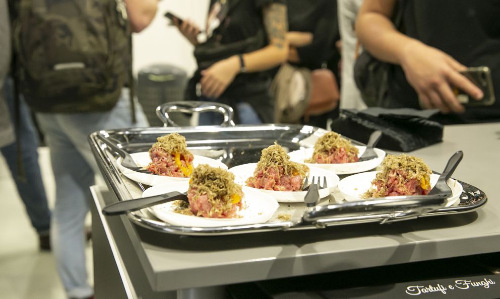 Uno stand dopo l’altro: tartufi, conserve, caviale e funghi & more a Identità Milano 2021