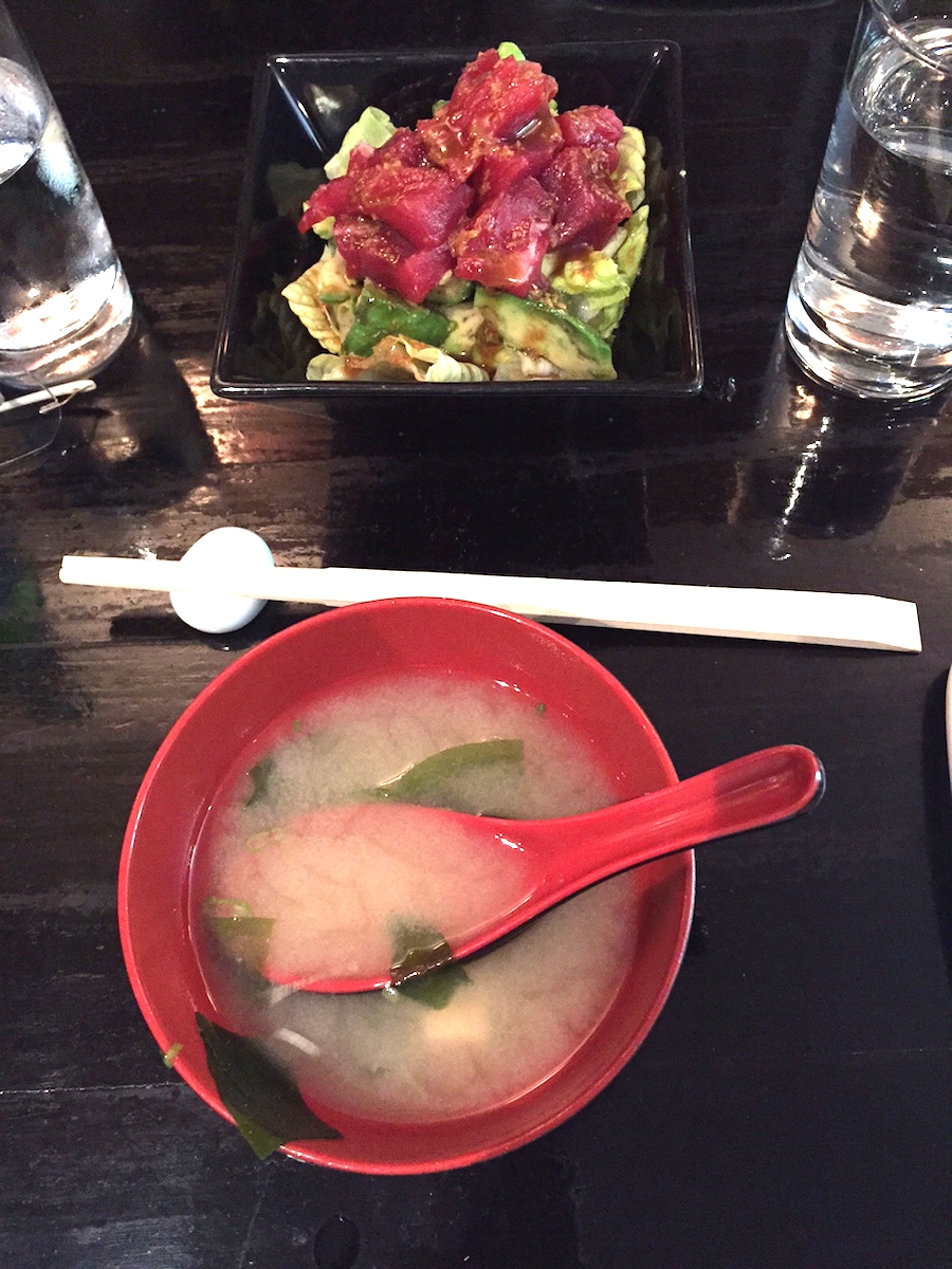 Galleria fotografica






I celeberrimi (e copiatissimi) Pork Buns del Momofuku Ssäm Bar, panini al vapore con pancia di maiale, cetrioli pickled e scalogno bianco e verde, da accompagnare con salsa hoisin, bbq o sriracha. E' un altro piatto simbolo della grande gastronomia newyorkese (la ricetta su Lucky Peach). Lo firma il cuoco di origini sudcoreane David Chang nel primo locale di un impero che oggi vanta filiali anche a Washington, Toronto, Sydney e presto anche Las Vegas









Jajangmyeon con salsiccia di maiale, chili pan mee e uovo fritto. Jajangmyeon è una specialità sudcoreana che, nelle sue formulazioni variabili, prevede sempre dei noodle e della salsa chunjang (pasta salata di soia nera). Li abbiamo assaggiati al Nishi, l'ultimo nato (a gennaio 2016) del marchio Momofuku, il primo aperto nel West Village di Manhattan (Nishi vuol dire appunto "West"). La curiosità? Oltre alle specialità dalla cucina coreana, il menu ha una vasta sezione di piatti creativi su matrice italiana, dalla Lattuga croccante con bagnacoda di noci agli Spaghetti cacio e pepe con uovo fritto sopra









La tartare di tonno big eye (thunnus obesus) con coulis di avocado, caviale ed erba cipollina in salsa ponzu al sesamo di Soto, tra i più longevi e splendenti ristoranti giapponesi di New York, due stelle Michelin nei pressi di Washington Park. Attenzione perché può capitare di sentire Sotohiro Kosugi, cuoco celebre per la sua passione (diciamo anche malattia) per gli uni, i ricci di mare, sbraitare addosso al suo assistente al bancone del sushi, noncurante della clientela. Un iracondo perfezionismo che fa di lui il Jiro della Grande Mela









Il Sandwich di taleggio e formaggio di capra grigliato, servito con due piccole ciotole di marmellata di cipolle e senape accanto. Un assaggio fulminante a pranzo allo Spotted Pig, il celeberrimo maiale macchiato volante che svetta nella placida 11ma strada dell West Village, a New York. E' il locale easy (ma con stella Michelin) di April Bloomfield, la cuoca inglese di Birmingham celebre per la sua passione suina









A sinistra, le Biete dorate con uva marinata, olio d'oliva e lime, uno dei piatti più convincenti di CJ Jacobson, chef californiano del neonato Ēma di Chicago, un luogo molto piacevole per consumare piatti in sharing dal tocco mediterraneo-medioriental-californiano









Mousse di fegato di pollo su pane di mais, uva e aneto, piatto, anche questo da condividere, assaggiato al Dixie di Chicago, locale su due livelli che richiama, nel cibo e nell'architettura, le case del Sud degli Stati Uniti 









La foto è davvero improponibile, lo so bene io per primo, Paolo Marchi, che l’ho scattata nel locale di Sarah Grueneberg a Chicago, il Monteverdi. Posso dire, a mia parziale discolpa, che era buio e se non sei un mago per davvero, con l’IPhone difficile fare bene. Ma è anche l’unica e viene pubblicata perché è stata una gran bella serata e la chef ha una visione nuova sulla pasta, soprattutto su quella fresca, fatta al momento al centro del ristorante. E questa pasta alla chitarra con finferli e zucchini non è in carta, ma non ero in forma, fulminato dalla differenza di fuso con l’Italia, sette ore, e ho chiesto qualcosa di fresco e profumato, due ingredienti e uno dovevano essere i funghi. Insomma, grazie Sarah.









Sono tornato Blossom sulla Ninth Avenue, tra la 21 e la 22 strada ovest. Avevo voglia di vegano per depurarmi. Dopo una insalatona con finferli tagliati fini e quinoa, una tagine marocchina con ceci, melanzane, zucchine, olive, quinoa speziata (tanto) e striscioline di tofu. Davvero buona, ma nell’insieme una cucina datata e locale praticamente vuoto all’ora di pranzo. A furia di fare sempre gli stessi piatti uno stufa. Guai non aggiornarsi.









Babu Ji, segnatevi questo nome se desiderate mangiare in un posto di fresca, allegra, intensa cucina indiana. Il tutto oltre l’East Village, in Alphabet City, la città dell’alfabeto perché le Avenue lì, invece di essere contraddistinte da numeri, lo sono per lettere, A, B, C e D. Babu Ji è al 175 Avenue B, all’angolo con la East 11th Street. Se preniatte vi dovrete accomodare al bancone, magari vi ritrovate per vicini Massimo e Lara Bottura, però sarà lo chef a decidere per voi al prezzo fisso di 62 dollari. Meglio allora i tavolini dove potrete navigare nella carta, scegliendo ad esempio il Seafood Coconut Curry con i gamberi (e, quando ci sono, le cappesante, la mia sera no ma non mi sono disperato perché le trovo insulse).









Matthew Kenney o la grandezza della sua cucina vegana e crudista. Al 65 della Seconda Avenue, tra la seconda e la terza strada est, inizio East Village, Kenney ha aperto da meno di un anno una pizzeria, la Double Zero, nella quale dove fare obbligatoriamente i conti con il fuoco. L’alternativa? Rinunciare al forno e quindi alle pizze. In pratica, dei suoi due capisaldi, lì li sviluppa entrambi alla voce Not Pizza e solo la metà vegana alla voce Pizza. Nella foto, lo Spicy roasted farro bolognese, beet-zucchini spaghetti mint pesto. Un pratica gli zucchini ridotti a capelli d’angelo e un ottimo ragù di farro. Davvero una gran bella idea









Due pizze vegano da 00 & Co. di Matthew Kenney a New York. La chiave per apprezzarle è tutta in quella parola di sei lettere: vegane. E' ciome una finestra su un altro mondo che però non ha troncato i  rapporto con la terra.









Clintin Street Baking, una vecchia consocenza. Se ne sta al 4 di Clintion St. all'angolo con il ramo East della Houston. Vi ero stato un paio di anni fa quando l'insegna aveva una sola bottega, piccola e trafficata. Adesso si fa colazione in un nuovo, grande e indipendente salone e quello vecchio è diventato panetteria e take away. Si trova più facilmente posto, c'è meno poesia ma l'omelette al salome è perfetta.






