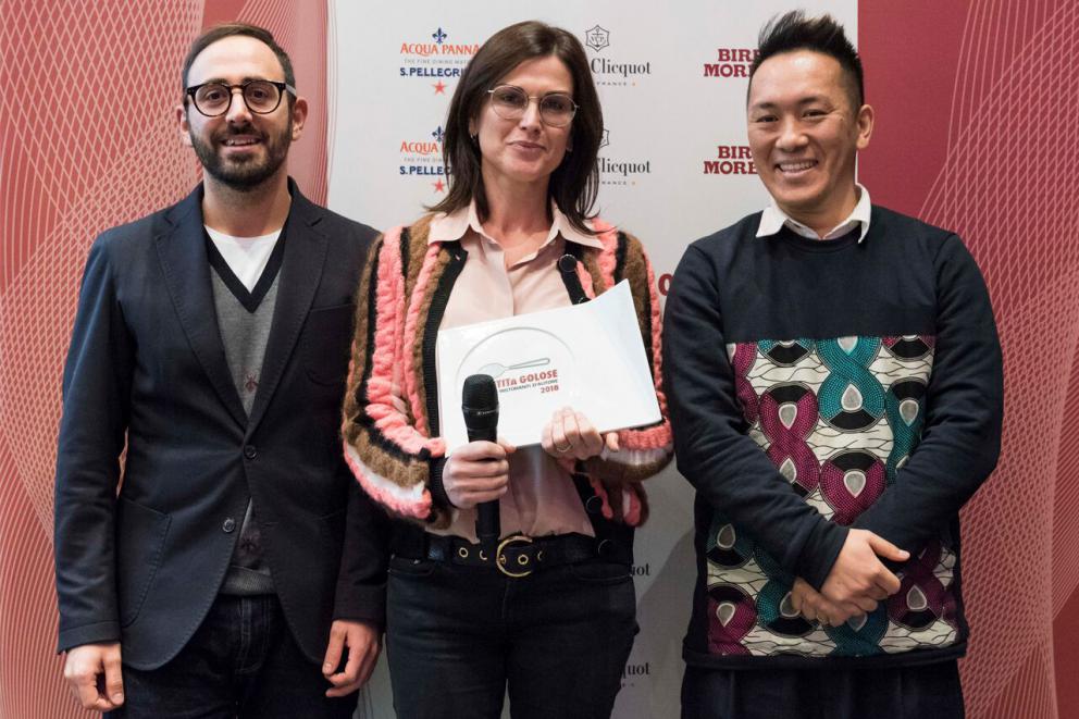 Galleria fotografica






Giovane famiglia. Angelo Cremonini di Olitalia premia Valeria Piccini, Andrea e Maurizio Menichetti, Da Caino - Montemerano (Grosseto)









Sorpresa dell’anno. Anna Maschio di Bonaventura Maschio premia Federico La Paglia di Sikélaia – Milano 









Il miglior cestino del pane: Piero Gabrieli, responsabile marketing di Molino Quaglia premia Francesco Apreda con Simona Piga , pasticciera e responsabile dei lievitati, Imàgo dell’hotel Hassler – Roma 









Il miglior chef pasticciere: Igor Maiellano, direttore vendite di Valrhona, premia Ascanio Brozzetti de Le Calandre – Rubano (Padova)









Il miglior chef straniero. Sara Peirone, Top Gastronomy Manager Gruppo Lavazza premia Oriol Castro, Mateu Casañas e Eduard Xatruch di Disfrutar – Barcellona






