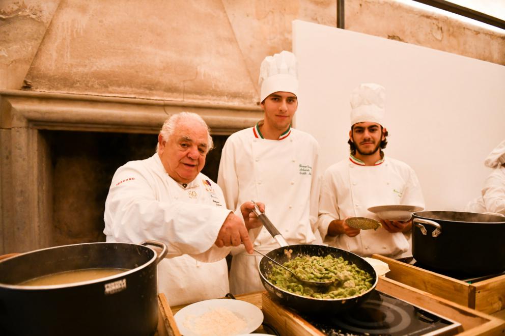 Galleria fotograficaTeatro dell'evento di&nbsp;East Lombardy, il&nbsp;monastero di Ast&igrave;no,&nbsp;Bergamo.&nbsp;E'&nbsp;un complesso conventuale plurisecolare di origine&nbsp;vallombrosana&nbsp;non pi&ugrave; attivo e&nbsp;restaurato nel 2015.
Alcuni degli illustri cuochi che hanno preso parte all'evento. Si riconoscono&nbsp;Carlo Cracco,&nbsp;Chicco Cerea,&nbsp;Tonino Cannavacciuolo&nbsp;e&nbsp;Bobo Cerea
L'affluenza ad "Astino nel Gusto": oltre 4mila partecipanti in&nbsp;3 giorni, 1.100 solo nell'evento di domenica
Ha aperto le danze&nbsp;Antonia Klugmann,&nbsp;L'Argine&nbsp;di Venc&ograve; (Gorizia),&nbsp;proponendo il suo&nbsp;Orzo, farro e radice amara.
Davide Oldani&nbsp;del ristorante&nbsp;D'O&nbsp;di Cornaredo (Milano), al fianco di&nbsp;Lisa Casali.&nbsp;L'autore della cucina Pop ha mostrato a tutti l&rsquo;importanza di lavorare con materie prime buone perch&eacute;, anche se povere, sono in grado di dare origine a piatti emozionanti.
Heinz Beck,&nbsp;La Pergola&nbsp;del Rome Cavalieri, Roma, 3 stelle Michelin,&nbsp;ha preparato &ldquo;Fontana o Pomodoro?&rdquo;: pomodoro, tonno fresco, semi di chia, capperi e chinoa soffiata. Un piatto concettuale, ispirato ai due grandi artisti evocati nel titolo
Tonino Cannavacciuolo,&nbsp;Villa Crespi&nbsp;(Orta San Giulio, Novara)
Chicco Cerea&nbsp;e&nbsp;Paolo Rota,&nbsp;Da Vittorio&nbsp;(Brusaporto, Bergamo):&nbsp;i padroni di casa preparano uno dei piatti protagonisti della serata di domenica: Risotto con lo Strachitunt
Carlo Cracco,&nbsp;Cracco, Milano (trasloco a breve, in galleria Vittorio Emanuele II). Ha proposto un classico della sua cucina, l&rsquo;&rdquo;Uovo affumicato&rdquo;. Cooking show sold out e tutti in fila allo stand per non lasciarsi sfuggire l&rsquo;occasione di vederlo all&rsquo;opera
Philippe L&eacute;veill&eacute;, Miramonti l'Altro (Concesio, Brescia). Ha cucinato Lumache e polenta, ritorno alla tradizione
Stefano Fagioli,&nbsp;Trattoria Via Vai&nbsp;di Bolzone, Ripalta Cremasca (Cremona). Ha proposto un piatto storico della tradizione cremonese: &ldquo;Cotechino cremasco con pipeto&rdquo; (battuto di verza e Grana Padano).
