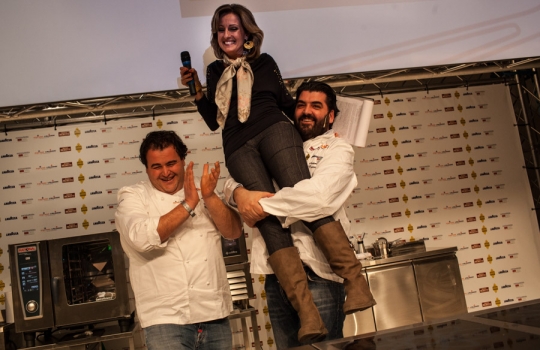 Galleria fotografica






Davide Oldani








Gennaro Esposito e Tonino Cannavacciuolo








Enrico Crippa, chef del Piazza Duomo di Alba, premiato Cuoco dell'anno da Paolo Bombardieri di Nino Negri. Con loro Tarsia Trevisan e Paolo Marchi








La cuoca di Glass Hosteria Cristina Bowerman, premiata da Alberto Zenato della cantina Zenato: è lei Identità Donna 2013








Davide Oldani con il presentatore Stefano Vegliani








Tra i fratelli Roca, la giornalista Maria Canabal, presentatrice della ponencia





