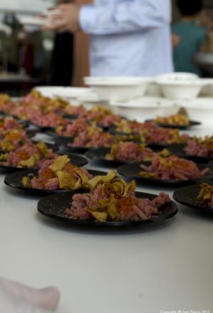 Galleria fotograficaPaolo Casanova, chef padrone di casa del Dopolavoro
Sullo sfondo, il nippo-brasiliano Roberto Okabe, protagonista con i maki in versione rubitt
La Lingua cotta in due modi di Eugenio Roncoroni e Beniamino Nespor del ristorante Al MercatoProve generali della Brass Jazz Band
L'Anguria con quartirolo e menta di Alice Delcourt, chef dell'Erba BruscaDegustazione di rubitt
Acqua Panna e S.Pellegrino e Birra Moretti, sponsor della maratona insieme a Lavazza, Inoxpi&ugrave;, San Bitter e Macelleria Annunciata
Cesare Battisti, il "padre" dei rubitt: al Ratan&agrave;, Battisti propone da sempre le "piccole cose di pregio" all'ora dell'aperitivo
&nbsp;Il Panino con lampredotto in due bocconi: il rubitt &egrave; a firma Roncoroni&Nespor
