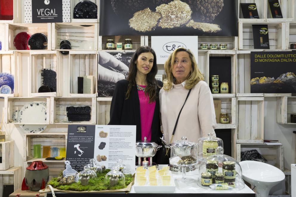 Galleria fotografica






Dispensa

Dispensa – Generi Alimentari & Generi Umani è il magazine italiano indipendente e da collezione dedicato al cibo, creato da Martina Liverani. In Dispensa le storie dei generi alimentari si intersecano a quelle dei generi umani dando vita a originali racconti fatti di parole e immagini. Un progetto controcorrente che in epoca digitale, grazie alla bellezza tattile di un prodotto editoriale antico, invita il lettore a riprendersi il tempo da dedicare alle cose belle. «Non potevamo mancare a questo grande evento, è un’occasione imperdibile non solo a livello di contatti ma anche perché ci offre una full immersion tra le eccellenze della gastronomia»









Italia Squisita 

ItaliaSquisita è il network b2b di riferimento per chi ama la ristorazione e l’accoglienza di alta gamma. Non è voluta mancare all'appuntamento con Identità Milano 2017









James 1599 

Debutto avventuroso nell'alta cucina a Identità Golose del brand James 1599. L'equipaggio, che muove i suoi passi dall'antica Compagnia Inglese delle Indie Orientali, ha portato in scena le sue spezie, i suoi sali dal mondo e le erbe aromatiche. Prodotti di alta qualità, attentamente ricercati e con un packaging all'altezza delle aspettative. Polveri impalpabili, semi aromatici, erbe disidratate, gemme marine e vulcaniche, magnifici pepi e non solo sono stati annusati e assaporati durante il congresso, assieme a golose frolle aromatizzate con la miscela di curry dolce She's My Curry creata ad hoc









Joaquin 

Per la prima volta a Identità Milano, l’azienda vitivinicola irpina Joaquin ha presentato il progetto Joaquin Dall’Isola, che le ha permesso di salvare i pochissimi quintali di uva dell’isola di Capri, prodotti da piccoli vigneti coltivati a varietà Greco, Falanghina, Biancolella, e quella che dai contadini del posto è chiamata “Ciunchesa”. Da Capri, nel 2009, sono state prodotte circa 800 Magnum, mentre nel 2010 sono state realizzate circa 2000 bottiglie. A queste si aggiunge il Vino Rosato 2012, da uve Guarnaccia e Piedirosso, un piccolo gioiello enologico di sole 68 bottiglie









Kai 

Durante tutto il congresso allo spazio espositivo di Coltelleria Kai abbiamo fatto un viaggio in Oriente con sfilettature del pesce con tecnica giapponese, decorazioni con verdure e confezionamenti di sushi e sashimi









Koppert Cress

 Koppert Cress è costantemente alla ricerca di ingredienti naturali innovativi, che permettano agli chef di aumentare il gusto e l’aroma dei loro piatti e di migliorarne la presentazione. «Siamo produttori di colori e gli chef sono i nostri pittori» ci ha spiegato Enrico Zallot. Una vasta rete internazionale di biologi, di esperti nel settore dei vegetali e di gastronomi fornisce un flusso continuo di prodotti, che soddisfa i requisiti culinari sempre più elevati di ristoranti sparsi ovunque nel mondo









Longino & Cardenal

Longino & Cardenal continua il percorso alla base del suo successo: la costante ricerca di cibi rari e preziosi. E' stato accompagnato da due nuovi partner: Pariani, un’azienda piemontese nata come produttrice di Olio di Nocciola, e Tartuflanghe, insignita da anni del titolo “Eccellenza Artigiana” dalla Regione Piemonte. Lo stand ha visto la presenza dello chef basco Senèn González che ha deliziato i visitatori proponendo le innovative lamine di patata disidratata e bacon ripiene di tuorlo d’uovo. All’interno della Longino Vip Lounge, chef e visitatori della manifestazione hanno potuto apprezzare alcuni finger food realizzati dalle giovani e sapienti mani del company chef aziendale, rigorosamente con prodotti commercializzati da Longino & Cardenal. Anche Andrea Larossa, chef del ristorante Larossa ad Alba, ha presentato una versione finger dei suoi piatti a base di prodotti Tartuflanghe. E ancora: plancton marino Veta La Palma; pane Triticum che ha nobilitato il pane precotto e surgelato; i fiori e le erbe eduli dell’azienda alto-atesina Alpin Herbs; il tonno rosso del mediterraneo Balfegò, il baccalà dissalato Giraldo e, non da ultimo, il gambero rosso di Mazara del Vallo di Don Gambero









Macelleria Zivieri e Zivieri Tartufi

In linea con il tema del congresso, Macelleria Zivieri Massimo e Zivieri Tartufi hanno animato il proprio stand con il meglio della loro produzione. Battute al coltello di bovino e cervo affiancate dal tartufo nero pregiato, toast con prosciutto cotto di Mora Romagnola, crostini con patè fegato di pollo allevato a terra e funghi galletti, degustazioni di salame Montanaro di Mora Romagnola recentemente nominato il miglior salame in Italia, tagliata di capriolo e mini hamburger di selvaggina con tartufo bianchetto. Valore delle aziende protagoniste è l'attenzione verso prodotti naturali, a completa disposizione di una ristorazione attenta e scrupolosa, secondo filiere di produzione uniche in Italia









Manicardi 

Manicardi ha portato a Identità Milano due eccellenze enogastronomiche dell’Emilia Romagna: Lambrusco e Aceto Balsamico di Modena. In degustazione: Lambrusco Grasparossa di Castelvetro DOC “Vigna Cà del Fiore”, Spumante Brut Rosè “Fabula”, Aceto Balsamico Tradizionale di Modena DOP Extra Vecchio, Aceto Balsamico di Modena IGP “Nero Elisir”, Aceto Balsamico di Modena IGP “Nero Elisir Gold” e Aceto Balsamico di Modena IGP “5 Scudi”.









Masseria Schinosa

Nella Masseria Schinosa da oltre trecento anni si fa olio extravergine di oliva con amore per la terra e per gli oltre 28.000 secolari olivi pugliesi. Gli oliveti sono condotti con le più moderne tecniche colturali e nella produzione del loro olio extra vergine di oliva si incontrano e si fondono tradizione e innovazione









Mealitaly

Mealitaly e Tesoritalia nascono per promuovere e tutelare le eccellenze tipiche del territorio italiano grazie all’alta qualità della produzione stessa. Lavorando in aree DOP e IGP, come il Parco Nazionale del Vesuvio, la Penisola Sorrentina, le Colline Salernitane e il Cilento, per ciascuna referenza è stato redatto un "disciplinare di produzione interno", elevando gli standard qualitativi a livelli altissimi sia sul mercato italiano che estero. Ogni prodotto è controllato in ogni sua fase di produzione e lavorazione, partendo dalla coltivazione diretta delle materie prime sino al packaging finale









Mepra

Mepra nasce nel 1946 dalla trasformazione dell’azienda della famiglia Prandelli che, a cavallo delle due guerre, produce materiale bellico. L’indirizzo scelto dall’azienda per la propria produzione, privilegia la qualità e non la quantità: l’alluminio, utilizzato fino ad allora, viene immediatamente sostituito dall’ottone cromato, materiale di qualità superiore. Mepra continua a produrre tutti i suoi articoli in Italia, ed è presente oggi negli ambienti più esclusivi e rinomati del mondo, dagli hotel di lusso alle compagnie di crociera e aeree









Mielizia

Nel corso delle tre giornate Mielizia ha effettuato presso il proprio spazio espositivo a Identità Milano degustazioni dei loro mieli italiani millefiori e monoflora e altri prodotti apistici, anche in accompagnamento a formaggi, per conoscere meglio i prodotti della gamma e far apprezzare la varietà del miele italiano, suggerendo insoliti abbinamenti gastronomici









Niko Formazione

Un percorso di formazione unico in Italia, dalla partnership con l'Università degli Studi di Scienze Gastronomiche di Pollenzo alla full immersion in Casadonna Reale, al progetto Spazio, ristorante-laboratorio dove convertire la pratica didattica in lavoro nell'ottica della ricerca









Olitalia

Olitalia a Identità Milano ha presentato le sue eccellenze della linea Gourmet: gli Extravergini Regionali, le Monocultivar, l’Aceto Balsamico di Modena, e Frienn, l’innovativo olio di girasole altoleico per una frittura sana e leggera. L’azienda è specializzata da più di 30 anni nella produzione di oli e aceti ed è presente in oltre 120 paesi nel mondo









Open Blue Global Services

Nello spazio espositivo di Open Blue Global Services abbiamo degustato pesce cobia in tre ricette dello chef Omar Allievi: Cobia affumicato con mele, melanzane, crunchy di pane alla segale e robiola allo yuzu, Cobia marinato al miso con salsa di arance e cicoria e Tiradito di cobia con choclo e camote. Inoltre con Samsung Oculus, un’esperienza di realtà virtuale a 360 gradi, tutti i visitatori hanno potuto immergersi in un viaggio di due minuti e mezzo nell’impianto aziendale a Panama, una vista in elicottero a 12 km dalla costa per visitare le gabbie e scoprire come viene allevato il pesce cobia









Pastificio dei Campi

Per Pastificio dei Campi due chef hanno preparato una ricetta da offrire ai visitatori presso lo spazio espositivo dell’azienda: Christoph Bob del ristorante Refettorio Monastero Santa Rosa ha proposto Pasta dei Campi con peperoni, Mezzi occhi di lupo alla genovese con ali di razza e carciofi di Schito; Andrea Napolitano del ristorante Il Bikini di Vico Equense un Mischiato delicato con polipetti alla luciana, patate affumicate e spaghetti di mare









Pedrazzoli Salumificio

Pedrazzoli, salumificio mantovano nato nel 1950, oggi leader nella produzione di salumi bio, ha esordito a Identità Milano presentando la sua linea di salumi gourmet extra-selezionati Q+. Dedicata a chi ricerca l’eccellenza, Q+ è una collezione di prodotti esclusivi a produzione limitata e si caratterizza per l’estrema artigianalità che si ricollega a un’atavica tradizione norcina valorizzata da un packaging moderno ed essenziale. Si tratta di salumi numerati che consentono di tracciare tutto il ciclo di vita del prodotto. Un omaggio sensoriale e un gusto inconfondibile che nasce dalla ricerca della massima qualità del prodotto e del sapore più genuino









Piccolo Brite

Durante le tre giornate abbiamo potuto assaggiare gli speciali prodotti che provengono dal caseificio Piccolo Brite: formaggio di alpeggio e latteria, formaggio di malga e speck, prodotti che conservano intatto tutto il sapore delle Alpi, affinati, secondo un procedimento naturale, nei locali del caseificio affacciato su Cortina nella frazione di Alverà. Presente allo stand anche il mastro casaro che ha spiegato i vari procedimenti della fase di produzione









PRI.MA

PRI.MA. (fusione delle parole "prima" e “materia"), è una start-up nata in Puglia nel 2015 su iniziativa di un pastry chef e di un imprenditore del settore erboristico-salutistico. Dall'incontro di queste due esperienze prendono vita le 31 essenze della linea PRI.MA., risultato di un innovativo processo di estrazione dagli oli essenziali di frutti, fiori, spezie e piante officinali. Pepe, lime, cannella, zenzero sono solo alcune delle loro essenze con cui sperimentare in cucina. Tre le parole chiave di questa nuova linea: innovazione, riferita alla tecnica estrattiva, continua e circolatoria, per perfetti distillati di gusto; benessere, perché PRI.MA. contiene solo le virtù naturali degli alimenti; e qualità delle preparazioni, grazie all'alta volatilità della profumazione dei suoi oli essenziali e alla loro contemporanea stabilità in cottura che lascia intatti gusto e salubrità









Riso Zaccaria

Abbiamo fatto un lungo viaggio nella storia e nella cultura del riso con Zaccaria, che ci ha presentato più di venti tipologie di riso: biologiche, di Baraggia Dop, integrali e non. Tutte prodotte con estrema cura e nel pieno rispetto dell'ambiente. Zaccaria produce anche Gallette di riso e farine di riso monocultivar. Tutto è integralmente prodotto nelle risaie e negli impianti aziendali a Salussola, in provincia di Biella, in uno dei territori più particolari e unici al mondo per la coltivazione del riso, la Baraggia









RoboQbo

RoboQbo ha presentato al congresso con cooking show di Viviana Varese le applicazioni in gastronomia e pasticceria di Qbo Universal Processing System nella versione 4. Una singola unità Qbo-4 è in grado di cuocere, raffreddare, concentrare, raffinare e lavorare in sottovuoto qualsiasi prodotto alimentare. Oggi è disponibile con un ampio display touchscreen da 10,1” oltre a un'interfaccia user friendly con funzioni avanzate di controllo del processo produttivo e di sanificazione









Selecta

Anche quest'anno in occasione del congresso Selecta ha accolto presso il proprio stand tutti i suoi ospiti per presentare, attraverso degustazioni e approfondimenti, le principali novità che hanno arricchito una selezione di specialità gastronomiche: prodotti ittici della Porto Santo Spirito, Acqua di mare Mediterranea, Ostriche Cadoret, Baccalà tradizionale Rafols, salmone scozzese Loch Fyne, Culatello di Zibello Dop e salumi tradizionali del Podere Cadassa, Foie Gras Rougié, specialità casearia della pregiata selezione Formaggi.it e formaggi francesi del noto affinatore Hervé Mons, una ricca selezione di Grand Crus di cioccolato Valrhona, tartellette dolci e salate, coni e cestini de La Rose Noire, puree di frutta Ravifruit e infine la pregiatissima carne wagyu giapponese









Sommariva Tradizione Agricola

Il frantoio Sommariva, la cui attività è aperta al pubblico, produce da oltre 100 anni olio extravergine d'oliva da olive della varietà Taggiasca, Pignola, Merlina e Colombaia, coltivate nell'azienda agricola di famiglia. Nell'azienda agricola, a conduzione biologica dal 1972, si producono inoltre basilico, rucola, carciofi e pomodori che, nel laboratorio di famiglia, sono trasformati in ottimo pesto genovese con basilico DOP, olive in salamoia, varie salse e conserve









Sosa

L'azienda catalana, leader nella realizzazione di ingredienti per la ristorazione e la pasticceria, è tornata a Identità Milano per presentare i suoi prodotti durante i tre giorni di congresso. La società, nata nel 1967, si è sviluppata nel tempo sino a divenire punto di riferimento internazionale per la produzione di una vastissima gamma di prodotti: frutta secca, frutta disidratata, texturizzanti, estratti vegetali naturali, oli essenziali e molto altro ancora. Tecnologia, ricerca e innovazione consentono all'azienda di ampliare e perfezionare costantemente le linee di prodotto, per rispondere a qualsiasi richiesta di chef e pasticceri









Soul Salad

Soul Salad, il programma radiofonico ideato e condotto dal giornalista e speaker radiofonico Francesco Seminara, coniuga eccellenze enogastronomiche, intrattenimento e soul music. Il programma è approdato a Identità Milano con una postazione esclusiva nella quale si sono svolte interviste agli chef, incontri con produttori vitivinicoli e imprenditori, e focus sui partner della manifestazione









Spirito Contadino

In perfetta sintesi tra storia e cultura, Spirito Contadino ci ha guidati alla scoperta di esperienze sensoriali che svelano un territorio che ha fatto della qualità di vita il suo biglietto da visita, recuperando tradizioni e sapori di una volta. Una sosta speciale del viaggio è stata dedicata all’incontro con lo chef Felice Lo Basso, che con raffinatezza e stile ha preparato prelibatezze con i tesori gastronomici del territorio pugliese, per regalare il piacere di gustare sapori tipici della tradizione e della cultura mediterranea






