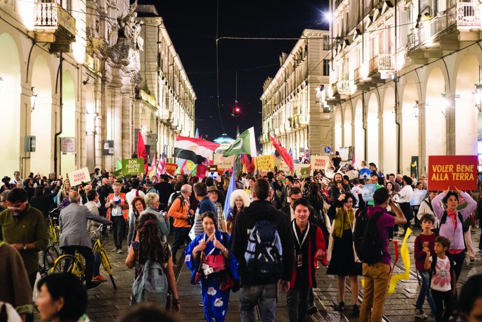 Galleria fotografica






La copertina di Slow Food. Storia di un’utopia possibile, di Carlo Petrini e Gigi Padovani, Giunti-Slow Food Editore, pagg 356, settembre 2017, 18 euro (15,30 euro acquistandolo qui)









Il manifesto Slow-food uscito il 3 novembre 1987 sul Gambero Rosso, con una chiocciola disegnata da Gianni Sassi









Carlin Petrini a Terra Madre









Passo indietro, siamo agli albori di Slow Food: Cantè i'euv nel 1979









Cantè i'euv nel 1979. Si riconosce Petrini, quarto da sinistra









Il primo numero della rivista La Gola, nell'ottobre 1982









La prima guida vini, nel 1988









La tessera Arcigola 1988









La tessera Arcigola 1989









La prima tessera Slow Food, nel 1990









Foto ricordo del congresso di Parigi nel 1989









Il congresso a Venezia nel 1990









Rivista Slow Food, 1993









Petrini con le gemelle Nete e Carlo Rambaldi a Sanremo









Anni Novanta: Giovanni Ravinale, Carlìn Petrini, Azio Citi 









1996: primo Salone del Gusto di Torino









1996: Laboratorio del Gusto al primo Salone di Torino









Una vignetta del 1996









2003: Vandana Shiva, Carlo Petrini e Alice Waters









Petrini nel 2004 tra l'allora presidente della Regione Piemonte, Enzo Ghigo, e l'allora sindaco di Torino Sergio Chiamparino









Il primo Terra Madre nel 2004









Petrini, Vandana Shiva ed Enzo Bianchi a Terra Madre nel 2004









2006: Carlo d'Inghilterra a Pollenzo









Petrini in Kenia nel 2012









Petrini a Berlino nel 2014









Ed Expo Milano nel 2015









Terra Madre nel 2016







