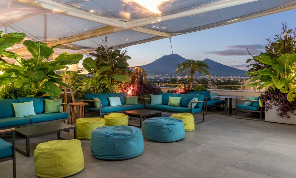 Pompei da bere: come si sta bene al The Roof Cocktail Bar dell'Hotel Habitat79 MGallery Collection