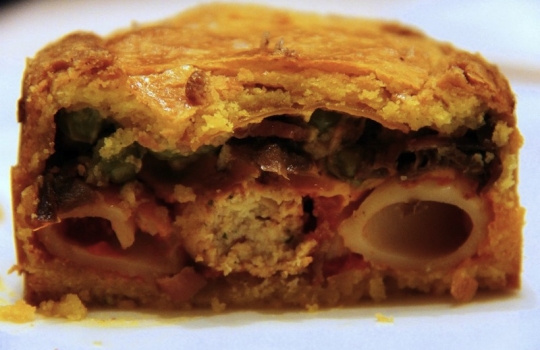 Galleria fotografica






Ravioli di latte di capra con funghi porcini alle erbe (1997)
La madre di tutte le paste ripiene craccobaronettiane.  Genesi 1997, in pieno fermento creativo alle Clivie. "E' il primo esempio di raviolo a bottone - rammenta Baronetto - Ricordo che andavo nel weekend a Giaveno, armato di tanica di plastica a comprare il latte di capra da un piccolo produttore. La cagliata era la farcia del raviolo: a contatto col caldo della cottura il ripieno si liquefaceva». Pasta ripiena d’estro ante-litteram. Un primo tornato in carta spesso negli anni milanesi. Prossimamente con asparagi verdi e tartufo nero (foto Italy behind the obvious)








Spaghetti fritti con composta di pomodoro e basilico fritto (2002)
Gli spaghetti sono cotti normalmente e poi fritti. Interessante la composta di pomodoro impigliata: si ottiene cucinando le solanacee interee in forno, su un letto di sale. Una volta scolate, ne rimane solo la polpa, un concentrato di gusto che poi si trita, condisce e incastra tra i rami di grano duro e il basilico fritto (Foto Bob Noto)








Rigatoni fritti, crema di broccolo e cozze (2003)
Anche qui, la pasta è cotta e poi fritta per un paio di minuti in padella, "come fosse una patatina". Troviamo così per la prima volta i rigatoni, un formato molto apprezzato da C&B: "E' per l'aria, per la cavità che racchiudono: sono belli e intrappolano il condimento, come dei mini-cannelloni" (Foto Bob Noto)








Garganelli d'uovo marinato alla amatriciana (2004)
I Garganelli al ragù sono la prima declinazione della tecnica dell'uovo marinato su un primo piatto: la denaturazione delle proteine del tuorlo, marinato nel sale e nello zucchero, origina una consistenza solida. E' l'affermazione dell'uovo come icona della cucina di Cracco. Dal 2004, la tecnica incontrerà numerose applicazioni ed evoluzioni: vedi il piatto in foto, oppure i celebri Spaghetti d’uovo marinato, ricci di mare e caffè (2009). E un terzo esempio ancora più recente alla fine di questa stessa gallery (foto Made in Photos)








Paccheri di gruyère (2004)
Un esempio di pasta non-pasta, un filone che negli anni ha coinvolto diversi cuochi (poco, a dire il vero, C&B). "Pasta non-pasta" perché, in questo caso, i paccheri non sono di grano duro ma di gruyère, formaggio svizzero. Il "pacchero" è servito su un'insalata. E' un piatto d'intermezzo, non confinabile al regno dei primi (Foto Bob Noto)








Tagliatelle di patate, alici e broccoli (2004)
Le tagliatelle sono in realtà gnocchi dalla forma allungata. Sono lasciate asciugare in cella e cotte normalmente. Il gusto è più dominante di quello di una tagliatela all'uovo. In stagione, ben accette le lamelle di tartufo (Foto Bob Noto)








Ravioli ripieni di maionese con ricci di mare e semi di basilico (2006) 
Evoluzione del piatto partorito alle Clivie (1997), non è un raviolo ma un bottone. E' fondato sul concetto di sottrarre pasta, il bordo del raviolo che comunemente eccede. E il condimento diventa contenuto, altro topos del procedere craccobaronettiano. In questo caso, la maionese è appena intiepidita (ma non si scioglie) ed esprime tutta la sua godibile grassezza e condimento (Foto Bob Noto)








Ravioli di broccoletti cotti sul rosmarino, semi di basilico e frutti di mare (2008) 
Un raviolo ottenuto con una tecnica interessante perché è cotto per affumicatura sul rosmarino. E così anche i frutti di mare, che cuociono per calore indiretto (foto Paolo Marchi)








Rigatoni, lattuga alla liquirizia e burro all'olio grattugiato (2009) 
Il burro all'olio è un altro importante capitolo della saga, aperto con l'ultima edizione de Lo Mejor de La Gastronomia ospitata a San Sebastian (ora è Alicante): Matteo Baronetto vinse il concorso internazionale dedicato all'extravergine di oliva con una Crema bruciata all'olio di vaniglia, seppia e garusoli. La vera novità è in quell 'burro all'olio', burro di cacao e olio crudo raffreddato, in questo caso grattuggiato sopra a rigatoni freddi, in una sorta di insalata di pasta con condimento semisolido e lattuga impanata nella polvere di liquirizia. Un altro scintillante antipasto/intermezzo (foto Brambilla/Serrani)





