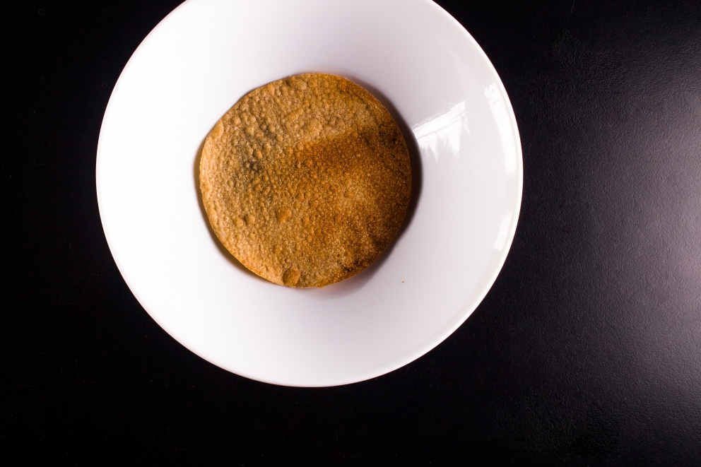 Galleria fotografica






Massimiliano Poggi, Al Cambio, Bologna

Uovo asparagi e parmigiano. Rappresenta la tradizione, non solo bolognese ma italiana. Chiaro che noi, con l'apparato di Altedo, abbiamo una fortuna che non tutte le regioni hanno: l'abbiamo in casa e di qualità assoluta! Riprendo la tradizione e trasformo le consistenze: a essere fritto non è più l'uovo ma la punta degli asparagi; il parmigiano non è più grattato ma viene reso cremoso con aggiunta di brodo di asparagi; aggiungo solo una parte di succo di asparagi crudi perché dà una notevole componente minerale amarognola. Un anticipo di primavera









Alessandro Panichi, Sotto l'Arco, Bologna

Canocchia, radicchio, bottarga e lampone. Dolce, amaro, acido e iodato (foto Bob Noto)









Isa Mazzocchi, La Palta, Borgonovo Valtidone (Piacenza)

Batarò con senape selvatica, pescegatto e pancetta. Una specie di pane schiacciato, con percentuale di polenta, ripieno di salumi piacentini (si serve soprattutto in val tidone). Piacenza in un batarò









Alberto Faccani, Magnolia, Cesenatico (Forlì-Cesena)

Triglia, amaretto, zafferano e limone. La dolcezza e la grassezza della triglia, la nota alcolica del liquore di mandorla, la profondità dello zafferano e l'aspro del limone. Un omaggio all'Italia e al Mediterraneo









Omar Casali, Marè, Cesenatico (Forlì-Cesena)

Bora Nera. Spaghettoni, inchiostro, quinto quarto di seppia, alghe e bergamotto. Materia prima, tecnica e tanto cuore per riportare nel piatto l'affascinante e profondo profumo iodato di una burrascosa giornata sul molo di Cesenatico









Fabrizio Mantovani, Fm con gusto, Faenza (Ravenna)

Patata ratta, lenticchie e caviale. E' una sintesi della mia cucina: una semplice patata con lenticchie, arricchita da un piccolo cucchiaio di caviale. Una crème fraîche allo zafferano e zest di lime. Estetica, istinto e semplicità ragionata









Massimiliano Mascia, San Domenico, Imola (Bologna)

Scampo, goletta e piselli. Amo i colori e i sapori della primavera e mi piace giocare con la contaminazione carne/pesce









Luca Marchini, L'Erba del Re, Modena

Risotto con ostriche, succo di porri, rucola e rabarbaro. E' il frutto della volontà di far coesistere la forza olfattiva del mare, proveniente dalle ostriche adagiate sulla superfice, con la pseudo-dolcezza di un risotto cremoso, la cui cottura viene fatta con un succo di porri grigliati e brasati. Giocano un ruolo di equilibrio la freschezza e asprezza del rabarbaro e il lieve amaro della rucola selvatica









Massimo Bottura, Osteria Francescana, Modena

Sometimes maillard, sometimes partrige... even bollito in civèt sauce. Ovvero, "A volte germano reale, a volte pernice... persino il bollito in salsa civet"









Irina Steccanella e Beppe Palmieri, Panino, Modena

Tortellini SuperPanna. Comprare una grande materia prima per fare un grande tortellino, e restiuire valore e qualità a un piatto della cucina domestica degenerato col tempo









Gianluca Gorini, Le Giare, Montiano (Forlì-Cesena)

Cetriolo, liquore Varnelli e uova di pesce affumicate. Note vegetali che incontrano quelle marine e affumicate per un interpretazione a 360 gradi del cetriolo, dal germoglio al fiore









Riccardo Agostini, Il Piastrino, Pennabilli (Rimini)

Animella d’agnello, latte ed estratto d’alloro. L'idea è quella di proporre un'animella inconsueta, d'agnello, senza nascondere le sue caratteristiche gustative come da tradizione ma esaltandole con il concentrato di latte di pecora per rafforzarne il gust. Vista la componente grassa, ho utilizzato l'alloro per il suo gusto amaro e la sua rinfrescante balsamicità









Terry Giacomello, Inkiostro, Parma

La pasta a modo nostro. Tagliolini tiepidi al bianco d'uovo con crema di parmigiano 36 mesi, rosso d'uovo sbattuto, caviale di tartufo e foglie di timo. E' un albume d'uovo cotto a vapore, steso come la pasta tradizionale, tagliato a mano a tagliolino, contornato da una crema di parmigiano, macchiata con un rosso d'uovo sbattuto e guarnito con foglie di timo e caviale di tartufo









Marco Parizzi, Parizzi, Parma

Consommé di buccia di patate, cipolla bruciata e ostriche con anolini di salmone. Il contrasto tra ingredienti di scarto e ingredienti pregiati, l'apparenza rassicurante di un piatto tipico con gusti completamente stravolti









Carla Aradelli, Riva, Ponte Dell'Olio (Piacenza)

Polpo, radicchio tardivo, crochetta di patate e majonese di rape rosse. Un piatto di semplicità ricercata: polpo e patate (la tradizione) e prodotti di stagione (radicchio tardivo e rapa rossa) creano un gioco di colori, radici e consistenze









Rino Duca, Il Grano di Pepe, Ravarino (Bologna)

Riso alla mandorla, gambero rosso e capperi. In Sicilia storicamente si cucinavano risi e non risotti. Nel mio piatto s'incontrano l'eleganza della mandorla, la sapidità del cappero e la profondità del gambero crudo









Matteo Salbaroli, Osteria L'Acciuga, Ravenna

Polpo arrostito, crema di topinambur e nocciole tostate. L'ho proposto al cenone e ha avuto così successo che lo riproponiamo anche l'inverno. Non solo polipo e patate









Gianni e Fulvia D'Amato, Caffè Arti e Mestieri, Reggiolo (Reggio Emilia)

Il viola della lingua. Lingua salmistrata cotta, spuma di patata viola, cavolo viola in agrodolce, polvere di lamponi disidratati









Gianpaolo Raschi, Guido, Rimini

Pancotto di pesce. Sono le mie origini marinaro-contadine, una lunga tradizione che si fonda sul concetto di recupero. Un tempo della memoria al quale sono profondamente legato e che ripercorro di continuo a bordo della mia Delorean (foto Giorgio Salvatori)









Franco Cimini, Antica Osteria del Mirasole, San Giovanni in Persiceto (Bologna)

Tagliatelle all'antico ragù di cortile. Un'antica ricetta delle campagne bolognesi che prevede l'utilizzo delle parti meno nobili degli animali da cortile (rigaglie), tra le quali creste, durelli, fegatini e ovine embrionali. Si contraddistingue per le diverse consistenze del ragù









Aurora Mazzucchelli, Marconi, Sasso Marconi (Bologna)

Il germano incontra un'acciuga. Il racconto del viaggio della migrazione germano. Lo scontro del mare con la terra e l'incontro del sapido col selvatico









Piergiorgio Parini, Povero Diavolo, Torriana (Parma)

Brasato di narce (anagramma di "carne", anche detto "l'animale che non c'è"). Il piatto rievoca alla vista e al palato l'opulenza e corposità di un brasato pur essendo composto di soli elementi vegetali: la base è un kiwi, glassato con ristretto di verdure, salse fermentate e vino rosso, spolverato con erbe balsamiche (foto Passione Gourmet)









Alberto Degl'Innocenti, Tirabusciò, Bibbiena (Arezzo)

Gnocchetti di pane verna allo scalogno, salsa di ribollita, cubetti di pane croccante al cavolo nero e cialda di Parmigiano. Un classico toscano a modo mio









Fabrizio Girasoli, Butterfly, Capannori (Lucca)

Evoluzione del gambero rosso. Da marinato a fritto, passando per padella e vapore con coincidenze di frutta e verdure, nella nebbia del  mattino. Mi piace mettere in gioco tutti i sensi del commensale, dalle consistenze cotture e sapori diversi per il palato, all'aroma diffuso per l'olfatto. La parte fritta che può essere mangiata con le mani e lo scorrere della tisana versata al momento  che coinvolge vista e udito









Andrea Mattei, Meo Modo a Borgo San Pietro, Chiusdino (Siena)

Fegatini di pollo affumicati, anguilla e ortica. La tradizione dell'entroterra toscano incontra il mare









Gaetano Trovato, Arnolfo, Colle Val D'Elsa (Siena)
Piccione: petto, coscia farcita con il suo fegato, castagne e spezie. Il piatto del cuore che evolve continuamente, dall’inizio negli anni Ottanta, quando si preparava lardellato ripieno di funghi e servito con le cipolle caramellate, fino ad oggi, in veste rinnovata con abbinamenti di stagione in stagione per esaltare il gusto









Peter Brunel, Borgo San Jacopo, Firenze

Il mio orto toscano (che passa in vaso l'inverno). La mia interpretazione gioca su: 1. vaso fiori e germogli eduli; 2. cramble di tartufo e pre.ona di tartufo ghiacciato; 3. terra di olive e cioccolato con spugna di nocciole, asparagi liofilizzati; 4. spuma di yogurt e rafano con ortaggi semi disidratati. Nel piatto: patata pietrificata con maionesi al carbone e levistico. E' il mio ricordo che va agli ortaggi, che verso la fine dell'autunno nell'orto perdono idratazione, da lì l'idea di inserirli in vaso per conservarli... in fase calante









Annie Féolde, Riccardo Monco, Alessandro Della Tommasina. Enoteca Pinchiorri, Firenze

Pici di pane con vongole veraci, crema di burrata e erba cipollina. L’aspetto interessante di questa ricetta è l’impasto dei pici: utlizziamo una pasta di pane integrale con lievitazione naturale e con la madre (la pasta ha dunque un'acidità leggera e molto saporita). Porta la pasta a una nuova dimensione sensoriale al palato. Il tutto contenuto all’interno della pasta e non fuori sotto forma di salsa









Enrico Panero, Da Vinci a Eataly, Firenze

Risotto al latte e acciughe, animelle al marsala e polveri di cipolla e limone. E' un primo piatto che riprende le mie origini piemontesi: fa parte anche del menu degustazione "Un piemontese in Toscana" a ricordare la tradizione di cuocere il riso nel latte come base per dolci o come pasto povero serale: Il riso si presenta con la dolcezza del latte che si concentra durante la cottura compensata dalla sapidità delle acciughe. A completare animelle sfumate al Marsala secco, l'acidità della polvere di limone e la polvere di cipolla a riprendere il classico fondo usato per risotti ma che mantiene tutta la sua freschezza. Un piatto ricco, che unisce consuetudini piemontesi per il riso e toscane per l'utilizzo di frattaglie









Simone Cipriani, già chef del Santo Graal, Firenze

Lasagna 2D. Due tele sottilissime di pomodoro disidratato con all’interno uno strato di pasta all’uovo, salsa mornay e ragù. Fuori sono leggermente bruciate con il cannello e gratinate con parmigiano. Due millimetri in cui si trova tutta l’Italia, concentrata e bidimensionale. Può essere presentata sia in orizzontale che in verticale, ad esempio messa al muro come se fosse un quadro, staccata e presentata a tavola









Vito Mollica, Il Palagio del Four Seasons, Firenze

Sedano carota cipolla farciti con parfait di fagiano salsa di mandorle e aglio dolce. Sono gli ingredienti a, b e c ‎della nostra cucina ma mai protagonisti in un piatto. Durante la preparazione di un consommé di fagiano, ho pensato con i ragazzi che sarebbe stato un reato buttare via in quanto era gustosissimo. L'abbiamo farcito creando un‎ piatto di recupero di una piacevole complessità gustativa









Marco Stabile, Ora d'Aria, Firenze

Se un meteorite cadesse in Toscana: visione universale della bruschetta. (e la giusta continuazione sarebbe: "raccoglierebbe tantissimi sapori incredibili"). Si tratta di un modo particolare (con visione dall'universo) di interpretare la bruschetta toscana, con fagioli, cavolo nero e olio toscano. Questo perché si parla molto di universo, di visitare altri pianeti, di catastrofi con arrivo di asteroidi, meteoriti, o addirittura di pianeti occulti con rotta di impatto verso la terra... Questo piatto è in tema ma smorza decisamente le preoccupazioni.









Cristoforo Trapani, Magnolia dell'hotel Byron, Forte dei Marmi (Lucca)

Carciofo arrostito. E' un simbolo di festa in tutte le case campane ma, soprattutto, è fatto dai venditori abusivi per strada. Il fumo che va su, il profumo delle bucce dei carciofi che bruciano sui carboni... È così che ho voluto riprodurre un pezzo di storia in chiave moderna









Igles Corelli, Atman, Lamporecchio (Pistoia)

Il Maiale va al mare. Il maiale dei mille abbinamenti in questo caso si sposa alla perfezione col calamaro






