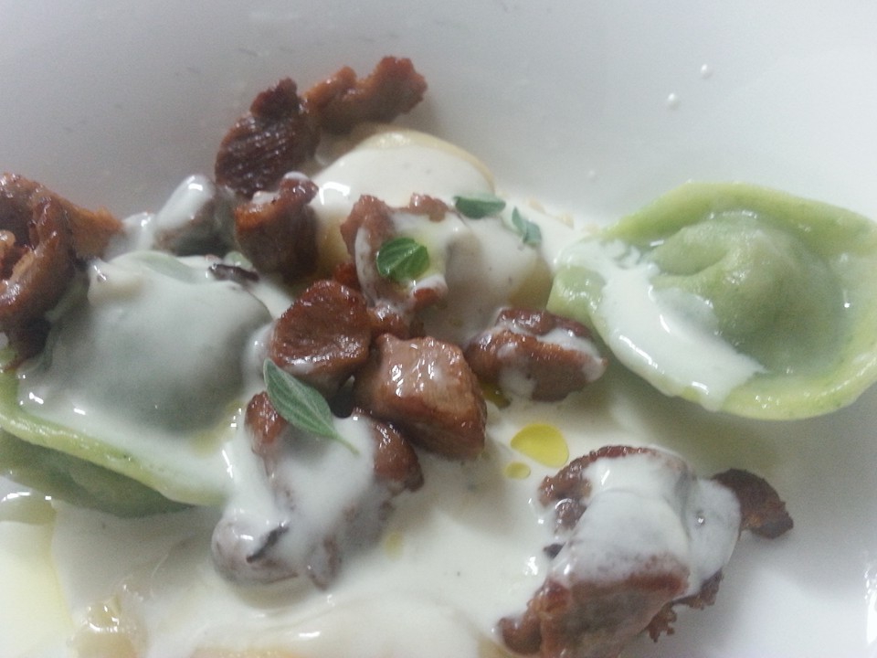 Galleria fotografica






Giuseppe Causarano, Locanda Gulfi, Chiaramonte Gulfi (Ragusa)

Palamita affumicata con foglie di vite, melagrana e azzeruole - Il piatto nasce dalle escursione sul letto del fiume Irminio, territorio sconosciuto e incontaminato che si addentra tra i Monti Iblei e sfocia a Donnalucata, dove poter raccogliere frutti, fiori e erbe selvatiche. Racconta la biodiversità di una terra fantastica come la Sicilia, lavorando uno dei pesci cosiddetti "poveri" come la palamita utilizzando dei prodotti dimenticati come le azzeruole. Il supporto del piatto disegnato da me e realizzato da un artigiano di Modica Giovanni Cerruto ricorda i ciottoli del fiume Irminio









Pino Cuttaia, La Madia, Licata (Agrigento)

Memoria visiva - E' il mio ricordo in una fetta di tonno rosso di Sicilia. Quando ero piccolo mio nonno, che era un ottimo cuoco, marinava con un po' di limone la paillard di vitello, prima di cuocerla. Faccio lo stesso col tonno, ma non lo cuocio anche se l'aspetto è simile, l'impressione della cottura è data proprio dalla marinatura. Se capita lascio che si trovi nel piatto anche il seme del limone: le mamme non si curavano mai se qualche seme cadeva nel piatto. Così presento la ricetta con una volontà evocativa di una quotidianità familiare, che è vita









Peppe Bonsignore, L’Oste e il Sacrestano, Licata (Agrigento)

Evoluzione di un'insalata di mare - Polpo cotto nel tè verde, seppia intagliata, gambero rosso di Licata il tutto servito su una crema di carote e un caramello di soia ottenuto dalla cottura dei cefalopodi. Ricordo che da bambino odiavo il polpo, fin quando mia mamma non decise di farlo con i sottaceti, dove primeggiava la carota, così iniziai ad assaggiarlo. Da quella memoria sono partito; così ho iniziato a lavorare sull'inserimento della carota. Tutto ebbe inizio nel 2009 e ogni anno modifichiamo la ricetta. Studiamo le cotture, aggiungiamo sempre qualche pesce, l’affumicatura del polpo viene fatta con ramoscelli di rosmarino secchi. La buccia di mandorla dona quel profumo di forno a legna che rievoca le nonne. Insomma oggi, nel 2016, dopo 7 anni, non diciamo mai che è una preparazione perfetta, perché è in continua evoluzione









Emanuele Russo, Le Lumìe, Marsala (Trapani)

Filetto di ombrina cotto a bassa temperatura con olio nuovo e miele di timo - Un piatto che unisce il gusto delicato del pesce alla dolcezza del miele e al piccante olio di Nocellara del Belice (la tradizione del pesce con l'innovazione della cottura a bassa temperatura)









Accursio Craparo, Accursio, Modica (Ragusa)

China su te - E' un divertimento che ammalia la vista prima di sorprendere il gusto: rompendo un bottone di seppia che racchiude il suo nero, restiamo ad ammirare la china che fluttua nel brodo di alghe, zenzero e tè nero, come nell'antica arte giapponese del suminagashi









Peppe Barone con Ninni Radicini, Fattoria delle Torri, Modica (Ragusa)

Sovrapposizioni autunnali di fava e fagiolo - Sovrapporre vuol dire in chiave compositiva la necessità, l'aspirazione di ogni essere umano di elevarsi, spingersi verso il cielo, in alto. D'altra parte congiungere due legumi di capitale importanza dà il senso del lavoro del cuoco, che è quello della sintesi di pensiero. Abbinarli alle erbe spontanee era una necessità oggi quasi obbligatoria. Il cuoco unisce sempre e mai separa









Corrado Assenza, Caffè Sicilia, Noto (Siracusa)

Prima che il sole scaldi - Un ragout di seppie e fave di cacao in salsa di broccolo viola, crema di peperoni grigliati. E poi due fili di ottima pasta. Concepito e realizzato col modo di fare di un pasticcere che lavora sul cibo pescando dolcezze e sapidità, costruendo consistenze e incroci con l'utilizzo di quanto la natura ci offre









Salvatore Vicari, Vicari, Noto (Siracusa)

Quaglia, rapa rossa e mela cotogna - Come in un bozzetto campestre ispirato al territorio di Noto, portiamo nel piatto un intero, piccolo ecosistema, che si muove dalle radici al cielo









Massimo Giaquinta, Cortile Arabo, Pachino (Siracusa)

Ostrica Porca - Da un pensiero "piccante" nasce questo piatto, un’ostrica dal mare alla terra, che racchiude l’eleganza della Sicilia. Tre sensazioni differenti ma inscindibili: passione, profumo e dolcezza. La passione trasposta dall'abbraccio tra ostrica e lardo di maialino nero dei Nebrodi, il profumo esaltato da menta peperita, erba citrica e polvere di arancia siciliana, la dolcezza viene sottolineata dalla confettura di gelso nero. Da gustare in un sol boccone - foto Rossana Brancato









Francesco Scarpulla, Brunaccini, Palermo

Ciacuni di patate e farina di tumminia con sparacelli (broccoletti siciliani), cozze, vongole e aria di mare - I ciacuni, gnocchi di patate simili a piccole “ciache” (ciottoli), rivisitazione di un grande classico della tradizione siciliana; la pasta coi frutti di mare con l’introduzione di un elemento terra, lo sparacello, e il tocco finale dellʼaria di mare, che rendono il piatto creativo e innovativo pur mantenendo i sapori tradizionali









Carmelo Trentacosti, Cuvée du Jour del Villa Igiea, Palermo

Triglia farcita con brunoise di verdurine, guazzetto di gamberi bianchi di nassa, crema di lattuga nostrana, bottarga di caviale Calvisius e cracker mediterraneo – E’ una “triglia in guazzetto”, versione moderna della triglia in umido alla messinese che facciamo in Sicilia









Gioacchino Gaglio, Gagini, Palermo

Baccalà profumato al miele di castagne Meli, ceci neri, germogli piccanti e castagne arrosto - Un piatto che racchiude i sapori e gli aromi della Sicilia d'inverno









Alberto Rizzo, Osteria dei Vespri, Palermo

Filetto di cavallo al ginepro, peperoni, patate, cipolla rossa e alici affumicate - Piatto che sintetizza le ispirazioni della mia cucina a cavallo fra le origini emiliane (la “vecchia di cavallo” della tradizione parmigiana) e le suggestioni del patrimonio di materie prime della ragione in cui sono nato (la Sicilia). Toni morbidi e sapidi che dialogano tra di loro in un connubio che realizza l’incontro intrigante fra mare e terra









Ciccio Sultano, Duomo, Ragusa

Pasta, zucca gialla sicula e mandorla pizzuta con ostrica - Una sublimazione del gusto, che racconta un territorio nell'incontro tra terra e mare









Claudio Ruta, La Fenice del Villa Carlotta, Ragusa

Ravioli di carote, scaglie di bottarga di tonno e brodo di pesce affumicato - Due pensieri. L’armonia perfetta nasce dai contrasti ben riusciti; l’equilibrio dei sapori, la materia prima e il rispetto della tradizione. Racconta un percorso di gusto che parte dalla tradizione per poi esaltare in un raffinato mix di verdure e pesce, l'eccellenza delle materie prime. Delicato ed essenziale









Vincenzo Candiano, Locanda Don Serafino, Ragusa

Filetto di mupa in un mare di verdure invernali - La Food Valley ragusana è così chiamata perché ha la fortuna di godere delle bontà che arrivano dal mare che ne bacia le coste, delle delizie ortofrutticole dalle pianure e vallate, dai generosi altopiani per gli ulivi, fino alle verdi e rigogliose alture più a Nord dei Monti iblei, da dove si cava pure qualche ottimo tartufo.In questa pietanza ho portato alcuni dei protagonisti invernali della tavola ragusana: carciofi, topinambur (patacche), cardo selvatico, broccoli e cavolfiori, bietole selvatiche, porro, tartrufo uncinato, il tutto sporcato, come fosse terra umida, dal “terriccio” di pane al nero di seppia bagnato d’olio extravergine. Li ho messi armoniosamente insieme, baciati dal mare rappresentato dall’acqua di cottura del cavolo rosso. A dominare su tutti la succulenta carne della “mupa”, oppure chiamatela occhione: a ogni forchettata la si potrà gustare con una verdura diversa









Andrea Macca, La Cucina di Donnacarmela, Riposto (Catania)

Pacchero sabbiato ripieno di ricotta, maggiorana e funghi porcini con croccante di ragusano dop - Una versione alternativa della pasta al forno, molto amata dai nostri clienti









Martina Caruso, Signum, Salina (Messina)

Tataki di tonno Alalunga in crosta di cuscus e bottarga, verdure aspre, miele di mandorlo e finocchietto selvatico - Questo piatto è stato pensato l'anno scorso dopo una richiesta della giornalista Roberta Schira per un progetto sul cuscus. Il piatto è stato proposto ad amici e addetti ai lavori durante il 2015 ma senza mai entrare in carta ufficialmente, cosa che intendo fare invece quest'anno, alla riapertura. Mentre facevo un viaggio in Marocco con la mia famiglia ho assaggiato vari tipi di cuscus... Verdure, pesce, carne e infine dolce. Mi sono detta: perché non farne una panatura di un prodotto ittico del mare di Salina, con pochi minuti di cottura in padella e un filo d'olio? Ed eccomi con questo piatto, studiato nella tradizione e dalla ricerca delle materie prime del mio territorio. Con l'aiuto di Filippo Drago dei Molini del Ponte, produttore di grani antichi siciliani nonché di cuscus, ho imparato a incocciare questo prodotto, da cucinare in maniera semplice e tradizionale. Poi ho sentito mia l'esigenza di provare diverse tecniche e abbinamenti alimentari... Salato, acido e dolce, questi tre elementi non dovevano mancare nel piatto, arricchito da consistenze e temperature differenti









Pietro D’Agostino, La Capinera, Taormina (Messina)

Insalata di palamita con patate schiacciate e verdurine all’Eoliana - Ecco, oggi mi esprimo così! E coloro di blu e argento ogni sapore e tutti i profumi di questa tavola. Vi presento l’equilibrata delizia del pesce azzurro di cui è ricco il nostro mare, la mia fantasia e il suo colore; contrasto e amore, delizia e virtù. Eppure il merito e tutto loro: delle verdure, della frutta da agricoltura biologica e dei pesci, così nobilmente vestiti blu sul dorso ed argentei sul ventre. E adesso con garbo e curiosità, deliziatevi di queste pesce, semplice e delicato, nutriente ed equilibrato









Massimo Mantarro, Principe Cerami del San Domenico Palace, Taormina (Messina)

La colazione del contadino nei campi: pane, formaggio e pomodoro - Rappresenta per noi motivo di orgoglio e soddisfazione. Il piatto che è stato scelto quest’anno per molto tempo è già stato in carta al Principe Cerami. Un capolavoro di gusto e di colori, utilizzando materia prima siciliana semplice e allo stesso tempo di eccellenza









Giuseppe Costa, Il Bavaglino, Terrasini (Palermo)

Gamberi crudi, arancia, germogli e pepe di Sichuan - Un classico piatto che incontra i profumi d'Oriente






