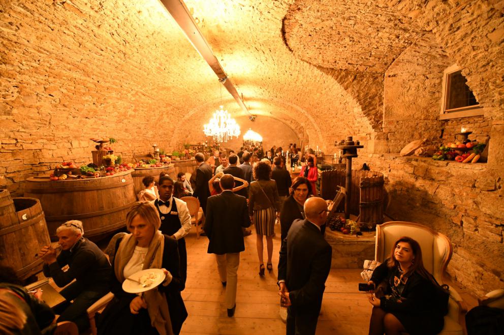 Galleria fotograficaTeatro dell'evento di&nbsp;East Lombardy, il&nbsp;monastero di Ast&igrave;no,&nbsp;Bergamo.&nbsp;E'&nbsp;un complesso conventuale plurisecolare di origine&nbsp;vallombrosana&nbsp;non pi&ugrave; attivo e&nbsp;restaurato nel 2015.
Alcuni degli illustri cuochi che hanno preso parte all'evento. Si riconoscono&nbsp;Carlo Cracco,&nbsp;Chicco Cerea,&nbsp;Tonino Cannavacciuolo&nbsp;e&nbsp;Bobo Cerea
