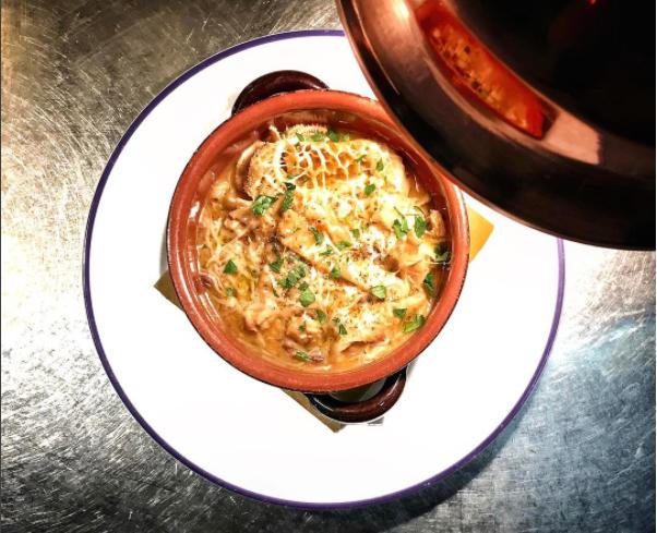 Galleria fotografica






Trippa fritta. Il primo piatto icona del locale









Vitello tonnato. Altro piatto icona









Midollo alla brace. Terzo piatto icona









Uovo morbido, animelle e bietoline all'erba di San Pietro









Ventresca di tonnetto ala lunga alla brace, cipolle agrodolci, capperi e rosmarino









Zucca di Hokkaido in carpione e bagna cauda









Uova di seppia arrostite, tarassaco, cicoria e bottarga di tonno









Baccalà, crema di ceci e cavolo nero









Insalata russa









Cardo gobbo gratinato e uova di aringa affumicate









Terrina di fegatini di pollo, saba e marmellata di cipolle alla menta









Risotto allo zafferano e midollo alla brace









Ravioli ripieni di ricotta di pecora e tarassaco, ricci di mare e erba cipollina









Gnocchi al ragù









Risotto all'aceto invecchiato, tarassaco, cicciolata e pepe nero









Mezze Maniche con pajata









Verdure bollite e bagna cauda









Beccaccia arrosto









Baccalà, lenticchie e pancetta stufata di mora romagnola (autoprodotta)









Granelle di agnello fritte, radicchio di Verona brasato al Valpolicella e salsa al gorgonzola









Frontali di ricciola nel guanciale alla brace, crema di cicerchie e rosmarino









Animelle croccanti, radicchio tardivo confit, cedro candito e liquirizia









Anguilla in carpione al dragoncello









Polenta gialla, salsiccia moretta e verza









Polenta bianca e garusoli al limone









Vignarola: fave, carciofi, lattuga romana, guanciale, cipollotto e pecorino romano









Asparagi, uova di quaglia, senape e cerfoglio









Diaframma di cavallo alla brace, crema di cipolle di tropea, crescione d'acqua









Fritto di leccia: cuore, fegato e lattume









Coratella di agnello









Orecchio di maiale alla brace, crema di radici di soncino, talli d'aglio, foglie di senape









Cipolla novella, fonduta di Castelmagno, agretti e liquirizia









Diaframma di vitello alla brace, bietole alla menta e purè









Tomahawk di pecora brogna alla brace, carote e portulaca









Crema di zucchine, salsa al caprino e pepe nero






