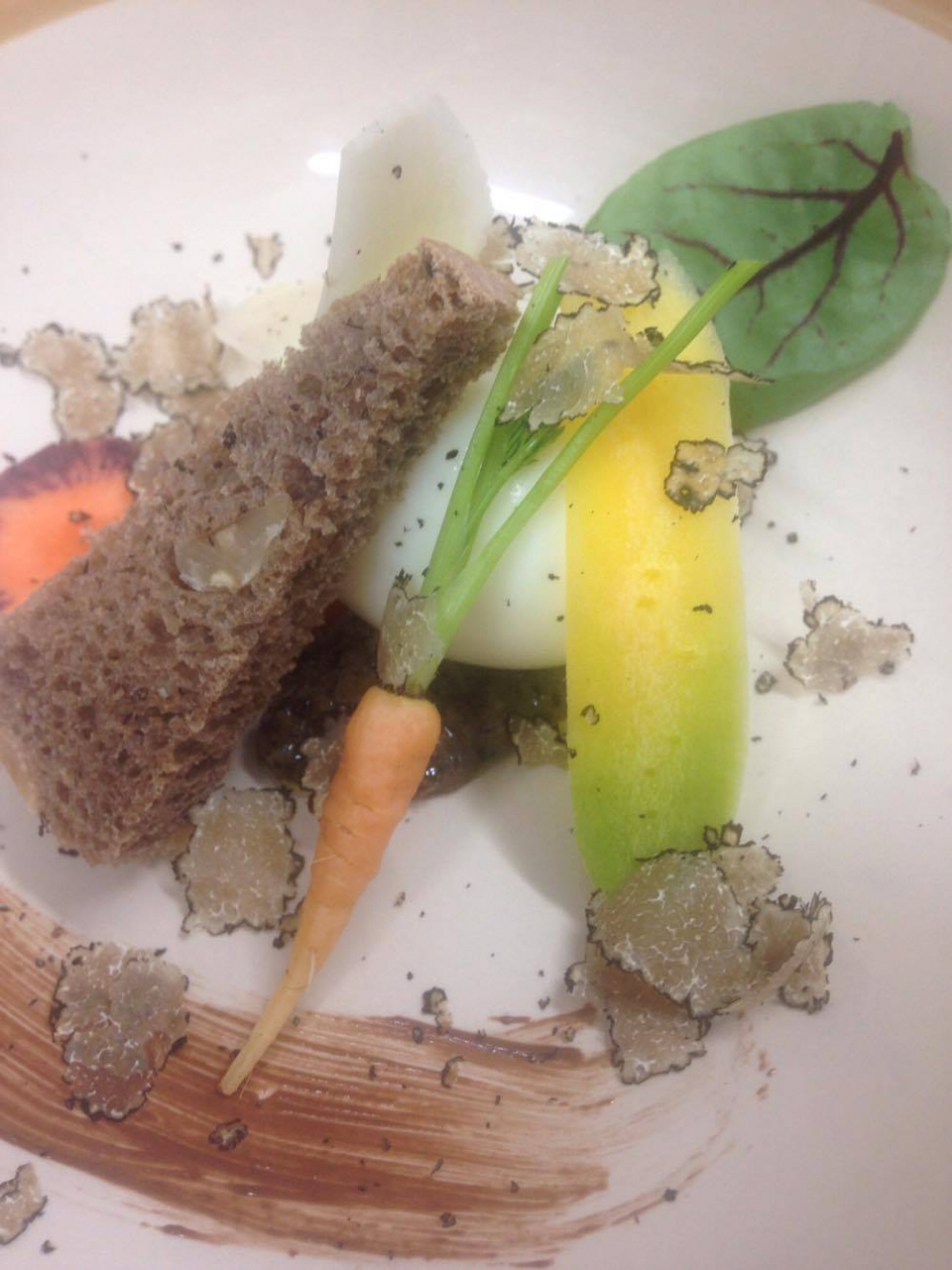 Galleria fotografica






Massimiliano Poggi, Al Cambio, Bologna

Uovo asparagi e parmigiano. Rappresenta la tradizione, non solo bolognese ma italiana. Chiaro che noi, con l'apparato di Altedo, abbiamo una fortuna che non tutte le regioni hanno: l'abbiamo in casa e di qualità assoluta! Riprendo la tradizione e trasformo le consistenze: a essere fritto non è più l'uovo ma la punta degli asparagi; il parmigiano non è più grattato ma viene reso cremoso con aggiunta di brodo di asparagi; aggiungo solo una parte di succo di asparagi crudi perché dà una notevole componente minerale amarognola. Un anticipo di primavera









Alessandro Panichi, Sotto l'Arco, Bologna

Canocchia, radicchio, bottarga e lampone. Dolce, amaro, acido e iodato (foto Bob Noto)









Isa Mazzocchi, La Palta, Borgonovo Valtidone (Piacenza)

Batarò con senape selvatica, pescegatto e pancetta. Una specie di pane schiacciato, con percentuale di polenta, ripieno di salumi piacentini (si serve soprattutto in val tidone). Piacenza in un batarò









Alberto Faccani, Magnolia, Cesenatico (Forlì-Cesena)

Triglia, amaretto, zafferano e limone. La dolcezza e la grassezza della triglia, la nota alcolica del liquore di mandorla, la profondità dello zafferano e l'aspro del limone. Un omaggio all'Italia e al Mediterraneo









Omar Casali, Marè, Cesenatico (Forlì-Cesena)

Bora Nera. Spaghettoni, inchiostro, quinto quarto di seppia, alghe e bergamotto. Materia prima, tecnica e tanto cuore per riportare nel piatto l'affascinante e profondo profumo iodato di una burrascosa giornata sul molo di Cesenatico









Fabrizio Mantovani, Fm con gusto, Faenza (Ravenna)

Patata ratta, lenticchie e caviale. E' una sintesi della mia cucina: una semplice patata con lenticchie, arricchita da un piccolo cucchiaio di caviale. Una crème fraîche allo zafferano e zest di lime. Estetica, istinto e semplicità ragionata









Massimiliano Mascia, San Domenico, Imola (Bologna)

Scampo, goletta e piselli. Amo i colori e i sapori della primavera e mi piace giocare con la contaminazione carne/pesce









Luca Marchini, L'Erba del Re, Modena

Risotto con ostriche, succo di porri, rucola e rabarbaro. E' il frutto della volontà di far coesistere la forza olfattiva del mare, proveniente dalle ostriche adagiate sulla superfice, con la pseudo-dolcezza di un risotto cremoso, la cui cottura viene fatta con un succo di porri grigliati e brasati. Giocano un ruolo di equilibrio la freschezza e asprezza del rabarbaro e il lieve amaro della rucola selvatica









Massimo Bottura, Osteria Francescana, Modena

Sometimes maillard, sometimes partrige... even bollito in civèt sauce. Ovvero, "A volte germano reale, a volte pernice... persino il bollito in salsa civet"









Irina Steccanella e Beppe Palmieri, Panino, Modena

Tortellini SuperPanna. Comprare una grande materia prima per fare un grande tortellino, e restiuire valore e qualità a un piatto della cucina domestica degenerato col tempo









Gianluca Gorini, Le Giare, Montiano (Forlì-Cesena)

Cetriolo, liquore Varnelli e uova di pesce affumicate. Note vegetali che incontrano quelle marine e affumicate per un interpretazione a 360 gradi del cetriolo, dal germoglio al fiore









Riccardo Agostini, Il Piastrino, Pennabilli (Rimini)

Animella d’agnello, latte ed estratto d’alloro. L'idea è quella di proporre un'animella inconsueta, d'agnello, senza nascondere le sue caratteristiche gustative come da tradizione ma esaltandole con il concentrato di latte di pecora per rafforzarne il gust. Vista la componente grassa, ho utilizzato l'alloro per il suo gusto amaro e la sua rinfrescante balsamicità









Terry Giacomello, Inkiostro, Parma

La pasta a modo nostro. Tagliolini tiepidi al bianco d'uovo con crema di parmigiano 36 mesi, rosso d'uovo sbattuto, caviale di tartufo e foglie di timo. E' un albume d'uovo cotto a vapore, steso come la pasta tradizionale, tagliato a mano a tagliolino, contornato da una crema di parmigiano, macchiata con un rosso d'uovo sbattuto e guarnito con foglie di timo e caviale di tartufo









Marco Parizzi, Parizzi, Parma

Consommé di buccia di patate, cipolla bruciata e ostriche con anolini di salmone. Il contrasto tra ingredienti di scarto e ingredienti pregiati, l'apparenza rassicurante di un piatto tipico con gusti completamente stravolti









Carla Aradelli, Riva, Ponte Dell'Olio (Piacenza)

Polpo, radicchio tardivo, crochetta di patate e majonese di rape rosse. Un piatto di semplicità ricercata: polpo e patate (la tradizione) e prodotti di stagione (radicchio tardivo e rapa rossa) creano un gioco di colori, radici e consistenze









Rino Duca, Il Grano di Pepe, Ravarino (Bologna)

Riso alla mandorla, gambero rosso e capperi. In Sicilia storicamente si cucinavano risi e non risotti. Nel mio piatto s'incontrano l'eleganza della mandorla, la sapidità del cappero e la profondità del gambero crudo









Matteo Salbaroli, Osteria L'Acciuga, Ravenna

Polpo arrostito, crema di topinambur e nocciole tostate. L'ho proposto al cenone e ha avuto così successo che lo riproponiamo anche l'inverno. Non solo polipo e patate









Gianni e Fulvia D'Amato, Caffè Arti e Mestieri, Reggiolo (Reggio Emilia)

Il viola della lingua. Lingua salmistrata cotta, spuma di patata viola, cavolo viola in agrodolce, polvere di lamponi disidratati









Gianpaolo Raschi, Guido, Rimini

Pancotto di pesce. Sono le mie origini marinaro-contadine, una lunga tradizione che si fonda sul concetto di recupero. Un tempo della memoria al quale sono profondamente legato e che ripercorro di continuo a bordo della mia Delorean (foto Giorgio Salvatori)









Franco Cimini, Antica Osteria del Mirasole, San Giovanni in Persiceto (Bologna)

Tagliatelle all'antico ragù di cortile. Un'antica ricetta delle campagne bolognesi che prevede l'utilizzo delle parti meno nobili degli animali da cortile (rigaglie), tra le quali creste, durelli, fegatini e ovine embrionali. Si contraddistingue per le diverse consistenze del ragù









Aurora Mazzucchelli, Marconi, Sasso Marconi (Bologna)

Il germano incontra un'acciuga. Il racconto del viaggio della migrazione germano. Lo scontro del mare con la terra e l'incontro del sapido col selvatico









Piergiorgio Parini, Povero Diavolo, Torriana (Parma)

Brasato di narce (anagramma di "carne", anche detto "l'animale che non c'è"). Il piatto rievoca alla vista e al palato l'opulenza e corposità di un brasato pur essendo composto di soli elementi vegetali: la base è un kiwi, glassato con ristretto di verdure, salse fermentate e vino rosso, spolverato con erbe balsamiche (foto Passione Gourmet)









Alberto Degl'Innocenti, Tirabusciò, Bibbiena (Arezzo)

Gnocchetti di pane verna allo scalogno, salsa di ribollita, cubetti di pane croccante al cavolo nero e cialda di Parmigiano. Un classico toscano a modo mio









Fabrizio Girasoli, Butterfly, Capannori (Lucca)

Evoluzione del gambero rosso. Da marinato a fritto, passando per padella e vapore con coincidenze di frutta e verdure, nella nebbia del  mattino. Mi piace mettere in gioco tutti i sensi del commensale, dalle consistenze cotture e sapori diversi per il palato, all'aroma diffuso per l'olfatto. La parte fritta che può essere mangiata con le mani e lo scorrere della tisana versata al momento  che coinvolge vista e udito









Andrea Mattei, Meo Modo a Borgo San Pietro, Chiusdino (Siena)

Fegatini di pollo affumicati, anguilla e ortica. La tradizione dell'entroterra toscano incontra il mare









Gaetano Trovato, Arnolfo, Colle Val D'Elsa (Siena)
Piccione: petto, coscia farcita con il suo fegato, castagne e spezie. Il piatto del cuore che evolve continuamente, dall’inizio negli anni Ottanta, quando si preparava lardellato ripieno di funghi e servito con le cipolle caramellate, fino ad oggi, in veste rinnovata con abbinamenti di stagione in stagione per esaltare il gusto









Peter Brunel, Borgo San Jacopo, Firenze

Il mio orto toscano (che passa in vaso l'inverno). La mia interpretazione gioca su: 1. vaso fiori e germogli eduli; 2. cramble di tartufo e pre.ona di tartufo ghiacciato; 3. terra di olive e cioccolato con spugna di nocciole, asparagi liofilizzati; 4. spuma di yogurt e rafano con ortaggi semi disidratati. Nel piatto: patata pietrificata con maionesi al carbone e levistico. E' il mio ricordo che va agli ortaggi, che verso la fine dell'autunno nell'orto perdono idratazione, da lì l'idea di inserirli in vaso per conservarli... in fase calante









Annie Féolde, Riccardo Monco, Alessandro Della Tommasina. Enoteca Pinchiorri, Firenze

Pici di pane con vongole veraci, crema di burrata e erba cipollina. L’aspetto interessante di questa ricetta è l’impasto dei pici: utlizziamo una pasta di pane integrale con lievitazione naturale e con la madre (la pasta ha dunque un'acidità leggera e molto saporita). Porta la pasta a una nuova dimensione sensoriale al palato. Il tutto contenuto all’interno della pasta e non fuori sotto forma di salsa









Enrico Panero, Da Vinci a Eataly, Firenze

Risotto al latte e acciughe, animelle al marsala e polveri di cipolla e limone. E' un primo piatto che riprende le mie origini piemontesi: fa parte anche del menu degustazione "Un piemontese in Toscana" a ricordare la tradizione di cuocere il riso nel latte come base per dolci o come pasto povero serale: Il riso si presenta con la dolcezza del latte che si concentra durante la cottura compensata dalla sapidità delle acciughe. A completare animelle sfumate al Marsala secco, l'acidità della polvere di limone e la polvere di cipolla a riprendere il classico fondo usato per risotti ma che mantiene tutta la sua freschezza. Un piatto ricco, che unisce consuetudini piemontesi per il riso e toscane per l'utilizzo di frattaglie









Simone Cipriani, già chef del Santo Graal, Firenze

Lasagna 2D. Due tele sottilissime di pomodoro disidratato con all’interno uno strato di pasta all’uovo, salsa mornay e ragù. Fuori sono leggermente bruciate con il cannello e gratinate con parmigiano. Due millimetri in cui si trova tutta l’Italia, concentrata e bidimensionale. Può essere presentata sia in orizzontale che in verticale, ad esempio messa al muro come se fosse un quadro, staccata e presentata a tavola









Vito Mollica, Il Palagio del Four Seasons, Firenze

Sedano carota cipolla farciti con parfait di fagiano salsa di mandorle e aglio dolce. Sono gli ingredienti a, b e c ‎della nostra cucina ma mai protagonisti in un piatto. Durante la preparazione di un consommé di fagiano, ho pensato con i ragazzi che sarebbe stato un reato buttare via in quanto era gustosissimo. L'abbiamo farcito creando un‎ piatto di recupero di una piacevole complessità gustativa









Marco Stabile, Ora d'Aria, Firenze

Se un meteorite cadesse in Toscana: visione universale della bruschetta. (e la giusta continuazione sarebbe: "raccoglierebbe tantissimi sapori incredibili"). Si tratta di un modo particolare (con visione dall'universo) di interpretare la bruschetta toscana, con fagioli, cavolo nero e olio toscano. Questo perché si parla molto di universo, di visitare altri pianeti, di catastrofi con arrivo di asteroidi, meteoriti, o addirittura di pianeti occulti con rotta di impatto verso la terra... Questo piatto è in tema ma smorza decisamente le preoccupazioni.









Cristoforo Trapani, Magnolia dell'hotel Byron, Forte dei Marmi (Lucca)

Carciofo arrostito. E' un simbolo di festa in tutte le case campane ma, soprattutto, è fatto dai venditori abusivi per strada. Il fumo che va su, il profumo delle bucce dei carciofi che bruciano sui carboni... È così che ho voluto riprodurre un pezzo di storia in chiave moderna









Igles Corelli, Atman, Lamporecchio (Pistoia)

Il Maiale va al mare. Il maiale dei mille abbinamenti in questo caso si sposa alla perfezione col calamaro









Cristiano Tomei, L'Imbuto, Lucca

Il Tutto e il Niente. Ovvero: Cialda di grano arso sotto seppia, il suo nero e cervella fritte. E' la sintesi di un panino gourmet. Grande concetto e grande sapore (foto di Lido Vannucchi)









Damiano Donati, Punto Officina del Gusto, Lucca

Tagliolino verde di mare vegetale. E' un tagliolino di semola di grano duro, impastato con alghe secche, servito all'olio. Proprio così, semplice per consentirgli di esprimere tutto lo iodio delle alghe









Valeria Piccini, Da Caino, Montemerano (Grosseto)

Maremma: il cinghiale e il territorio. E' nato dalla voglia di portare nel piatto i profumi che possiamo sentire nel corso di una passeggiata nel bosco del tardo autunno/inverno. Viene utilizzata la pancia del cinghiale, accompagnata da cicorie spontanee, radici, funghi, lumache e corbezzoli, la salsa e la bevanda calda di accompagnamento. Sprigionano profumi incredibili di ghiande tostate, castagne arrostite, mele selvatiche, funghi e mirtilli









Dario Cecchini, Solociccia, Panzano in Chianti (Siena)

To beef or not to beef. Panino con la bistecca e salsa di bistecca. Sarà il panino di punta del mio nuovo progetto, Cecchini Panini, un fastfood di ciccia a Panzano in Chianti, cioè a casa mia. Più carnivoro di così...









Deborah Corsi, La Perla del Mare, San Vincenzo (Livorno)

L'aia, la macchia e il mare. Un piatto in cui si fondono i profumi del mio territorio: la terra che incontra il mare









Nicola Damiani, Osteria di Passignano, Tavarnelle val di Pesa (Firenze)

Budino di ortica con fondente di parmigiano, uovo croccante e gocce di acqua di pomodoro. E' la rivisitazione dell'uovo all'occhio di bue con erbette di campo e parmigiano






